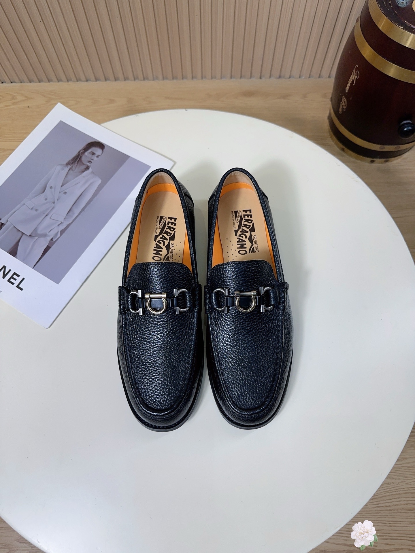 NO:779354,These are Salvatore Ferragamo's classic Gancini series of men's loafers, which are the iconic shoes of the century-old Italian luxury brand. Ferragamo is known as the 'star shoemaker' and focuses on 'equal comfort and luxury'. It is a high-end choice for business and leisure wear. The Gancini horseshoe buckle on the shoe body is the soul symbol of the brand. It comes from the iron decoration of the Renaissance. It is Ferragamo's most recognizable design, low-key highlighting identity and taste.  The lace-less one-step design makes it easy to put on and take off. The shoe shape is firm and does not collapse. It modifies the foot shape and is highly tolerant to various foot types. It is an 'evergreen style' in men's shoe cabinets.  It is made of first-layer pebbled calfskin imported from Italy. The leather is fine and compact, with a high-grade luster. It has texture over time and has a long service life. It is the core material of high-end leather shoes. The inside of the shoe is made of soft leather lining, which is extremely skin-friendly and effectively reduces the friction between the shoe and the foot. It will not wear your feet for a long time. Sizes 38-44 (45.46 can be customized) A38, Louis Vuitton, Ferragamo, Ferragamo, Loafers, Cowhide19860909这是菲拉格慕（Salvatore Ferragamo）经典Gancini系列男士乐福鞋,是意大利百年奢侈品牌的标志性鞋款.菲拉格慕被誉为“明星御用皮鞋匠”,以“舒适与奢华并重”为核心,是商务、休闲穿搭的高端之选.鞋身的Gancini马蹄扣是品牌的灵魂符号,源自文艺复兴时期的铁艺装饰,是菲拉格慕最具辨识度的设计,低调彰显身份与品味. 无鞋带一脚蹬设计,穿脱便捷,鞋型挺括不塌,修饰脚型,对各种脚型的包容度高,是男士鞋柜的“常青款”. 采用意大利进口头层荔枝纹小牛皮,皮质细腻紧致,光泽感高级,越穿越有质感,使用寿命长,是高端皮鞋的核心用料.鞋内采用柔软的皮内衬,亲肤性极强,有效减少鞋子与脚部的摩擦,久穿不磨脚.38-44码（45.46可定）A38,,louis vuitton,ferragamo,ferragamo,loafers,cowhide,Men's shoes