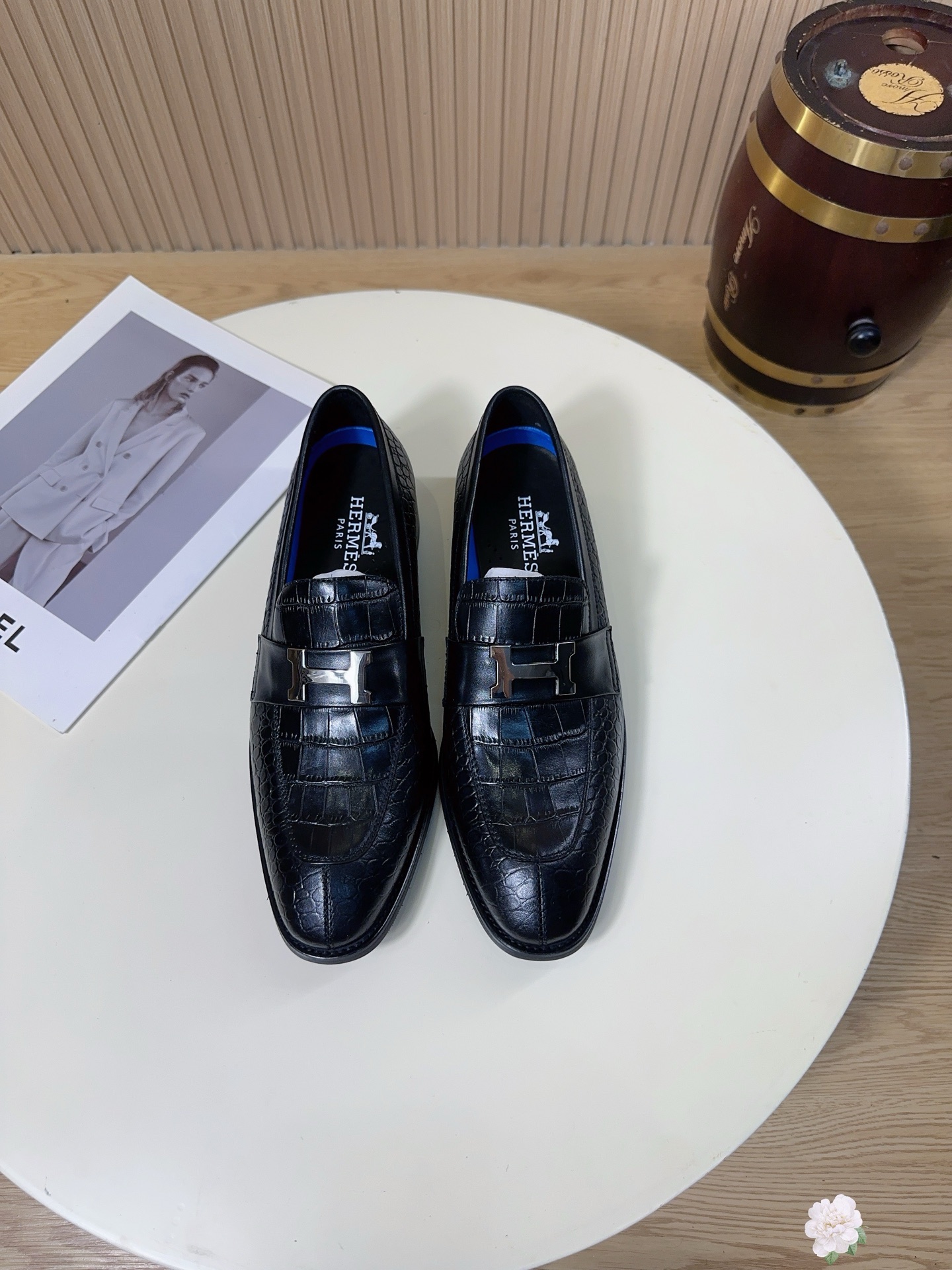 NO:779334,This pair of shoes is HERMS men's classic loafers (also known as Destin series or Granville series). As a top French luxury brand, Hermès shoes are famous for their 'low-key aristocratic feel'. The bright 'H'-shaped metal buckle on the front of the shoe It is the soul totem of Hermès. Different from the exaggerated big logo, this metal buckle design is low-key and luxurious, which instantly enhances the sense of class of the shoe and is a symbol that knowledgeable people can recognize at a glance. It retains the convenient slip-on and take-off design of Loafer shoes without laces, retains the instep space, and is suitable for daily commuting or business and leisure. It is the most comfortable pair of shoes in a man's shoe cabinet. The inside of the shoe is made of soft leather lining, which is extremely skin-friendly and reduces the friction between the shoe and the foot. The soles are made of Hermès' classic anti-slip rubber material, which is thick and tough. Although it is a luxury product, Hermès' sole design takes into account practicality and stable walking, unlike some luxury brands that are 'only suitable for standing.' The stitching on the mouth and edges of the shoe is neat and straight, and high-strength nylon thread stitches are evenly dense, reflecting the rigor of French shoemaking. Size 38-44 (45.46 can be customized) A38, hermes, hermes, loafers19860909这双鞋是 HERMS（爱马仕） 男士经典款乐福鞋（也称为Destin系列或Granville系列）,作为法国顶级奢侈品牌,爱马仕的鞋履以“低调的贵族感”著称.鞋面前端的亮面 “H”形金属扣 是爱马仕的灵魂图腾.不同于浮夸的大Logo,这种金属扣设计低调奢华,瞬间提升鞋子的档次感,是懂行的人一眼识别的标志.保留了乐福鞋（Loafer）无鞋带的便捷穿脱设计,保留了脚背空间,适合日常通勤或商务休闲,是男人鞋柜里最舒服的一双鞋.鞋内采用柔软的皮内衬,亲肤性极强,减少了鞋子与脚部的摩擦. 鞋底采用爱马仕经典的防滑橡胶材质,底子厚实且有韧性.虽然是奢侈品,但爱马仕的鞋底设计兼顾了实用性,走路稳健,不像某些奢侈品牌“只适合站着”.鞋口和边缘的车线工整笔直,采用高强度尼龙线针脚均匀密集,体现了法式制鞋的严谨.码数38-44（45.46可定做）A38,,hermes,hermes,loafers,Men's shoes