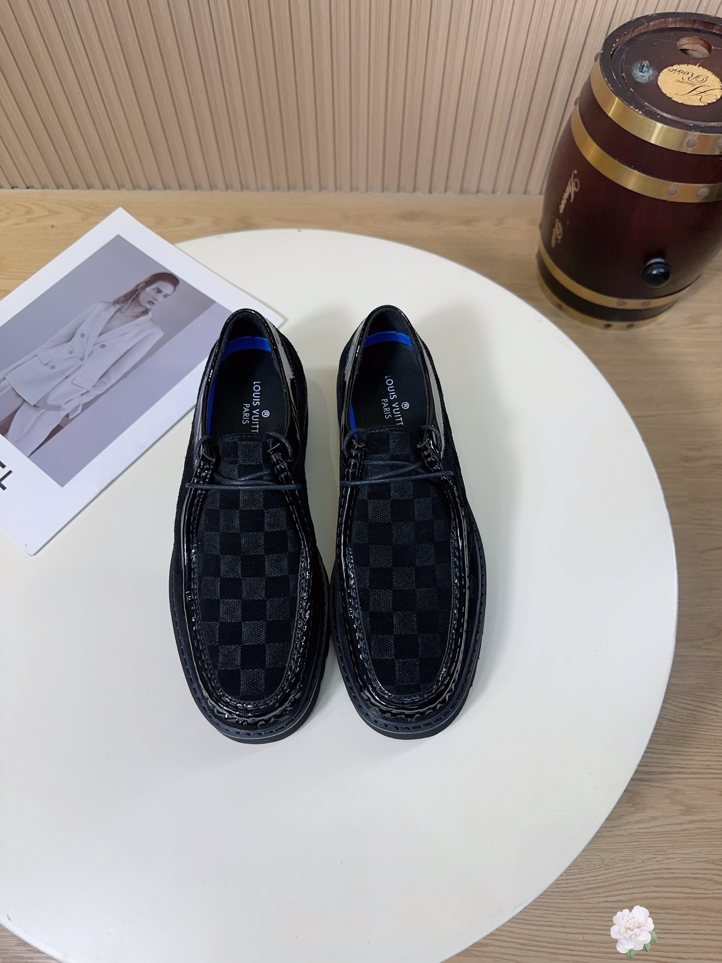 NO:779360,These are LOUIS VUITTON (Louis Vuitton, referred to as LV) men's classic checkerboard loafers, which combine the brand's iconic design and high-end shoemaking technology. They are a light luxury choice for business and casual wear. The shoe body adopts LV's iconic checkerboard (Damier) embossing/embossing process, which is a classic element inherited by the brand for hundreds of years. It is more low-key and restrained than presbyopia. It has a sense of 'old money style' and high-end. Those who know the brand can recognize the brand at a glance, and it is a status card in social situations.  The style is versatile and comes in two colors: sapphire blue + pure black. The blue model is eye-catching and suitable for casual yuppie style; the black model is calm and elegant, suitable for all business and commuting scenarios, and meets different dressing needs.  The upper is made of imported first-layer nubuck leather (suede feel), which is fine and soft, has a warm touch, has texture over time, and has a long service life; the breathable genuine leather lining + wear-resistant material can be worn in all seasons of spring, summer, autumn, and winter. It is an 'evergreen style' in the shoe cabinet. Whether it is commuting to the workplace or daily travel, you can easily achieve a high-end feel, a timeless classic, worth owning. Size 38-44 (45.46 can be customized) A38, Louis  vuitton,louis vuitton,louis vuitton,loafers,cowhide,chamois leather19860909这是 LOUIS VUITTON（路易威登,简称LV） 男士经典棋盘格乐福鞋,融合了品牌标志性设计与高端制鞋工艺,是商务休闲穿搭的轻奢之选. 鞋身采用LV标志性的棋盘格（Damier）压纹/压花工艺,这是品牌传承百年的经典元素,比老花更低调内敛,自带“老钱风”高级感,懂行的人一眼就能识别品牌,是社交场合的身份名片. 风格百搭提供宝蓝+纯黑两种配色,蓝色款个性吸睛,适合打造休闲雅痞风；黑色款沉稳大气,适配商务、通勤全场景,满足不同穿搭需求. 鞋面采用进口头层磨砂牛皮（麂皮质感）,皮质细腻柔软,触感温润,越穿越有质感,使用寿命长；透气真皮内里+耐磨材质,春、夏、秋、冬四季都能穿,是鞋柜里的“常青款”.无论是职场通勤还是日常出行,都能轻松拿捏高级感,永不过时的经典,值得拥有.码数38-44（45.46可定）A38,,louis vuitton,louis vuitton,louis vuitton,loafers,cowhide,chamois leather,Men's shoes