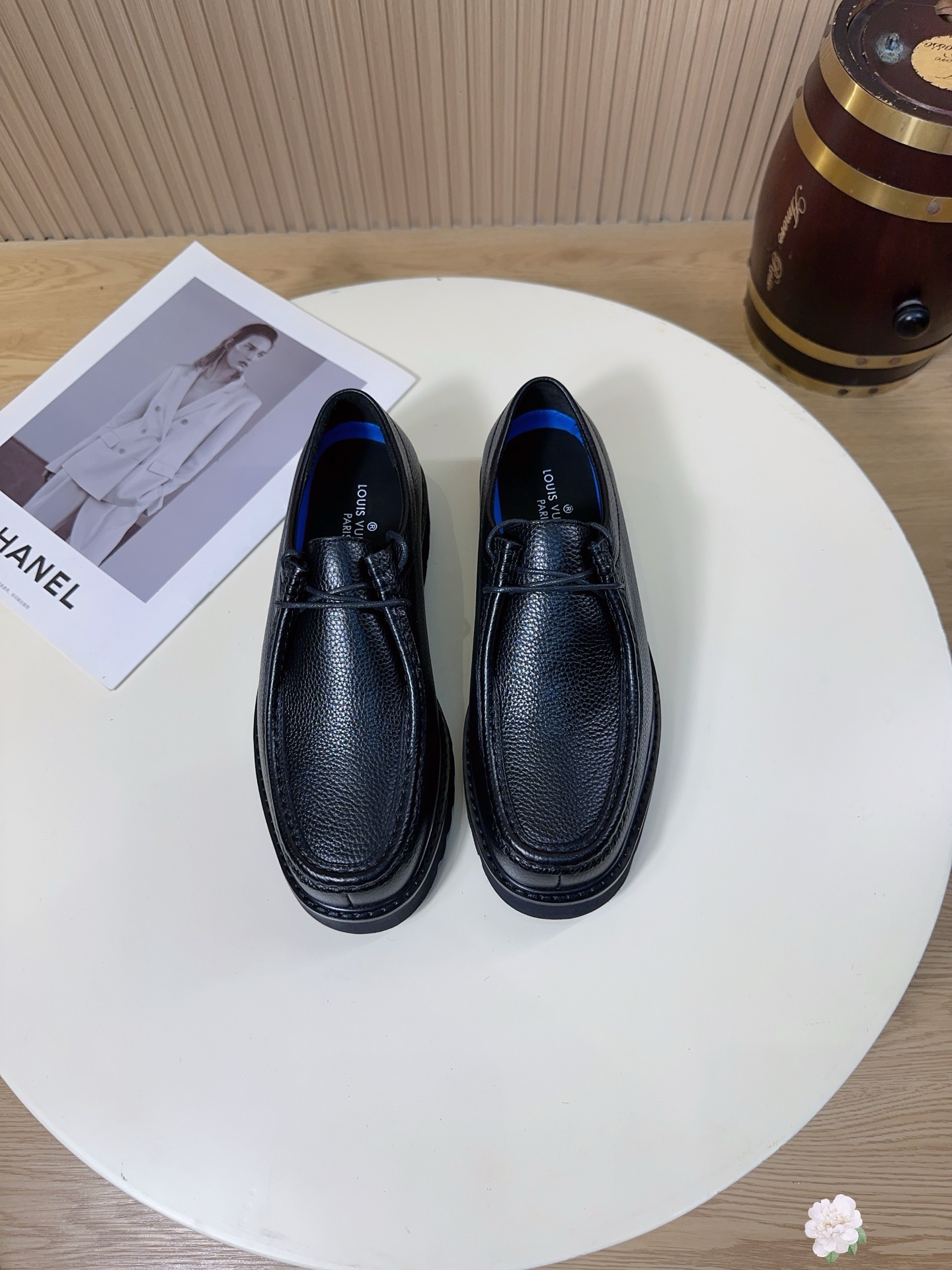 NO:779364,This is LOUIS VUITTON (Louis Vuitton, referred to as LV) men's pebbled casual loafers. It is a classic shoe model of the brand that combines high-end shoemaking technology with daily comfort.  The upper is made of pebbled first-layer grained cowhide, with a natural and full texture, soft and tough touch. Compared with smooth leather shoes, it is more wear-resistant and scratch-resistant. It is less likely to leave scratches in daily wear and has a retro texture. The shoe is lined with skin-friendly genuine leather, which is soft to the touch and absorbent.  It wicks moisture away from your feet and won't be stuffy or abrasive when worn for a long time. Say goodbye to the stuffy feeling of leather shoes. The soles are made of LV custom-made non-slip rubber material with deep texture, strong grip, stable walking, non-slip and wear-resistant, and can be worn for daily commuting and travel in rainy days, with full practicality.  LV pebbled loafers are the comfort and luxury engraved in the brand's DNA. They have become a 'rigorous necessity' in men's shoe cabinets, whether commuting to the workplace or daily travel. Size 38-44 (45.46 can be customized) A38, louis vuitton, louis vuitton, louis vuitton, loafers, cowhide19860909这是 LOUIS VUITTON（路易威登,简称LV） 男士荔枝纹休闲乐福鞋,是品牌将高端制鞋工艺与日常舒适感结合的经典鞋款. 鞋面采用荔枝纹头层摔纹牛皮,纹理自然饱满,触感柔软有韧性,相比光面皮鞋更耐磨、抗刮,日常穿着不易留下划痕,越穿越有复古质感.鞋内采用亲肤真皮内衬,触感柔软,吸汗排湿,长时间穿着不闷脚、不磨脚,告别皮鞋的闷热感.鞋底采用LV定制防滑橡胶材质,纹路深邃,抓地力强,走路稳健,防滑耐磨,日常通勤、雨天出行都能穿,实用性拉满. LV 荔枝纹乐福鞋,是刻在品牌DNA里的舒适与奢华.让它成为男人鞋柜里的‘刚需’,无论是职场通勤还是日常出行.码数38-44（45.46可定）A38,,louis vuitton,louis vuitton,louis vuitton,loafers,cowhide,Men's shoes