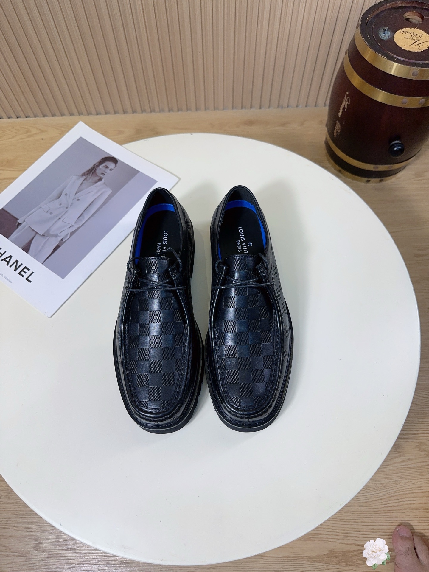 NO:779330,These are LOUIS VUITTON (Louis Vuitton, referred to as LV) iconic plaid cowhide casual loafers. It is a classic shoe model of the brand that combines high-end shoemaking technology with daily comfort.  The upper is made of top-layer textured cowhide with plaid embossing. The texture is natural and full, and the touch is soft and tough. Compared with smooth leather shoes, it is more wear-resistant and scratch-resistant. It is less likely to leave scratches in daily wear and has a retro texture. The inside of the shoe is lined with skin-friendly genuine leather, which is soft to the touch.  It absorbs sweat and wicks away moisture, so it won't stuffy or abrade your feet when worn for a long time, saying goodbye to the stuffy feeling of leather shoes. The soles are made of LV custom-made non-slip rubber material, with deep texture, strong grip, stable walking, non-slip and wear-resistant, and can be worn for daily commuting and traveling in rainy days, with full practicality.  LV pebbled loafers are the comfort and luxury engraved in the brand's DNA. They have become a 'rigorous necessity' in men's shoe cabinets, whether commuting to the workplace or daily travel. Size 38-44 (45.46 can be customized) A38, louis vuitton, louis vuitton, louis vuitton, loafers, cowhide19860909这是 LOUIS VUITTON（路易威登,简称LV） 标志性格子纹牛皮休闲乐福鞋,是品牌将高端制鞋工艺与日常舒适感结合的经典鞋款. 鞋面采用头层摔纹牛皮,格子压纹,纹理自然饱满,触感柔软有韧性,相比光面皮鞋更耐磨、抗刮,日常穿着不易留下划痕,越穿越有复古质感.鞋内采用亲肤真皮内衬,触感柔软,吸汗排湿,长时间穿着不闷脚、不磨脚,告别皮鞋的闷热感.鞋底采用LV定制防滑橡胶材质,纹路深邃,抓地力强,走路稳健,防滑耐磨,日常通勤、雨天出行都能穿,实用性拉满. LV 荔枝纹乐福鞋,是刻在品牌DNA里的舒适与奢华.让它成为男人鞋柜里的‘刚需’,无论是职场通勤还是日常出行.码数38-44（45.46可定）A38,,louis vuitton,louis vuitton,louis vuitton,loafers,cowhide,Men's shoes