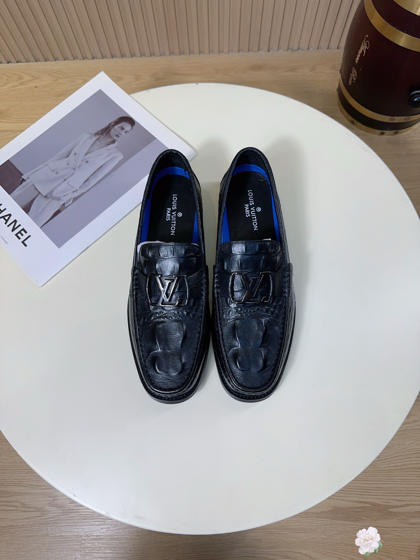 NO:779326,This pair of shoes is LOUIS VUITTON (Louis Vuitton, referred to as LV) men's classic loafers, which are the brand's iconic 'luxury-level casual business shoes'. This shoe integrates the brand's classic totem with advanced craftsmanship, both elegant and comfortable.  The large 'LV' metal buckle in the center of the shoe body is the soul totem of the brand. Compared with the ordinary logo, this metal buckle design is more three-dimensional and noble. It is a 'knowledgeable' hard currency in social situations and instantly improves the quality of wearing. It adopts the standard loafer version and has a laceless lazy design, which is extremely convenient to put on and take off. It can be worn with suit pants for business occasions or jeans for a yuppie style. One shoe can complete the whole scene.  It is made of first-layer calfskin imported from Italy. The leather is fine and compact, with a high-grade luster. It has texture over time and has a long service life. It is the core material of high-end leather shoes. The inside of the shoe is made of soft leather lining, which is extremely skin-friendly and effectively reduces the friction between the shoe and the foot. It will not wear your feet for a long time. Sizes 38-44 (45.46 can be customized) A38,, louis vuitton, louis vuitton, louis vuitton, loafers, jeans, business  suit, cowhide19860909这双鞋是 LOUIS VUITTON（路易威登,简称LV） 男士经典款乐福鞋（Loafers）,属于品牌标志性的“奢侈品级休闲商务鞋”.这款鞋将品牌的经典图腾与高级工艺融为一体,既有排面又兼顾舒适. 鞋身正中央的大号“LV”金属扣是品牌的灵魂图腾.相比普通Logo,这款金属扣设计更具立体感与贵气,是社交场合中“懂行”的硬通货,瞬间提升穿搭档次. 采用标准乐福鞋（Loafer）版型,无鞋带懒人设计,穿脱极其便捷.既能搭配西装裤出席商务场合,又能配牛仔裤打造雅痞风,一鞋搞定全场景. 采用意大利进口头层小牛皮,皮质细腻紧致,光泽感高级,越穿越有质感,使用寿命长,是高端皮鞋的核心用料.鞋内采用柔软的皮内衬,亲肤性极强,有效减少鞋子与脚部的摩擦,久穿不磨脚.38-44码（45.46可定）A38,,louis vuitton,louis vuitton,louis vuitton,loafers,jeans,business suit,cowhide,Men's shoes