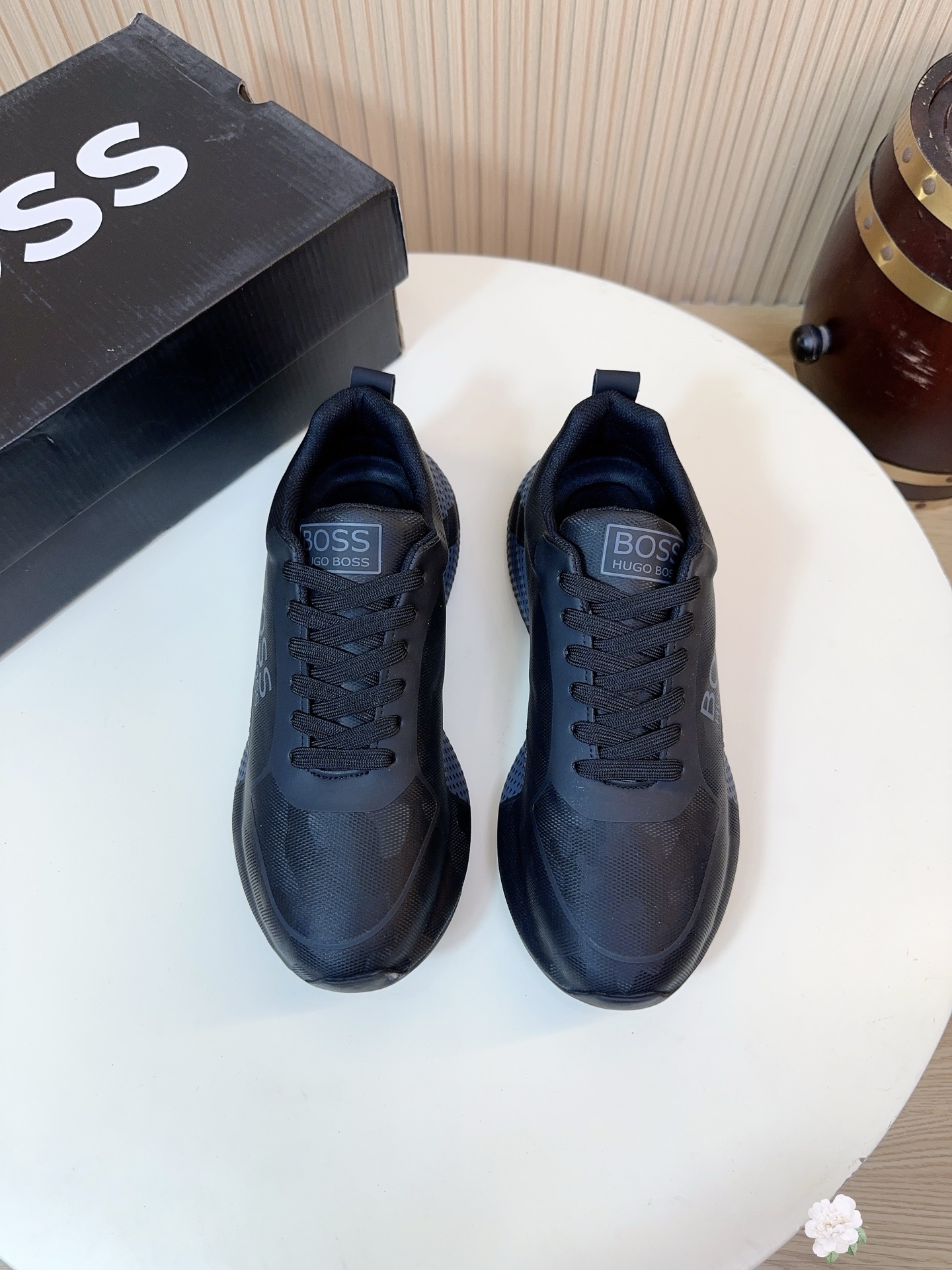 NO:829401,HUGO BOSS is a high-end fashion brand from Germany. Founded in 1919, it is one of the world's leading luxury brands. This pair of BOSS sneakers perfectly embodies the brand's dual pursuit of texture and practicality. Upper material  Made of mesh + special material/synthetic leather splicing design, the main mesh fabric is breathable and lightweight, making it less likely to stuffy your feet in daily wear. It also has good ductility and is suitable for different foot types. The synthetic leather reinforcement on the toe and side of the shoe improves the wear resistance and support of the shoe, prolongs its service life, and makes the shoe shape more stiff. EVA medium  The sole is light and soft, with a self-rebound effect. It can relieve foot pressure when walking or standing for a long time, and there is no burden on the upper foot. The inside of the shoe is made of breathable fabric lining, with a soft insole, which absorbs sweat and is breathable, improving the skin-friendly feel and comfort of wearing. It is not easy to smell after being worn for a long time. Size 38-44, A27,, sneakers19860909HUGO BOSS 是来自德国的高端时尚品牌,19创立,是全球知名的奢侈品牌之一. 这双BOSS运动鞋,完美体现了品牌对质感与实用性的双重追求.鞋面材质 采用网布+特殊材料/合成革拼接设计,主体网布面料,透气轻便,日常穿着不易闷脚,同时具备良好的延展性,适配不同脚型.鞋头、鞋侧的合成革加固,提升鞋子的耐磨性与支撑性,延长使用寿命,也让鞋型更挺括.EVA中底轻盈柔软,自带回弹效果,走路、久站都能缓解足部压力,上脚无负担.鞋内采用透气织物内衬,搭配柔软鞋垫,吸汗透气,提升穿着的亲肤感与舒适度,长时间穿着也不易有异味.码数38-44,A27,,sneakers,Men's shoes