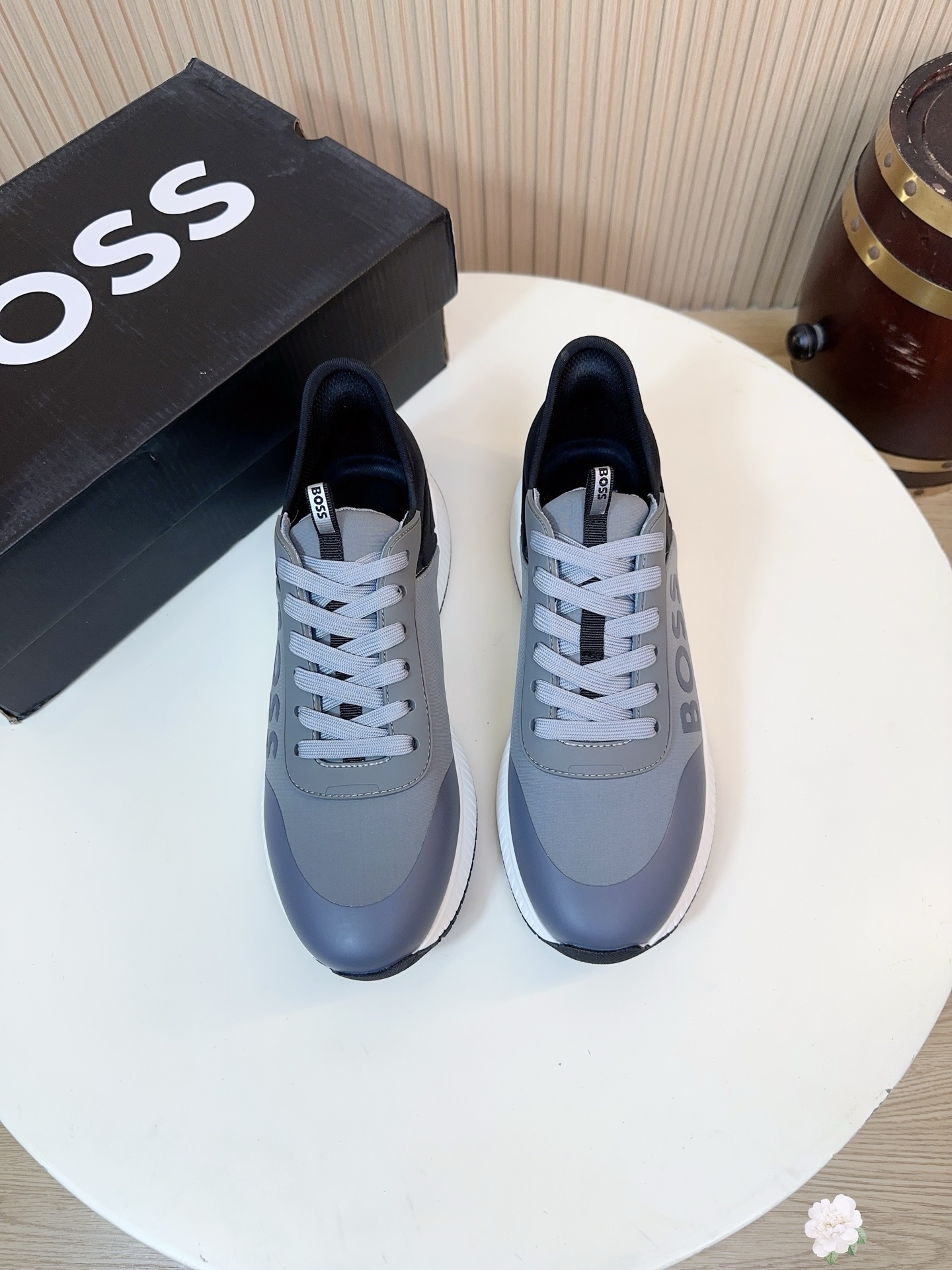 NO:829410,HUGO BOSS is a high-end fashion brand from Germany. Founded in 1919, it is one of the world's most well-known luxury brands. This series of BOSS sneakers perfectly balances the brand's business texture with practicality for daily sports. The multi-color and versatile design is available in five colors of black, military green, grey, navy blue and white for unlimited scenes. The low-cut and simple version has the brand's iconic LOGO printed on the side of the shoe body, which is low-key and self-recognizable.  The main body is made of high-density breathable fabric, with a water-repellent coating, taking into account both breathability and stain resistance. The reinforced area on the toe/shoe side is made of wear-resistant synthetic leather/TPU material, which improves the support and wear resistance of the upper, prolongs the service life of the shoe, and makes the shoe shape more three-dimensional. The brand LOGO on the shoe body uses an embossing/printing process, which is not easy to fall off, and maintains the high-end texture of the shoe.  .The shoes are lined with breathable fabric and matched with brand-customized insoles, which are sweat-absorbent and breathable, making them more skin-friendly and less likely to cause odors when worn for a long time. The rubber anti-slip texture design has strong grip, is non-slip and wear-resistant, and can be walked steadily on rainy roads or smooth tile floors. It is suitable for daily commuting and light sports. Size 38-44, A27, sneakers19860909HUGO BOSS 是来自德国的高端时尚品牌,19创立,是全球知名的奢侈品牌之一. 这一系列的 BOSS 运动鞋,完美平衡了品牌的商务质感与日常运动的实用性多色百搭设计,场景无限制提供黑、军绿、灰、藏蓝、白五种配色,低帮简约版型,鞋身侧面印有品牌标志性大LOGO,低调又自带辨识度. 主体采用高密度透气织物面料,搭配防泼水处理涂层,兼顾透气性与耐脏性,鞋头/鞋侧的加固区域采用耐磨合成革/TPU材质,提升鞋面支撑性与耐磨性,延长鞋子的使用寿命,同时让鞋型更立体.鞋身的品牌LOGO采用压印/印花工艺,不易脱落,保持鞋款的高级质感.鞋内采用透气织物内衬,搭配品牌定制鞋垫,吸汗透气,提升穿着的亲肤感,长时间穿着也不易有异味.橡胶防滑纹路设计,抓地力强,防滑耐磨,无论是雨天路面还是光滑瓷砖地面,都能稳步行走,日常通勤、轻运动都适用.码数38-44,A27,,sneakers,Men's shoes