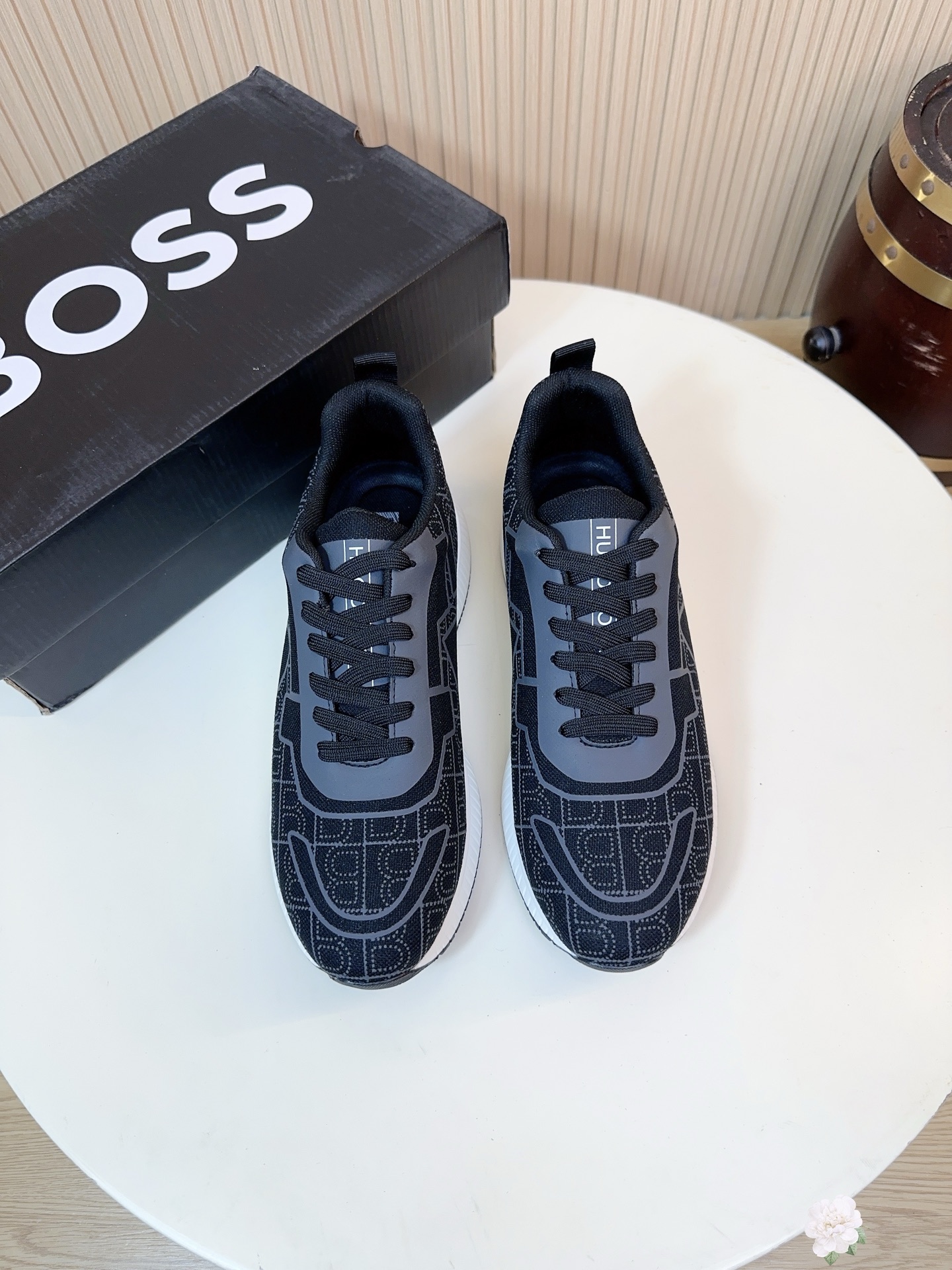 NO:829418,HUGO BOSS is a high-end fashion brand from Germany. Founded in 1919, it is one of the world's most well-known luxury brands. This series of BOSS sneakers perfectly balances the brand's business texture with practicality for daily sports. The multi-color and versatile design is available in five colors of black, military green, grey, navy blue and white for unlimited scenes. The low-cut and simple version has the brand's iconic LOGO printed on the side of the shoe body, which is low-key and self-recognizable.  The shoe body adopts the brand's exclusive geometric embossing/TPU printing process, with three colors of white, blue and gray. The low-cut and simple version has a sense of high-end, unobtrusive but full of details.  It can be matched with jeans, casual pants, or casual trousers. It can be easily used for daily commuting, light exercise, dating, and short-distance travel. It is a true 'one shoe for multiple wear' style. The inside of the shoe is lined with breathable fabric and matched with a brand-customized insole, which absorbs sweat and is breathable, improving the skin-friendly feeling of wearing it.  It is not easy to smell after wearing for a long time. The rubber anti-skid pattern design has strong grip, non-slip and wear-resistant. You can walk steadily whether it is rainy roads or smooth tile floors. It is suitable for daily commuting and light sports. Size 38-44, A27, sneakers, jeans19860909HUGO BOSS 是来自德国的高端时尚品牌,19创立,是全球知名的奢侈品牌之一. 这一系列的 BOSS 运动鞋,完美平衡了品牌的商务质感与日常运动的实用性多色百搭设计,场景无限制提供黑、军绿、灰、藏蓝、白五种配色,低帮简约版型,鞋身侧面印有品牌标志性大LOGO,低调又自带辨识度. 鞋身采用品牌专属的搭配品牌专属的几何压纹/TPU印花工艺,搭配白、蓝、灰三种配色,低帮简约版型,自带高级感,不张扬却很有细节. 既能搭配牛仔裤、休闲裤,也能适配休闲西裤,日常通勤、轻运动、约会、短途出行都能轻松驾驭,是真正的“一鞋多穿”款.鞋内采用透气织物内衬,搭配品牌定制鞋垫,吸汗透气,提升穿着的亲肤感,长时间穿着也不易有异味.橡胶防滑纹路设计,抓地力强,防滑耐磨,无论是雨天路面还是光滑瓷砖地面,都能稳步行走,日常通勤、轻运动都适用.码数38-44,A27,,sneakers,jeans,Men's shoes