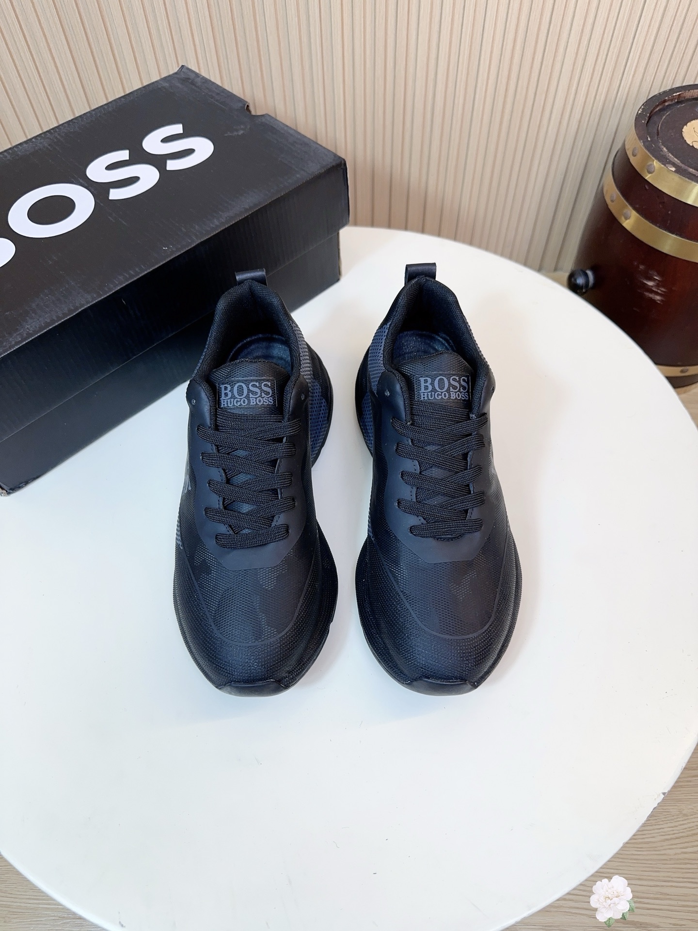 NO:829426,HUGO BOSS is a high-end fashion brand from Germany. Founded in 1919, it is one of the world's leading luxury brands. This pair of BOSS sneakers perfectly embodies the brand's dual pursuit of texture and practicality. Upper material  Made of mesh + special material/synthetic leather splicing design, the main mesh fabric is breathable and lightweight, making it less likely to stuffy your feet in daily wear. It also has good ductility and is suitable for different foot types. The synthetic leather reinforcement on the toe and side of the shoe improves the wear resistance and support of the shoe, prolongs its service life, and makes the shoe shape more stiff. EVA medium  The sole is light and soft, with a self-rebound effect. It can relieve foot pressure when walking or standing for a long time, and there is no burden on the upper foot. The inside of the shoe is made of breathable fabric lining, with a soft insole, which absorbs sweat and is breathable, improving the skin-friendly feel and comfort of wearing. It is not easy to smell after being worn for a long time. Size 38-44, A27,, sneakers19860909HUGO BOSS 是来自德国的高端时尚品牌,19创立,是全球知名的奢侈品牌之一. 这双BOSS运动鞋,完美体现了品牌对质感与实用性的双重追求.鞋面材质 采用网布+特殊材料/合成革拼接设计,主体网布面料,透气轻便,日常穿着不易闷脚,同时具备良好的延展性,适配不同脚型.鞋头、鞋侧的合成革加固,提升鞋子的耐磨性与支撑性,延长使用寿命,也让鞋型更挺括.EVA中底轻盈柔软,自带回弹效果,走路、久站都能缓解足部压力,上脚无负担.鞋内采用透气织物内衬,搭配柔软鞋垫,吸汗透气,提升穿着的亲肤感与舒适度,长时间穿着也不易有异味.码数38-44,A27,,sneakers,Men's shoes