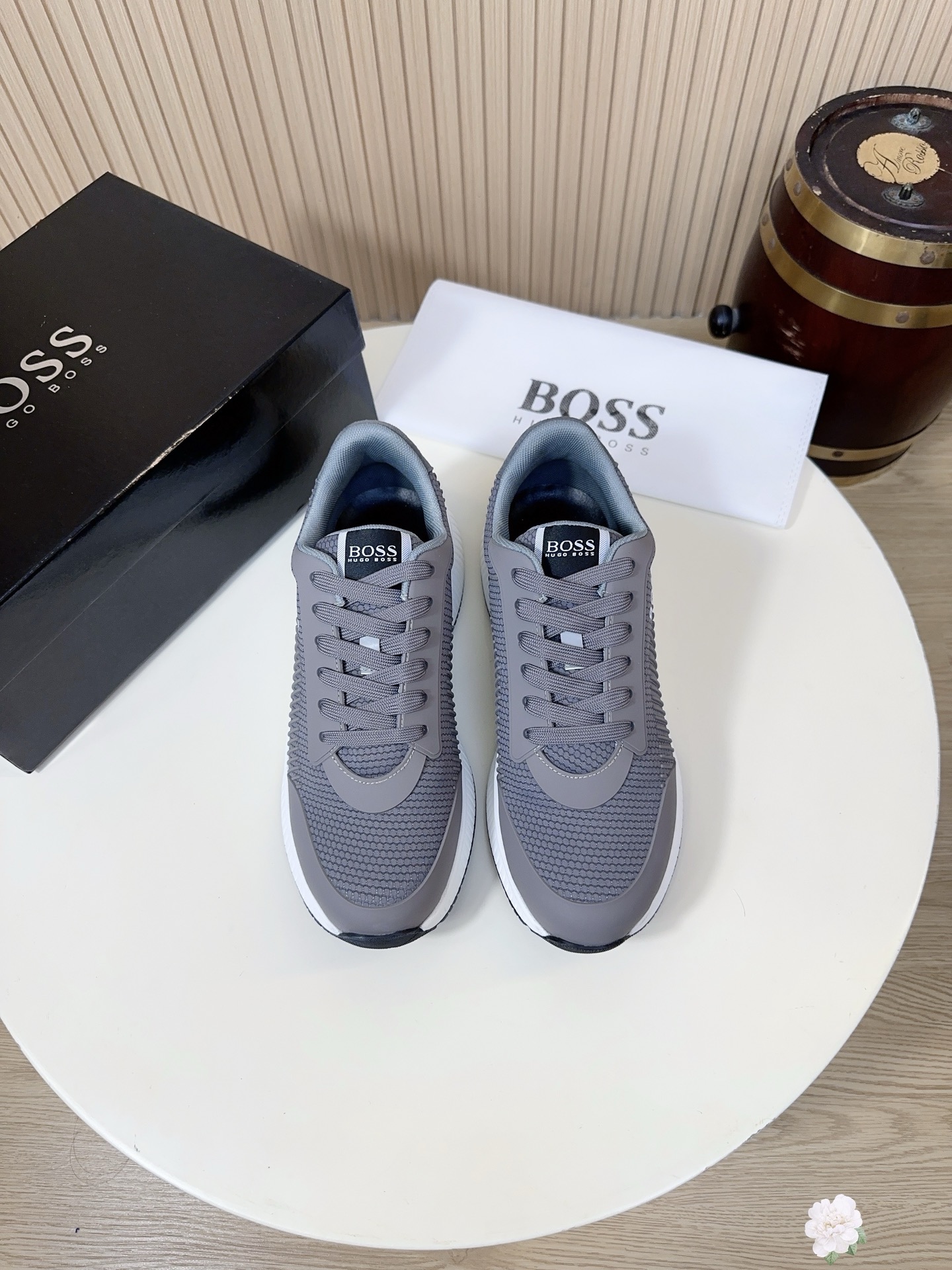 NO:829435,HUGO BOSS is a high-end fashion brand from Germany. Founded in 1919, it is one of the world's most well-known luxury brands. This series of BOSS sneakers perfectly balances the brand's business texture with practicality for daily sports. The multi-color and versatile design is available in five colors of black, military green, grey, navy blue and white for unlimited scenes. The low-cut and simple version has the brand's iconic LOGO printed on the side of the shoe body, which is low-key and self-recognizable.  The upper is made of a combination of high-density knitted mesh + spliced leather. The mesh part is light and breathable, taking into account the refreshing feeling of daily commuting; the leather splicing on the toe and side of the shoe improves support and durability, and also has a high-end matte texture. The brand's standard skin-friendly fabric lining + high-elastic memory foam insole, matched with tongue and heel  The thick padding prevents the feet from being worn out and keeps you comfortable even if you walk for a long time. The rubber anti-slip pattern design has strong grip, non-slip and wear resistance. You can walk steadily whether it is rainy roads or smooth tile floors. It is suitable for daily commuting and light sports. Size 38-44, A38,, sneakers19860909HUGO BOSS 是来自德国的高端时尚品牌,19创立,是全球知名的奢侈品牌之一. 这一系列的 BOSS 运动鞋,完美平衡了品牌的商务质感与日常运动的实用性多色百搭设计,场景无限制提供黑、军绿、灰、藏蓝、白五种配色,低帮简约版型,鞋身侧面印有品牌标志性大LOGO,低调又自带辨识度. 鞋面采用高密度针织网布+拼接皮革组合材质.网布部分轻薄透气,兼顾日常通勤的清爽感；鞋头、鞋侧的皮革拼接提升支撑性与耐穿度,同时自带高级哑光质感.品牌标配的亲肤织物内里+高弹记忆棉鞋垫,搭配鞋舌、后跟的加厚填充,上脚不磨脚,长时间走路也能保持舒适.橡胶防滑纹路设计,抓地力强,防滑耐磨,无论是雨天路面还是光滑瓷砖地面,都能稳步行走,日常通勤、轻运动都适用.码数38-44,A38,,sneakers,Men's shoes