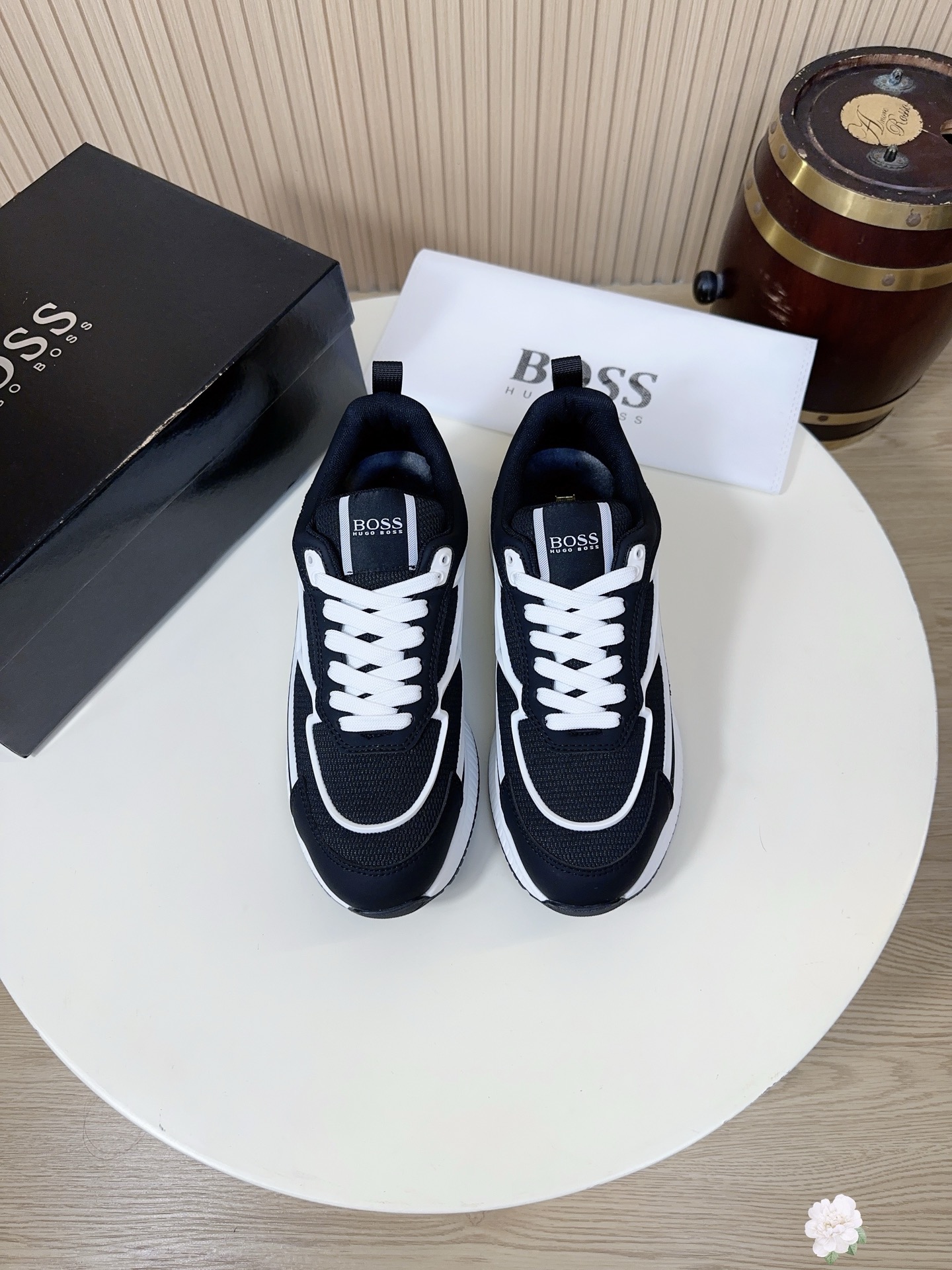 NO:829442,HUGO BOSS is a high-end fashion brand from Germany. It was founded in 1919 and is one of the world's most well-known luxury brands. This series of BOSS sneakers perfectly balances the brand's business quality and practicality for daily sports. The multi-color and versatile design is available in three colors, black and white, for unlimited scenarios. The low-cut and simple version has the brand's iconic LOGO printed on the side of the shoe body, which is low-key and self-recognizable.  The upper is made of a combination of high-density knitted mesh + spliced leather. The mesh part is light and breathable, taking into account the refreshing feeling of daily commuting; the leather splicing on the toe and side of the shoe improves support and durability, and also has a high-end matte texture. The brand's standard skin-friendly fabric lining + high-elastic memory foam insole, matched with tongue and heel  The thick padding prevents the feet from being worn out and keeps you comfortable even if you walk for a long time. The rubber anti-slip pattern design has strong grip, non-slip and wear resistance. You can walk steadily whether it is rainy roads or smooth tile floors. It is suitable for daily commuting and light sports. Size 38-44, A38,, sneakers19860909HUGO BOSS 是来自德国的高端时尚品牌,19创立,是全球知名的奢侈品牌之一. 这一系列的 BOSS 运动鞋,完美平衡了品牌的商务质感与日常运动的实用性多色百搭设计,场景无限制提供黑、白3种配色,低帮简约版型,鞋身侧面印有品牌标志性大LOGO,低调又自带辨识度. 鞋面采用高密度针织网布+拼接皮革组合材质.网布部分轻薄透气,兼顾日常通勤的清爽感；鞋头、鞋侧的皮革拼接提升支撑性与耐穿度,同时自带高级哑光质感.品牌标配的亲肤织物内里+高弹记忆棉鞋垫,搭配鞋舌、后跟的加厚填充,上脚不磨脚,长时间走路也能保持舒适.橡胶防滑纹路设计,抓地力强,防滑耐磨,无论是雨天路面还是光滑瓷砖地面,都能稳步行走,日常通勤、轻运动都适用.码数38-44,A38,,sneakers,Men's shoes