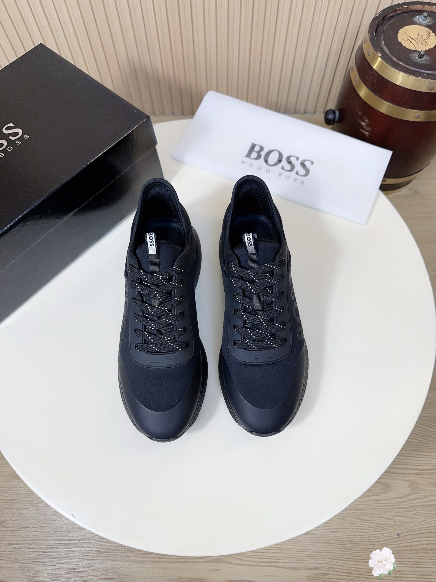 NO:829451,HUGO BOSS is a high-end fashion brand from Germany. Founded in 1919, it is one of the world's most well-known luxury brands. This series of BOSS sneakers perfectly balances the brand's business quality and practicality for daily sports. It has a multi-color and versatile design, a low-top simple version, and the brand's iconic LOGO printed on the side of the shoe body, which is low-key and self-recognizable.  The upper is made of a combination of high-density knitted mesh + spliced leather. The mesh part is light and breathable, taking into account the refreshing feeling of daily commuting; the leather splicing on the toe and side of the shoe improves support and durability, and also has a high-end matte texture. The brand's standard skin-friendly fabric lining + high-elastic memory foam insole, matched with tongue and heel  The thick padding prevents the feet from being worn out and keeps you comfortable even if you walk for a long time. The rubber anti-slip pattern design has strong grip, non-slip and wear resistance. You can walk steadily whether it is rainy roads or smooth tile floors. It is suitable for daily commuting and light sports. Size 38-44, A38,, sneakers19860909HUGO BOSS 是来自德国的高端时尚品牌,19创立,是全球知名的奢侈品牌之一. 这一系列的 BOSS 运动鞋,完美平衡了品牌的商务质感与日常运动的实用性多色百搭设计,低帮简约版型,鞋身侧面印有品牌标志性大LOGO,低调又自带辨识度. 鞋面采用高密度针织网布+拼接皮革组合材质.网布部分轻薄透气,兼顾日常通勤的清爽感；鞋头、鞋侧的皮革拼接提升支撑性与耐穿度,同时自带高级哑光质感.品牌标配的亲肤织物内里+高弹记忆棉鞋垫,搭配鞋舌、后跟的加厚填充,上脚不磨脚,长时间走路也能保持舒适.橡胶防滑纹路设计,抓地力强,防滑耐磨,无论是雨天路面还是光滑瓷砖地面,都能稳步行走,日常通勤、轻运动都适用.码数38-44,A38,,sneakers,Men's shoes