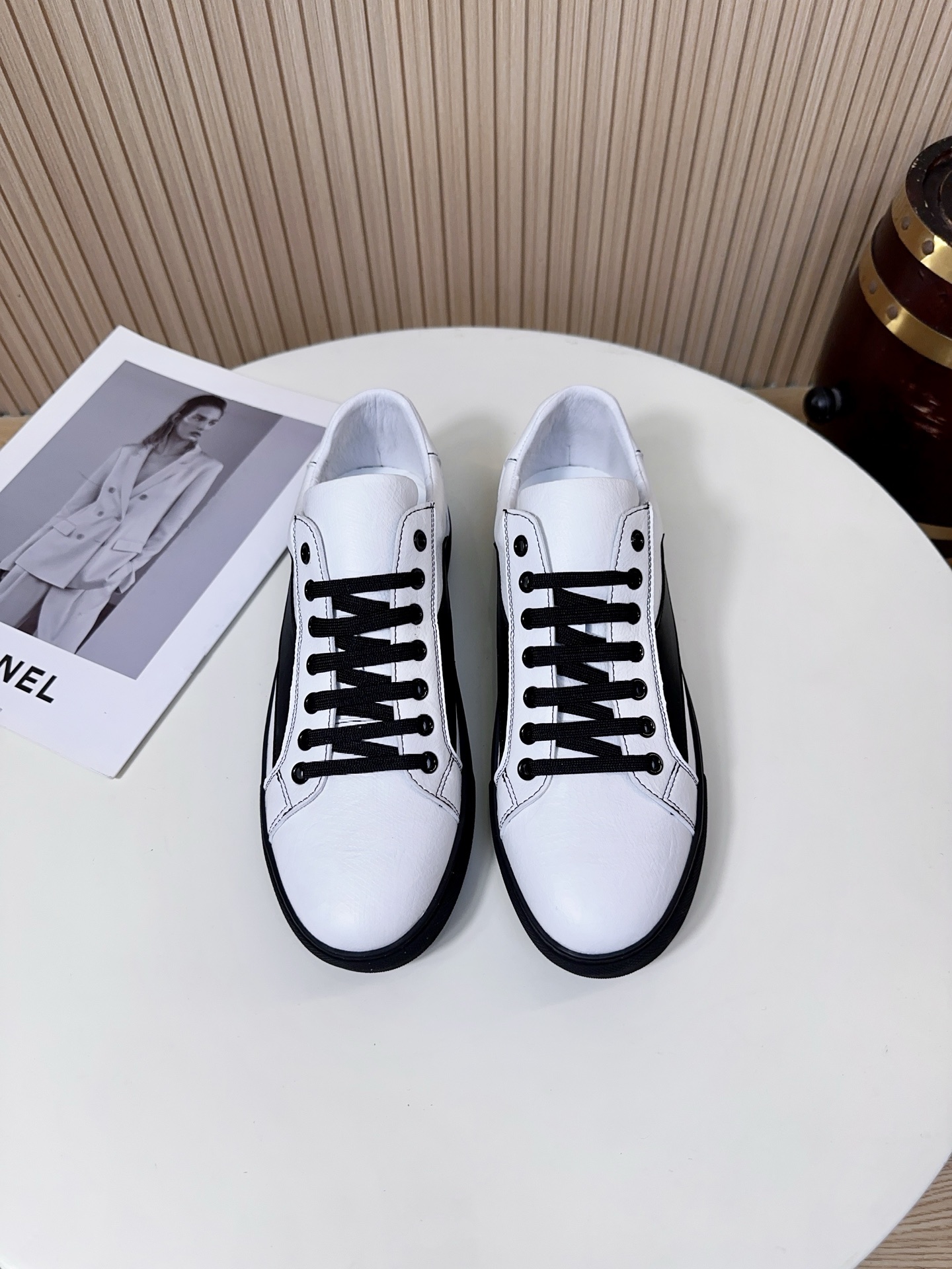 NO:833956,GUCCI (Gucci) high-end four-season white shoes, exclusive to the catwalk, new high-end trendy men's shoes!  Italy's most luxurious Gucci classic Ace series has its own luxury halo, and the shoe box has a full set of brand elements. It directly shows the high-end taste on the toes, making it suitable for both gifting and personal wear. The bright colors of the shoes make them look high-end.  Trendy, purchasing agent level, comparable to authentic products without pressure, Italian imported cowhide + brand's iconic skin-friendly fabric lining + breathable insole, absorbs sweat and moisture, bids farewell to stuffy feet and smelly feet, can be worn in all seasons, keeping feet dry and comfortable for long walks. It adopts rubber outsole, lightweight  There is no pressure on the feet, the cushioning effect is excellent, and the feet are not tired when walking; the outsole is designed with anti-slip texture, strong grip, and can walk steadily on wet roads, wear-resistant and anti-wear, and has a long service life. Size 38-44, A17,, gucci, cowhide19860909GUCCI(古奇)高端四季小白鞋大气走秀独家 新款高端潮流男鞋！意大利顶奢Gucci经典Ace系列,自带奢侈品光环,鞋盒全套品牌元素,上脚直接彰显高端品味,送礼、自穿都有面. 鞋身颜色鲜艳 显得高端 潮流,代购级别,媲美正品无压力,意大利进口牛皮+品牌标志性亲肤织物内里+透气鞋垫,吸汗排湿,告别闷脚汗臭,四季可穿,长时间行走脚部干爽舒适.采用橡胶大底,轻盈不压脚,缓震效果出色,走路不累脚；外底防滑纹路设计,抓地力强,湿滑路面也能稳稳行走,耐磨抗造,使用寿命长.码38-44,A17,,gucci,cowhide,Men's shoes