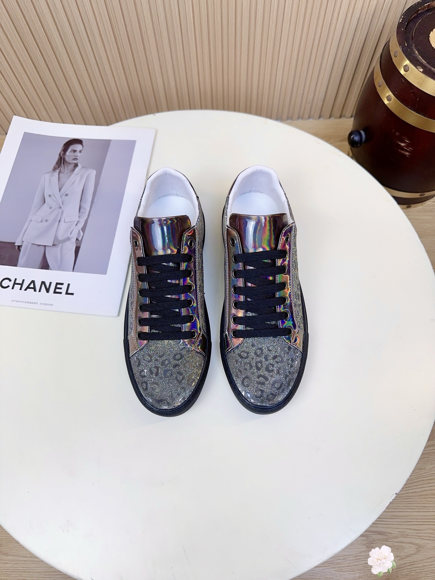 NO:833965,GUCCI (Gucci) high-end four-season white shoes, exclusive to the catwalk, new high-end trendy men's shoes!  Italy's top luxury Gucci classic Ace series.  The upper is made of laser-finished microfiber leather/special PVC leather, with three-dimensional leopard print embossing on the surface, and a laser coating process. The design draws on the metal/laser elements of luxury brands, but focuses on high cost performance. The goal is to use a hundred-yuan price to create a thousand-yuan visual effect. The audience is mainly boys who like niche cool styles. Inside  The insides are made of breathable pigskin, and the insole is made of high-elastic memory foam. It has a soft and elastic cushioning feeling when you step on it, and your feet will not get tired easily after walking for a long time. The anti-slip and wear-resistant rubber outsole has anti-slip texture treatment on the surface. It is not easy to slip when walking on rainy days or on ceramic tiles. The wear resistance is also much better than ordinary sneakers. Size 38-44, A17, Gucci19860909GUCCI(古奇)高端四季小白鞋大气走秀独家 新款高端潮流男鞋！意大利顶奢Gucci经典Ace系列. 鞋面采用镭射亮面超纤皮/特殊PVC皮革,表面有立体的豹纹压印,同时做了镭射镀膜工艺.设计上借鉴了奢侈品牌的金属/镭射元素,但主打高性价比,目标是用百元级价格,做出千元级的视觉效果,受众主要是喜欢小众潮酷风格的男生.内里多为透气猪皮,鞋垫是高弹记忆棉材质,踩上去有软弹的缓冲感,长时间走路也不容易累脚.防滑耐磨橡胶大底,表面做了防滑纹路处理,雨天、瓷砖地走路都不容易打滑,耐磨性也比普通板鞋好很多.码数38-44,A17,,gucci,Men's shoes