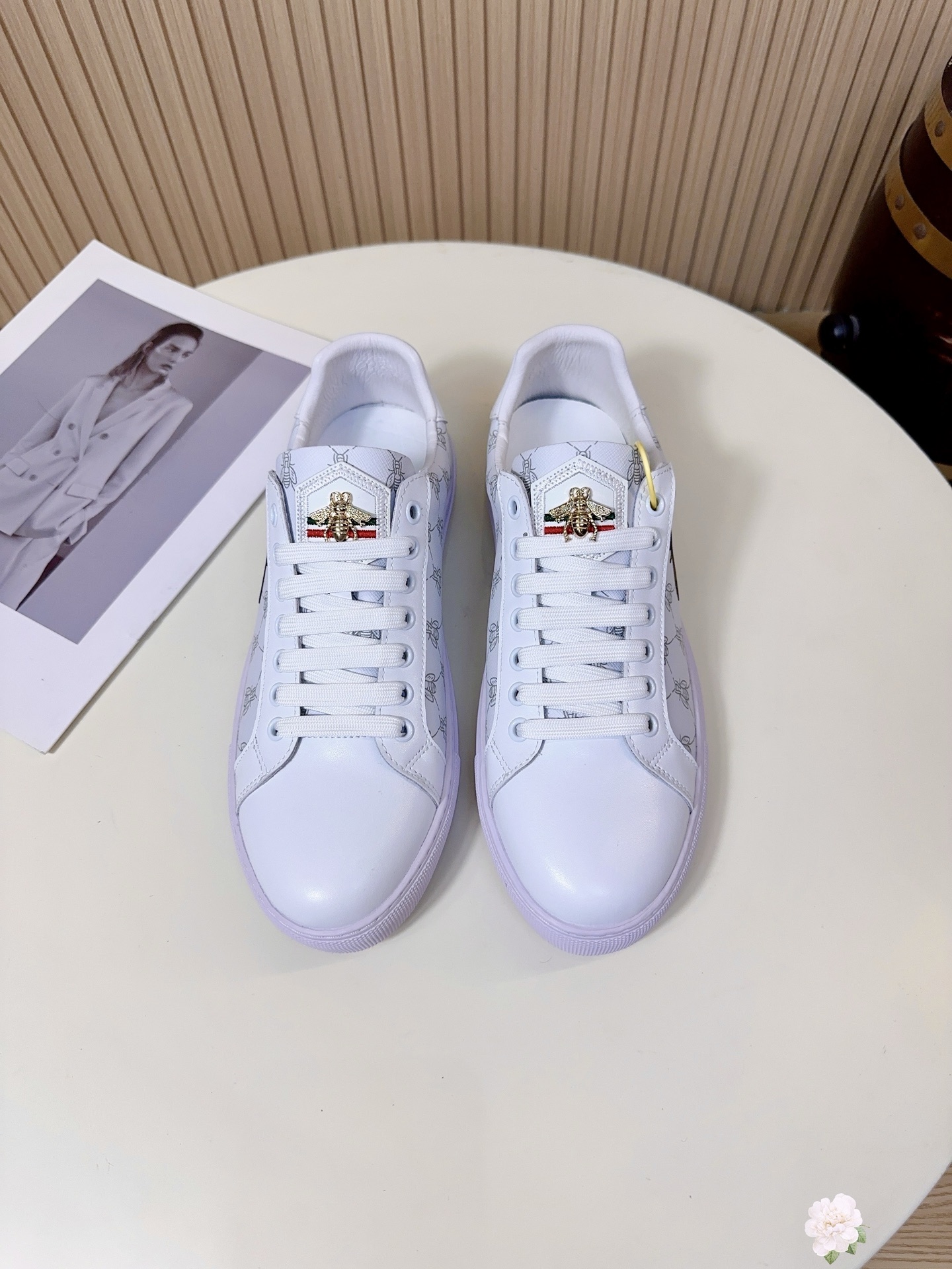 NO:833972,Italy's top luxury Gucci classic Ace series has its own luxury halo, with double G presbyopia, hardware buckles, and a complete set of brand elements on shoe boxes, which directly demonstrate high-end taste when worn on the feet. It is suitable for both gift giving and personal wear.  The printed model uses first-layer cowhide + artistic printing technology. The leather is fine and soft, and does not rub the feet. The printing color is full and not easy to fade. The skin-friendly fabric lining + breathable insole absorbs sweat and moisture, bids farewell to stuffy feet and smelly feet. It can be worn in all seasons, and the feet will be dry and comfortable after walking for a long time. Used  The rubber outsole is lightweight and does not press on the feet. It has excellent cushioning effect and does not tire your feet when walking. The outsole is designed with anti-slip texture and has strong grip. It can also walk steadily on wet and slippery roads. It is wear-resistant and has a long service life. Size 38-44, A17,, gucci, cowhide19860909意大利顶奢Gucci经典Ace系列,自带奢侈品光环,双G老花、五金饰扣、鞋盒全套品牌元素,上脚直接彰显高端品味,送礼、自穿都有面. 印花款采用头层牛皮+艺术印花工艺,皮质细腻柔软,上脚不磨脚,印花色彩饱满,不易掉色.亲肤织物内里+透气鞋垫,吸汗排湿,告别闷脚汗臭,四季可穿,长时间行走脚部干爽舒适.采用橡胶大底,轻盈不压脚,缓震效果出色,走路不累脚；外底防滑纹路设计,抓地力强,湿滑路面也能稳稳行走,耐磨抗造,使用寿命长.码38-44,A17,,gucci,cowhide,Men's shoes