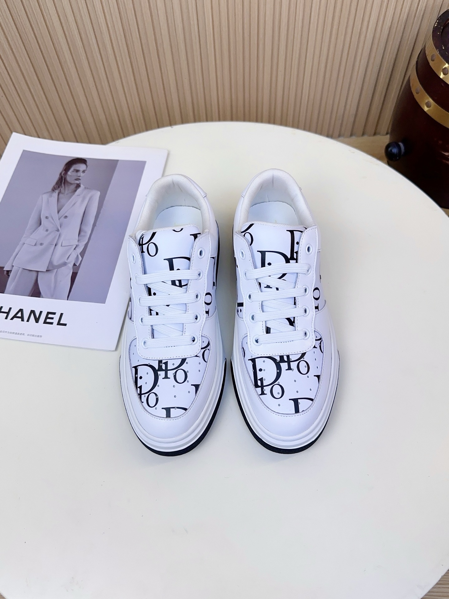 NO:833989,Italy's top luxury Gucci classic Ace series has its own luxury halo, with double G presbyopia, hardware buckles, and a complete set of brand elements on shoe boxes, which directly demonstrate high-end taste when worn on the feet. It is suitable for both gift giving and personal wear.  The printed model uses first-layer cowhide + artistic printing technology. The leather is fine and soft, and does not rub the feet. The printing color is full and not easy to fade. The skin-friendly fabric lining + breathable insole absorbs sweat and moisture, bids farewell to stuffy feet and smelly feet. It can be worn in all seasons, and the feet will be dry and comfortable after walking for a long time. Used  The rubber outsole is lightweight and does not press on the feet. It has excellent cushioning effect and does not tire your feet when walking. The outsole is designed with anti-slip texture and has strong grip. It can also walk steadily on wet and slippery roads. It is wear-resistant and has a long service life. Size 38-44, A17,, gucci, cowhide19860909意大利顶奢Gucci经典Ace系列,自带奢侈品光环,双G老花、五金饰扣、鞋盒全套品牌元素,上脚直接彰显高端品味,送礼、自穿都有面. 印花款采用头层牛皮+艺术印花工艺,皮质细腻柔软,上脚不磨脚,印花色彩饱满,不易掉色.亲肤织物内里+透气鞋垫,吸汗排湿,告别闷脚汗臭,四季可穿,长时间行走脚部干爽舒适.采用橡胶大底,轻盈不压脚,缓震效果出色,走路不累脚；外底防滑纹路设计,抓地力强,湿滑路面也能稳稳行走,耐磨抗造,使用寿命长.码38-44,A17,,gucci,cowhide,Men's shoes