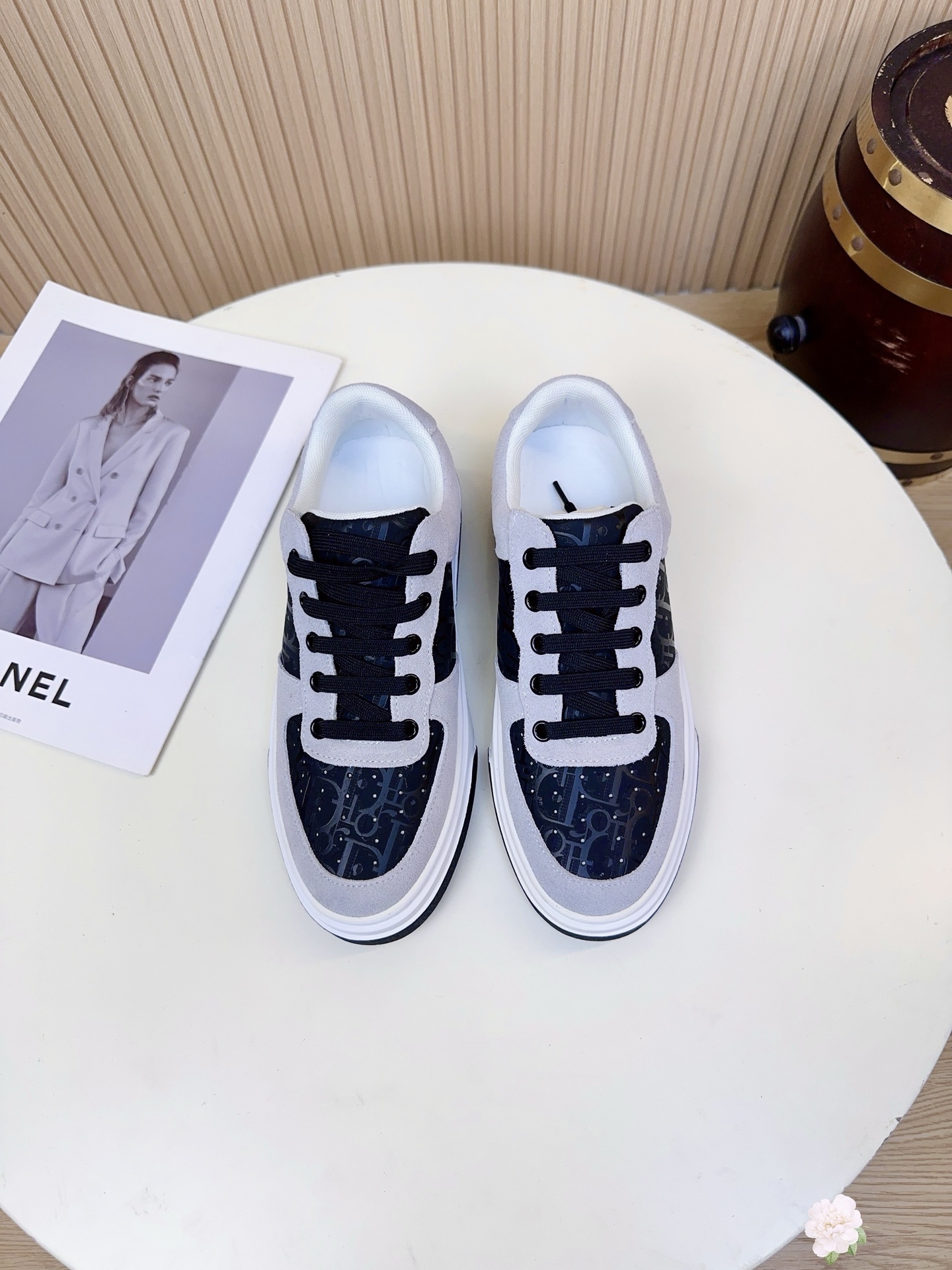 NO:833997,Dior is a top luxury brand founded by French designer Christian Dior in 1947. It belongs to the LVMH Group and is famous for its elegant and refined French aesthetics. The main part of the classic Oblique jacquard shoe body is woven with high-density jacquard technology. The pattern is clear and three-dimensional, with a slight concave and convex texture. It is wear-resistant and has a retro texture. It is the core identification element of the brand. The toe, tongue, upper and other parts are made of high-quality first-layer calfskin. The lining and insole of the shoe are made of skin-friendly and breathable leather material. Some versions are equipped with cushioning insole, which combines comfort and breathability. It is not easy to stuffy or chafe your feet after long-term wear. It uses a wear-resistant rubber outsole with clear anti-slip texture and strong grip. Size 38-44, A17,, dior, dior, louis vuitton,cowhide19860909迪奥（Dior）是由法国设计师克里斯汀·迪奥于1947年创立的顶级奢侈品牌,隶属于LVMH集团,以优雅、精致的法式美学著称. 经典Oblique老花提花布鞋身主体的老花部分,采用高密度提花工艺织就,图案清晰立体,带有轻微的凹凸纹理,耐磨抗造,且自带复古质感,是品牌的核心识别元素.鞋头、鞋舌、鞋帮等部分,采用优质头层小牛皮材质.鞋内里和鞋垫均采用亲肤透气的真皮材质,部分版本搭配缓震鞋垫,兼顾舒适感与透气性,长时间穿着不易闷脚、磨脚.采用耐磨橡胶大底,防滑纹路清晰,抓地力强.码数38-44,A17,,dior,dior,louis vuitton,cowhide,Men's shoes