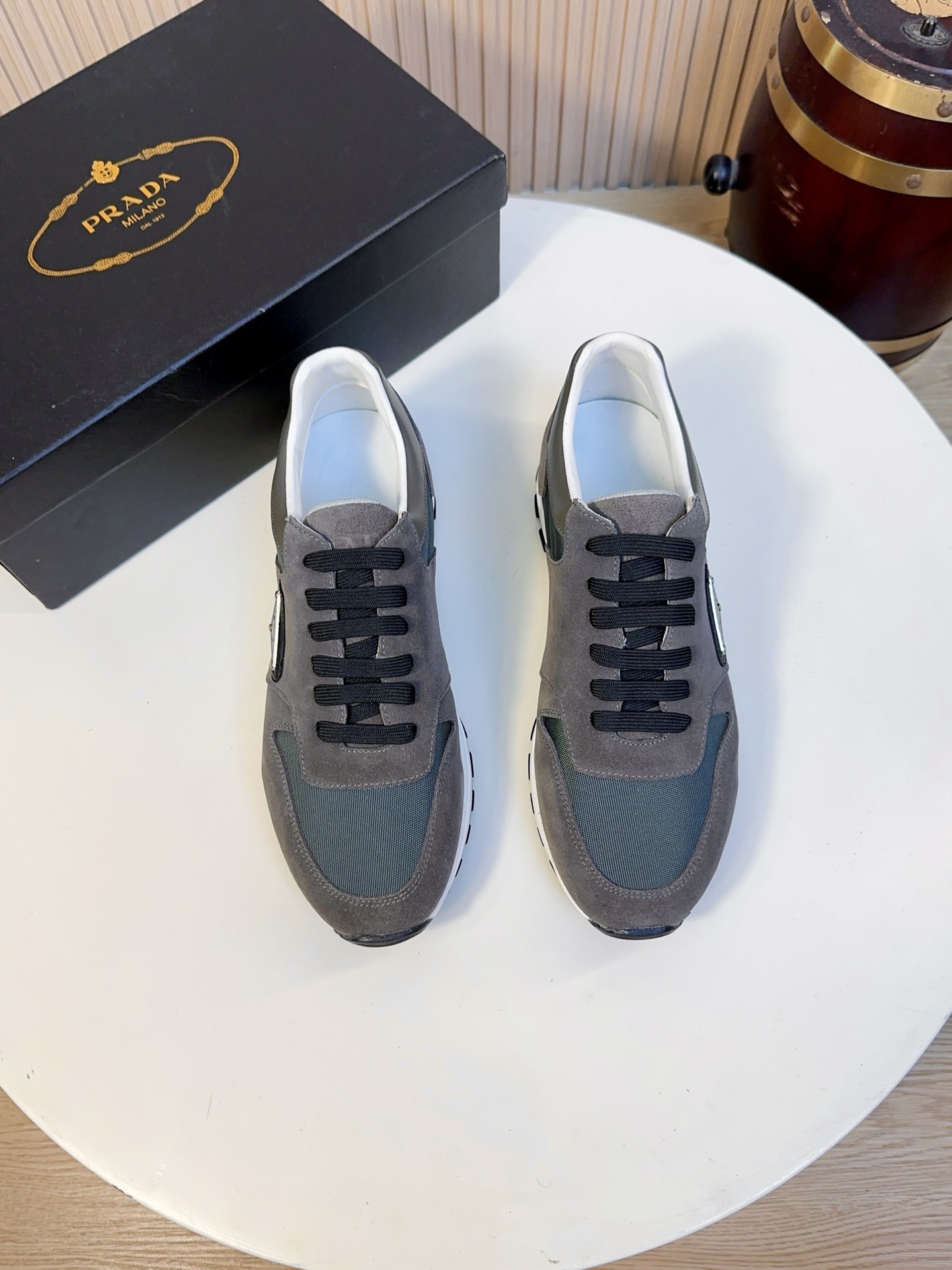 NO:834021,Prada is a top luxury brand founded in Milan, Italy in 1913. It subverts traditional avant-garde designs and is recognized as a 'style definer' in the fashion industry. Prada's shoe series, especially sports shoes, has always been the benchmark in the high-end casual shoe market.  The upper ~ leather part is made of first-layer calfskin imported from Italy. It has been processed by the brand's exclusive tanning process. The leather surface is fine and shiny, has high flexibility, is not easy to wrinkle and crack, and can maintain the firm shape of the shoe even after long-term wear. It has a high-grade touch and is skin-friendly and does not rub the feet.  The mesh/nylon splicing of the nylon mesh part of the shoe body is made of Prada's classic high-density nylon material (part of it is the brand's iconic Re-Nylon regenerated nylon), which is lightweight, breathable and wear-resistant. It will not feel stuffy when worn in summer, and echoes Prada's brand genes.  The entire shoe is made of skin-friendly sheepskin lining, which is soft to the touch, reduces friction when wearing, and improves overall durability. The brand-customized cushioning sheepskin insole, with the Prada logo, is soft and supportive, which can effectively relieve foot fatigue after long walks, and is removable for easy cleaning and care.  The sole has a slight heightening effect (about 3-4cm), which is both lightweight and cushioning. It can be worn for a long time without tiring the feet. The non-slip and wear-resistant rubber outsole has the Prada embossed logo and anti-slip texture. It has strong grip and can provide stable support in rainy days or slippery roads. The wear resistance can also meet the needs of daily commuting and short-distance travel. 38-44,A9,,prada,prada,sneakers,cowhide,sheepskin19860909Prada（普拉达）是1913年创立于意大利米兰的顶级奢侈品牌,以颠覆传统的先锋设计,是时尚界公认的“风格定义者”.Prada的鞋履系列,尤其是运动鞋,一直是高端休闲鞋市场的标杆. 鞋面～皮革部分采用意大利进口头层小牛皮,经过品牌专属鞣制工艺处理,皮面细腻有光泽,柔韧度高,不易起皱、开裂,长期穿着也能保持鞋型挺括,触感高级且亲肤不磨脚. 尼龙网布部分鞋身的网布/尼龙拼接,采用Prada经典的高密度尼龙材质（部分为品牌标志性Re-Nylon再生尼龙）,兼具轻量化、透气性和耐磨性,夏天穿着不闷脚,同时呼应了Prada的品牌基因. 全鞋采用亲肤羊皮内里,触感柔软,减少穿着时的摩擦感,同时提升整体的耐用性.品牌定制的缓震羊皮鞋垫,带有Prada标识,柔软有支撑,能有效缓解久走的足部疲劳,且可拆卸设计方便清洁打理. 鞋底自带轻微增高效果（约3-4cm）,兼具轻量化和缓震性能,久穿不累脚,防滑耐磨橡胶大底,带有Prada压花徽标和防滑纹路,抓地力强,无论是雨天还是湿滑路面都能提供稳定支撑,耐磨性也能满足日常通勤、短途出行的需求. 38-44,A9,,prada,prada,sneakers,cowhide,sheepskin,Men's shoes