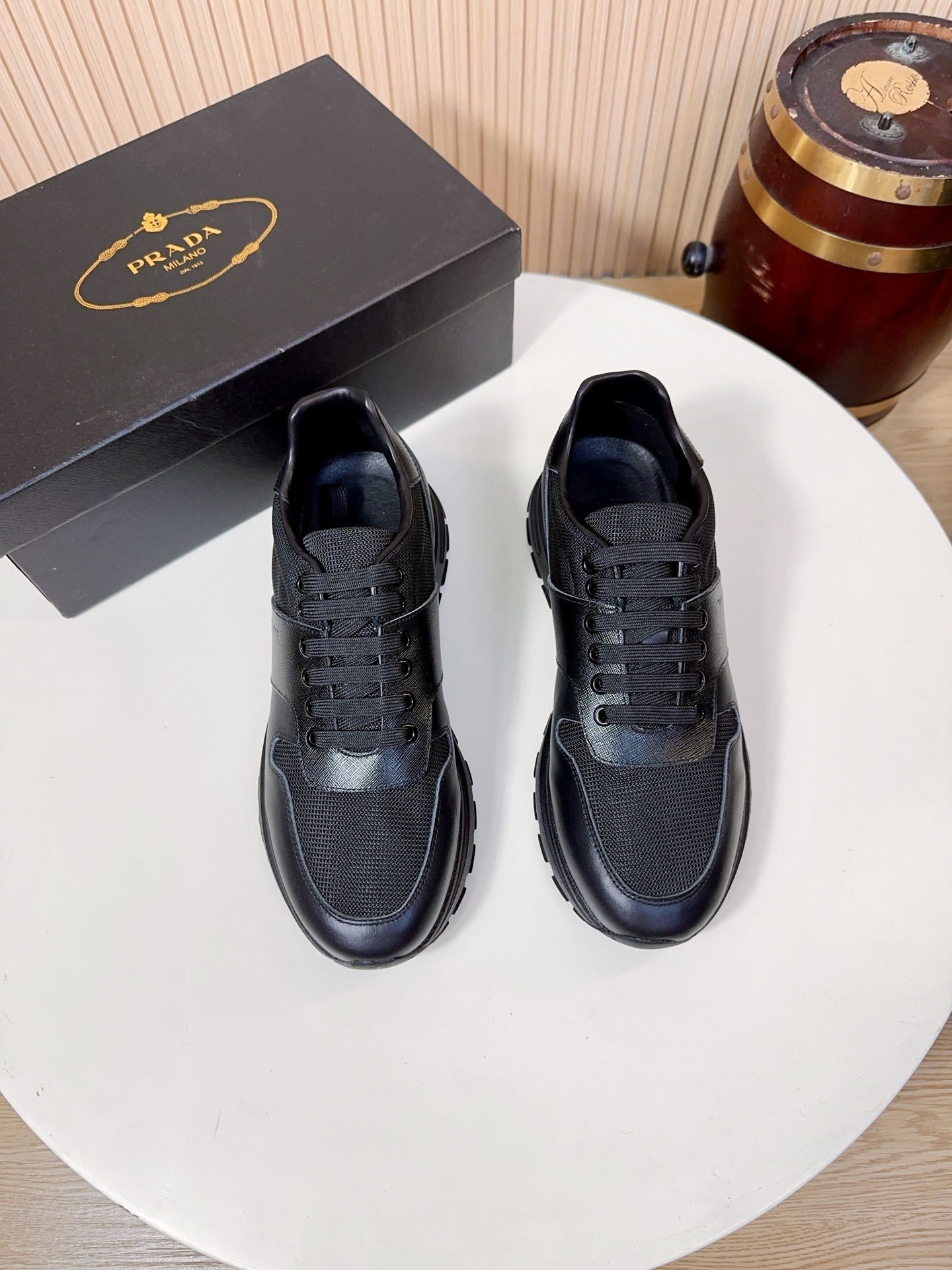 NO:834037,Prada is a top luxury brand founded in Milan, Italy in 1913. It subverts traditional avant-garde designs and is recognized as a 'style definer' in the fashion industry. Prada's shoe series, especially sports shoes, has always been the benchmark in the high-end casual shoe market.  The main body of the shoe upper is made of first-layer calfskin imported from Italy, which has been treated with the brand's exclusive tanning process. The leather surface is fine and shiny, has high flexibility, is not prone to wrinkles and cracks, has a high-grade touch, and is skin-friendly and non-abrasive. The toe and shoe body are matched with Prada's classic high-density regenerated nylon mesh (part of which is the brand's signature Re-Nylon material, made from recycled ocean plastic). It will not feel stuffy when worn in summer, and the addition of nylon material also echoes Prada's brand genes.  The sapphire blue leather part of the white and blue model is also made of first-layer cowhide of the same grade. The color is uniform and full, and the texture is high-end. It forms a sharp contrast with the white leather to enhance the recognition of the shoe. The whole shoe is made of skin-friendly sheepskin lining, which is soft to the touch, reduces friction when wearing, and improves the overall durability. The brand-customized cushioning leather insole, with the Prada logo, is soft and supportive, which can effectively relieve foot fatigue after walking for a long time, and the detachable design is convenient for cleaning and care.  The sole has a slight heightening effect (about 3-4cm), which is both lightweight and cushioning. It will not tire your feet after being worn for a long time. At the same time, the shoe shape has clean lines and does not appear bulky on the foot. The anti-slip and wear-resistant rubber outsole has the Prada embossed logo and anti-slip texture, which has strong grip regardless of the situation.  It can provide stable support on rainy days or slippery roads, and its wear resistance can also meet the needs of daily commuting and short-distance travel. 38-44, A9,, prada, prada, sneakers, cowhide, sheepskin19860909Prada（普拉达）是1913年创立于意大利米兰的顶级奢侈品牌,以颠覆传统的先锋设计,是时尚界公认的“风格定义者”.Prada的鞋履系列,尤其是运动鞋,一直是高端休闲鞋市场的标杆. 鞋面主体采用意大利进口头层小牛皮,经过品牌专属鞣制工艺处理,皮面细腻有光泽,柔韧度高,不易起皱、开裂,触感高级且亲肤不磨脚.鞋头和鞋身搭配Prada经典的高密度再生尼龙网布（部分为品牌标志性Re-Nylon材质,由回收海洋塑料制成）夏天穿着不闷脚,同时尼龙材质的加入也呼应了Prada的品牌基因. 白蓝款的宝蓝色皮革部分,同样采用同等级头层牛皮,色彩均匀饱满,质感高级,和白色皮革形成鲜明撞色,提升鞋款辨识度. 全鞋采用亲肤羊皮内里,触感柔软,减少穿着时的摩擦感,同时提升整体的耐用性.品牌定制的缓震皮革鞋垫,带有Prada标识,柔软有支撑,能有效缓解久走的足部疲劳,且可拆卸设计方便清洁打理. 鞋底自带轻微增高效果（约3-4cm）,兼具轻量化和缓震性能,久穿不累脚,同时鞋型线条利落,上脚不显笨重.防滑耐磨橡胶大底,带有Prada压花徽标和防滑纹路,抓地力强,无论是雨天还是湿滑路面都能提供稳定支撑,耐磨性也能满足日常通勤、短途出行的需求.38-44,A9,,prada,prada,sneakers,cowhide,sheepskin,Men's shoes