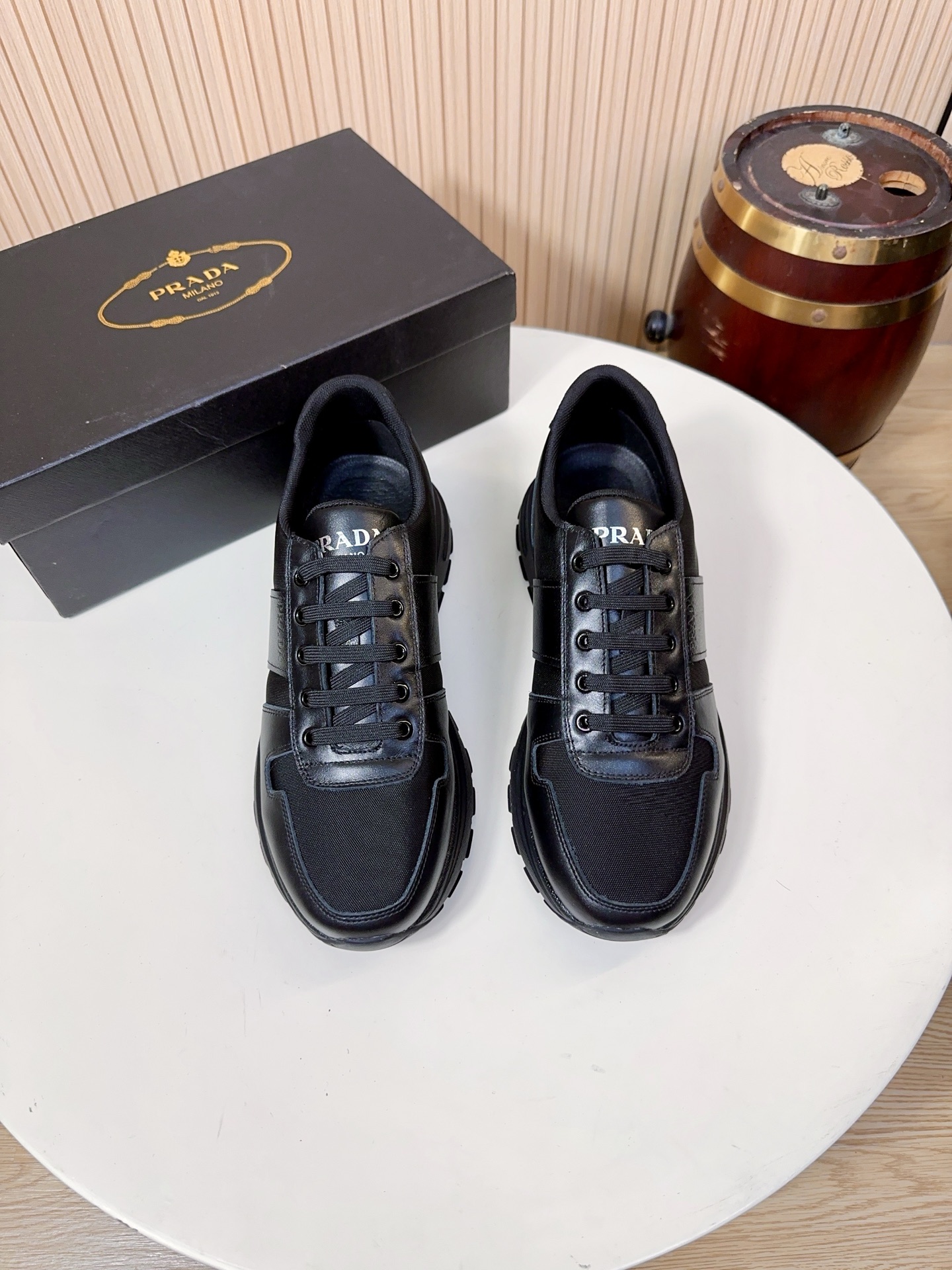 NO:834005,Prada is a top luxury brand founded in Milan, Italy in 1913. It subverts traditional avant-garde designs and is recognized as a 'style definer' in the fashion industry. Prada's shoe series, especially sports shoes, has always been the benchmark in the high-end casual shoe market.  The main body of the shoe upper is made of first-layer calfskin imported from Italy, which has been treated with the brand's exclusive tanning process. The leather surface is fine and shiny, has high flexibility, is not prone to wrinkles and cracks, has a high-grade touch, and is skin-friendly and non-abrasive. The toe and shoe body are matched with Prada's classic high-density regenerated nylon mesh (part of which is the brand's signature Re-Nylon material, made from recycled ocean plastic). It will not feel stuffy when worn in summer, and the addition of nylon material also echoes Prada's brand genes.  The sapphire blue leather part of the white and blue model is also made of first-layer cowhide of the same grade. The color is uniform and full, and the texture is high-end. It forms a sharp contrast with the white leather to enhance the recognition of the shoe. The whole shoe is made of skin-friendly sheepskin lining, which is soft to the touch, reduces friction when wearing, and improves the overall durability. The brand-customized cushioning leather insole, with the Prada logo, is soft and supportive, which can effectively relieve foot fatigue after walking for a long time, and the detachable design is convenient for cleaning and care.  The sole has a slight heightening effect (about 3-4cm), which is both lightweight and cushioning. It will not tire your feet after being worn for a long time. At the same time, the shoe shape has clean lines and does not appear bulky on the foot. The anti-slip and wear-resistant rubber outsole has the Prada embossed logo and anti-slip texture, which has strong grip regardless of the situation.  It can provide stable support on rainy days or slippery roads, and its wear resistance can also meet the needs of daily commuting and short-distance travel. 38-44, A9,, prada, prada, sneakers, cowhide, sheepskin19860909Prada（普拉达）是1913年创立于意大利米兰的顶级奢侈品牌,以颠覆传统的先锋设计,是时尚界公认的“风格定义者”.Prada的鞋履系列,尤其是运动鞋,一直是高端休闲鞋市场的标杆. 鞋面主体采用意大利进口头层小牛皮,经过品牌专属鞣制工艺处理,皮面细腻有光泽,柔韧度高,不易起皱、开裂,触感高级且亲肤不磨脚.鞋头和鞋身搭配Prada经典的高密度再生尼龙网布（部分为品牌标志性Re-Nylon材质,由回收海洋塑料制成）夏天穿着不闷脚,同时尼龙材质的加入也呼应了Prada的品牌基因. 白蓝款的宝蓝色皮革部分,同样采用同等级头层牛皮,色彩均匀饱满,质感高级,和白色皮革形成鲜明撞色,提升鞋款辨识度. 全鞋采用亲肤羊皮内里,触感柔软,减少穿着时的摩擦感,同时提升整体的耐用性.品牌定制的缓震皮革鞋垫,带有Prada标识,柔软有支撑,能有效缓解久走的足部疲劳,且可拆卸设计方便清洁打理. 鞋底自带轻微增高效果（约3-4cm）,兼具轻量化和缓震性能,久穿不累脚,同时鞋型线条利落,上脚不显笨重.防滑耐磨橡胶大底,带有Prada压花徽标和防滑纹路,抓地力强,无论是雨天还是湿滑路面都能提供稳定支撑,耐磨性也能满足日常通勤、短途出行的需求.38-44,A9,,prada,prada,sneakers,cowhide,sheepskin,Men's shoes