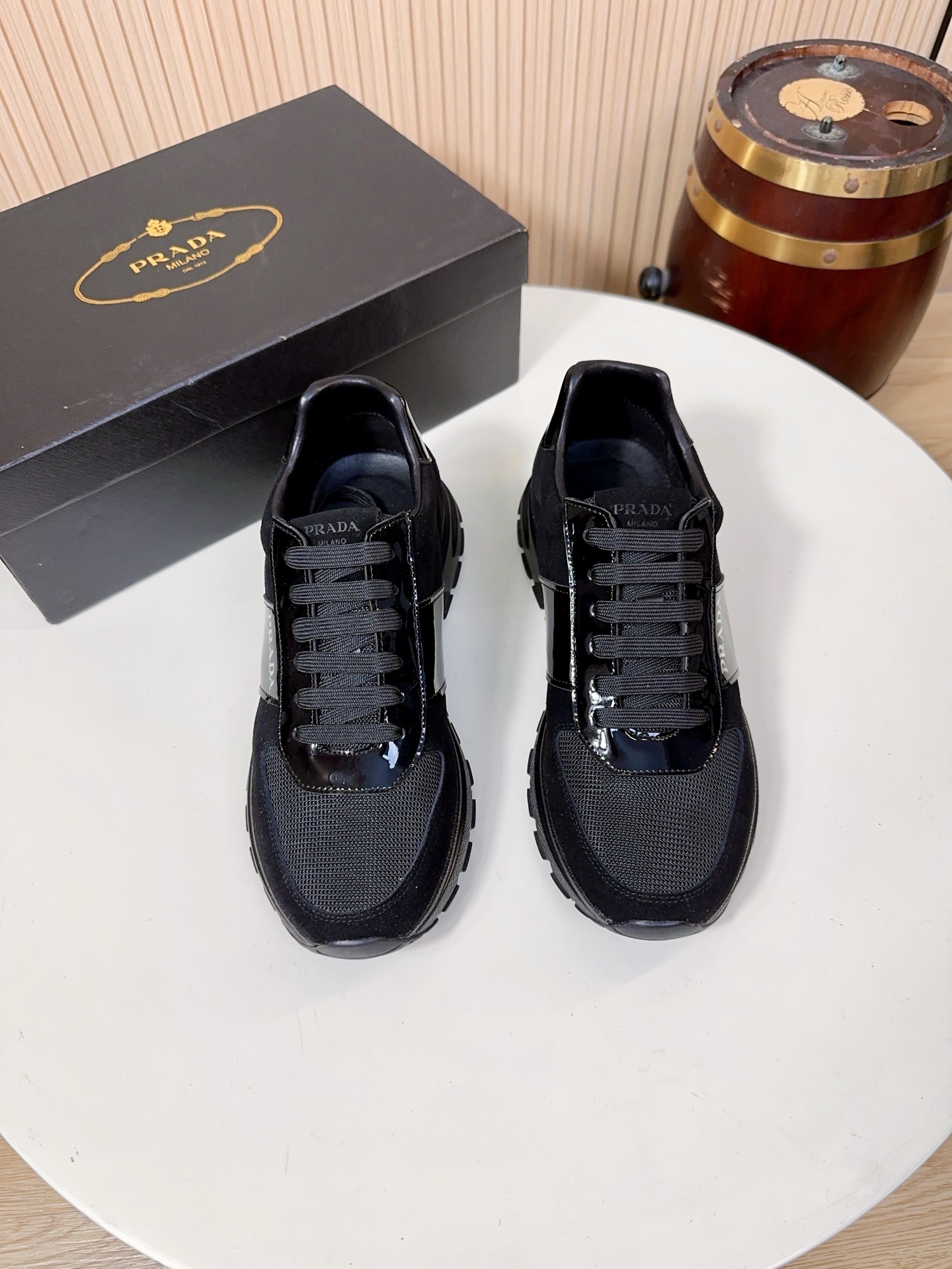 NO:834014,Prada is a top luxury brand founded in Milan, Italy in 1913. It subverts traditional avant-garde design and is recognized as a 'style definer' in the fashion industry. Prada's shoe series, especially sports shoes, has always been the benchmark for the high-end casual shoe market. (Upper material: Prada's iconic technical nylon + multi-material  Splicing) The main body of the shoe is made of Prada's iconic Re-high-density technical mesh). This material is Prada's trump card material. It is lightweight, strong, breathable, waterproof and stain-resistant, and not easy to deform. It solves the problems of traditional leather shoes being stuffy and difficult to care for. It is also one of the core features that distinguish Prada from other luxury brands.  The suede cowhide part of the toe and the side of the shoe is made of imported first-layer suede cowhide, which has a delicate and soft touch and a matte high-end texture, which improves the layering and wear resistance of the shoe body, and also neutralizes the technological sense of nylon material, making the overall style more business-casual. The toe is made of glossy leather material, which has its own luster. It is one of Prada's classic design elements, and the details are hidden in the low-key.  The lining and insole are standard features of Prada's high-end shoes. The lining is mostly made of lambskin, which is soft against the skin and does not rub the feet. The tongue and mouth of the shoe are also thickened; the insole has the Prada hot-stamped logo, and some styles use memory foam + genuine leather foot pads. While cushioning and rebounding, it can fit the shape of the foot, and the feet will not be tired after walking for a long time.  The soles are made of Prada's customized non-slip rubber material, with the brand's iconic anti-slip texture design, which has strong grip and is not easy to slip on rainy days. It has been lightweighted, and a single shoe weighs only about 300g, which greatly reduces the burden on the feet. The midsole has a cushioning structure, and some models  The style adopts Prada's lightweight foam technology, which combines support and comfort, and is suitable for daily commuting and short-distance travel. 38-44, A9,, prada, prada, sneakers, cowhide, sheepskin19860909Prada（普拉达）是1913年创立于意大利米兰的顶级奢侈品牌,以颠覆传统的先锋设计,是时尚界公认的“风格定义者”.Prada的鞋履系列,尤其是运动鞋,一直是高端休闲鞋市场的标杆.（鞋面材质Prada标志性科技尼龙+多材质拼接）鞋身主体采用Prada标志性的Re-高密科技网布）,这种材质是Prada的王牌材质,兼具轻量化、强韧性与透气性,防水抗污、不易变形,解决了传统皮面鞋闷脚、难打理的问题,也是Prada区别于其他奢侈品牌的核心特征之一. 鞋头、鞋侧的反绒牛皮部分,采用进口头层反绒牛皮,触感细腻柔软,自带哑光高级质感,提升了鞋身的层次感与耐磨性,也中和了尼龙材质的科技感,让整体风格更偏商务休闲.鞋头搭配了亮面皮革材质,自带光泽感,是Prada经典的设计元素之一,低调中暗藏细节亮点. 内里与鞋垫Prada高端线鞋款的标配,内里多为羔羊皮,贴肤穿着柔软不磨脚,鞋舌、鞋口处也做了加厚处理；鞋垫带有Prada烫印标识,部分款式采用记忆棉+真皮垫脚,缓震回弹的同时,能贴合脚型,长时间走路也不累脚. 鞋底采用Prada定制的防滑橡胶材质,带有品牌标志性的防滑纹路设计,抓地力强,雨天也不易打滑；做了轻量化处理,单只鞋重量仅约300g,大幅减轻脚部负担；中底带有缓震结构,部分款式采用了Prada的轻量发泡科技,兼顾了支撑性与舒适感,适合日常通勤与短途出行.38-44,A9,,prada,prada,sneakers,cowhide,sheepskin,Men's shoes