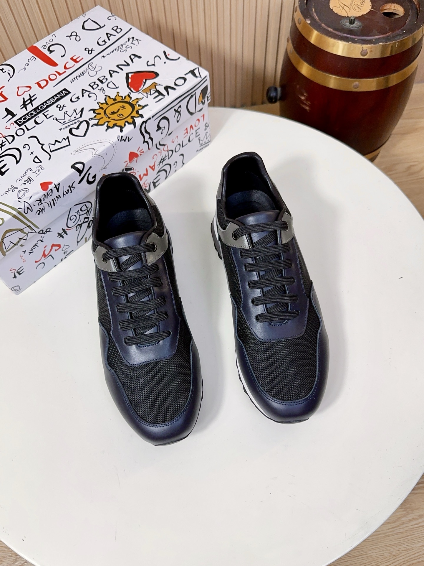NO:834023,Dolce & Gabbana (referred to as D&G) is a top luxury brand born in Milan, Italy in 1985. It is as famous as Gucci and Prada. The brand focuses on light luxury texture and recognition, and is one of the benchmarks for high-end men's casual shoes.  The shoe upper material is made of imported first-layer cowhide + high-density breathable mesh toe cap, and the shoe side is made of imported first-layer calfskin (partly with pebbled pattern). It has a delicate touch, strong toughness, and is not easy to deform and crack. It can maintain the shape of the shoe even after long-term wear. It has a high-grade matte texture, which is a luxury  The standard material of the brand's high-end shoes. The mesh area in the middle of the shoe body and the heel is made of high-density polyester fiber breathable mesh, which combines lightweight and breathability, greatly improves the air circulation in the shoe, solves the problem of stuffy feet in pure leather shoes, and can keep you dry even in spring and summer.  The contrasting leather splicing on the side of the shoe and the tongue is made of the same grade of cowhide. The collision of leather in different tones makes the shoe body more layered and also improves the wear resistance of the shoe side.  The lining and insole are standard features of high-end brand shoes. The lining is mostly made of lambskin, which is soft against the skin and does not rub the feet. The tongue and mouth of the shoe are also thickened; the insole has the brand's hot-stamped logo, and some models use memory foam + genuine leather foot pads. While cushioning and rebounding, it can fit the shape of the foot, and the feet will not be tired after walking for a long time.  The soles are made of brand-customized anti-slip rubber material with anti-slip texture design, which has strong grip and is not easy to slip in rainy days. It has been lightweighted, with a single shoe weighing only about 300g, which greatly reduces the burden on the feet. The midsole has a cushioning structure, which can disperse the pressure on the soles of the feet and take into account daily commuting.  Comfortable for short-distance travel.38-44,A9,,Dolce&Gabbana,Dolce&Gabbana,gucci,prada,Dolce&Gabbana,cowhide,sheepskin19860909Dolce & Gabbana（简称D&G,杜嘉班纳）是1985年诞生于意大利米兰的顶级奢侈品牌,与Gucci、Prada齐名.品牌主打轻奢质感与辨识度,是高端男士休闲鞋的标杆之一. 鞋面材质采用进口头层牛皮+高密透气网布鞋头、鞋侧采用进口头层小牛皮（部分为荔枝纹）,触感细腻、韧性强,不易变形开裂,长期穿着也能保持鞋型挺括,自带高级哑光质感,是奢侈品牌高端鞋履的标配材质.鞋身中部、后跟的网布区域,采用高密聚酯纤维透气网布,兼顾轻量化与透气性,大幅提升鞋内空气流通,解决了纯皮面鞋闷脚的问题,春夏穿着也能保持干爽. 鞋侧、鞋舌的撞色皮革拼接,采用同等级牛皮材质,不同色调的皮革碰撞让鞋身更具层次感,同时也提升了鞋侧的耐磨性. 内里与鞋垫品牌高端线鞋款的标配,内里多为羔羊皮,贴肤穿着柔软不磨脚,鞋舌、鞋口处也做了加厚处理；鞋垫带有品牌烫印标识,部分款式采用记忆棉+真皮垫脚,缓震回弹的同时,能贴合脚型,长时间走路也不累脚. 鞋底采用品牌定制的防滑橡胶材质,带有防滑纹路设计,抓地力强,雨天也不易打滑；做了轻量化处理,单只鞋重量仅约300g,大幅减轻脚部负担；中底带有缓震结构,能分散足底压力,兼顾日常通勤与短途出行的舒适感.38-44,A9,,Dolce&Gabbana,Dolce&Gabbana,gucci,prada,Dolce&Gabbana,cowhide,sheepskin,Men's shoes