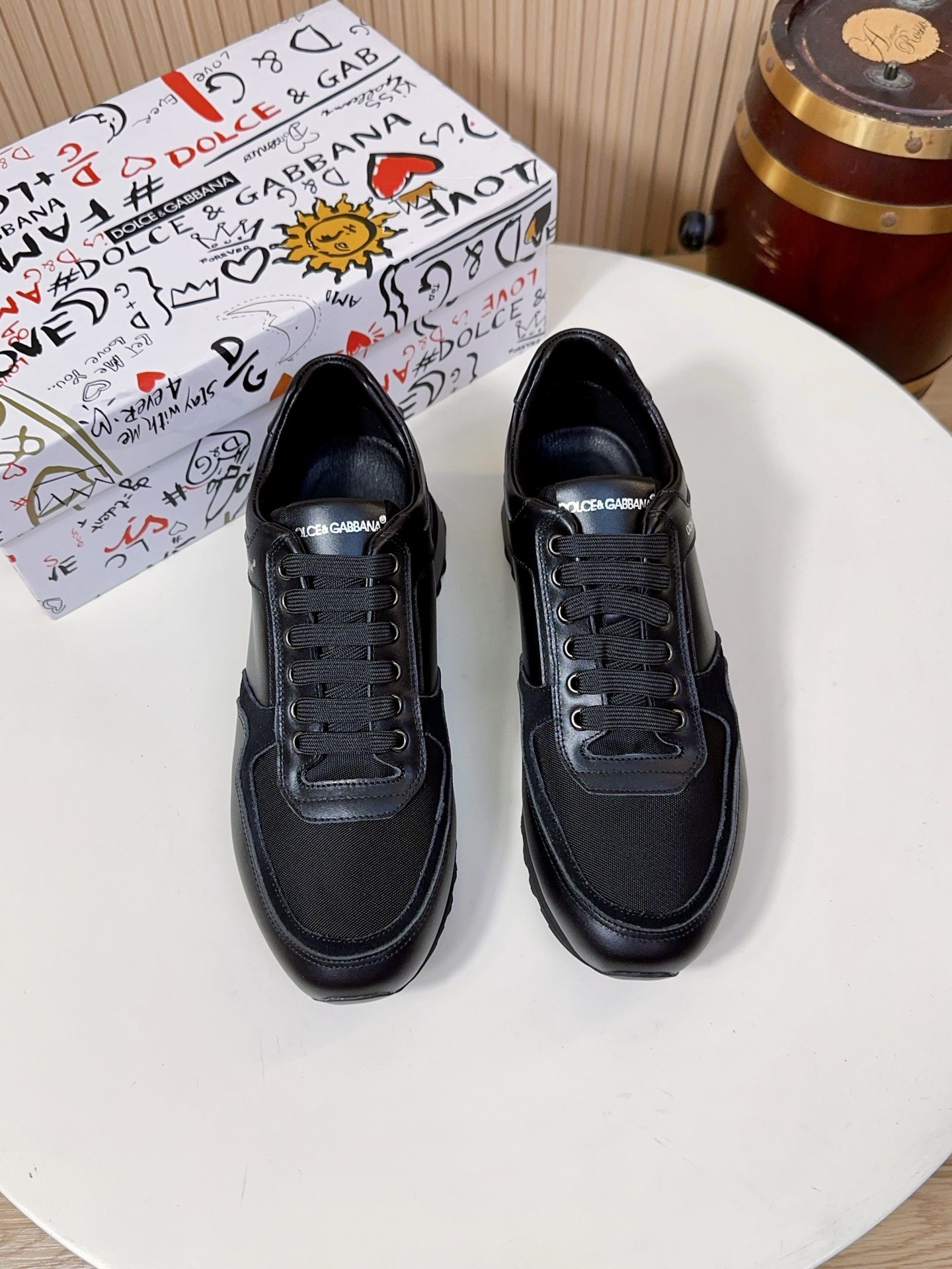 NO:833966,Dolce & Gabbana (referred to as D&G) is a top luxury brand born in Milan, Italy in 1985. It is as famous as Gucci and Prada. The brand focuses on light luxury texture and recognition, and is one of the benchmarks for high-end men's casual shoes.  The main cowhide part of the upper is made of imported first-layer calfskin, which has a fine texture, strong toughness, and is not easy to deform and crack. It can maintain the shape of the shoe for a long time and has a high-grade matte texture. Some styles of glossy leather also have the brand's signature gloss treatment.  The mesh area of the middle part of the shoe body and the heel is made of high-density breathable polyester fiber mesh, which combines lightweight and breathability, greatly improves the air circulation in the shoe, and solves the problem of stuffy feet in pure leather shoes. It can also be kept dry in spring and summer. The toe and side of some shoes are also matched with leather collisions of different textures such as suede cowhide/ pebbled cowhide/ special mesh, which makes the shoe body more layered and improves wear resistance.  The lining and insole are standard features of high-end shoes. The lining is mostly made of lambskin, which is soft against the skin and does not rub the feet. The tongue and mouth of the shoe are also thickened; the insole has a brand hot-stamped logo, and some styles use memory foam + genuine leather foot pads. While cushioning and rebounding, it can fit the shape of the foot, and the feet will not be tired after walking for a long time.  The soles are made of brand-customized anti-slip rubber material with anti-slip texture design, which has strong grip and is not easy to slip in rainy days. It has been lightweighted, with a single shoe weighing only about 300g, which greatly reduces the burden on the feet. The midsole has a cushioning structure that can disperse the pressure on the soles of the feet and take into account the comfort of daily commuting and short-distance travel. This pair of shoes belongs to the brand's daily casual line. There is no exaggerated design, but it fully takes advantage of the brand's materials and craftsmanship.  38-44,A9,,Dolce&Gabbana,Dolce&Gabbana,gucci,prada,Dolce&Gabbana,cowhide,sheepskin19860909Dolce & Gabbana（简称D&G,杜嘉班纳）是1985年诞生于意大利米兰的顶级奢侈品牌,与Gucci、Prada齐名.品牌主打轻奢质感与辨识度,是高端男士休闲鞋的标杆之一. 鞋面主体牛皮部分采用进口头层小牛皮,纹理细腻、韧性强,不易变形开裂,长期穿着也能保持鞋型挺括,自带高级哑光质感,部分款式的亮面皮革还带有品牌标志性的光泽处理. 鞋身中部、后跟的网布区域,采用高密透气聚酯纤维网布,兼顾轻量化与透气性,大幅提升鞋内空气流通,解决了纯皮面鞋闷脚的问题,春夏穿着也能保持干爽. 部分鞋款的鞋头、鞋侧还搭配了反绒牛皮/荔枝纹牛皮/特制网布等不同质感的皮革碰撞,让鞋身更具层次感,也提升了耐磨性. 内里与鞋垫高端线鞋款的标配,内里多为羔羊皮,贴肤穿着柔软不磨脚,鞋舌、鞋口处也做了加厚处理；鞋垫带有品牌烫印标识,部分款式采用记忆棉+真皮垫脚,缓震回弹的同时,能贴合脚型,长时间走路也不累脚. 鞋底采用品牌定制的防滑橡胶材质,带有防滑纹路设计,抓地力强,雨天也不易打滑；做了轻量化处理,单只鞋重量仅约300g,大幅减轻脚部负担；中底带有缓震结构,能分散足底压力,兼顾日常通勤与短途出行的舒适感. 这双鞋属于品牌的日常休闲线,没有夸张的设计,却把品牌的材质与工艺优势拉满 38-44,A9,,Dolce&Gabbana,Dolce&Gabbana,gucci,prada,Dolce&Gabbana,cowhide,sheepskin,Men's shoes