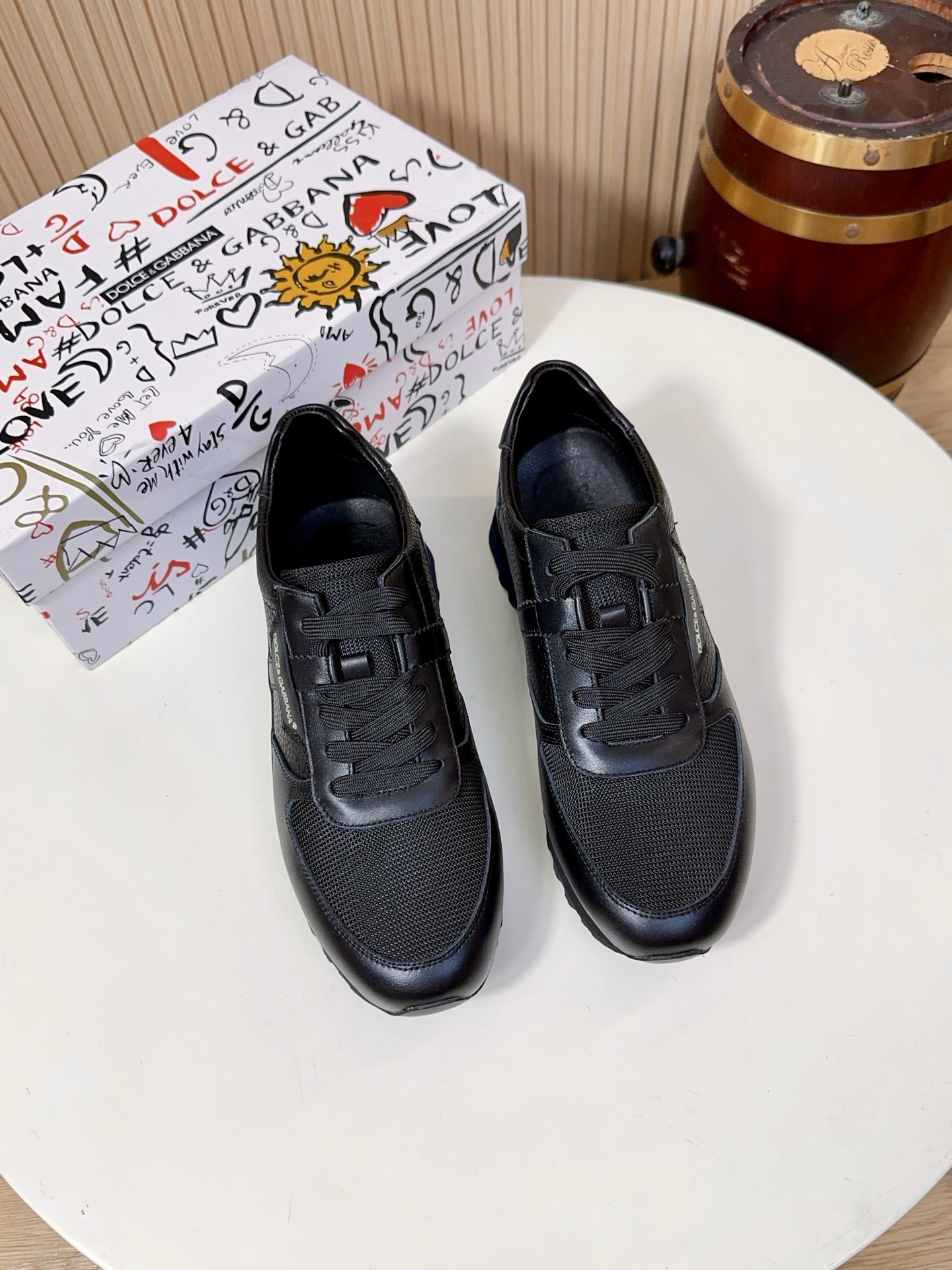 NO:833973,Dolce & Gabbana (often referred to as D&G) is a luxury brand founded in Milan, Italy in 1985. It was co-founded by designers Domenico Dolce and Stefano Gabbana. It is a first-line luxury brand as famous as Gucci and Prada.  The smooth and pebbled cowhide parts on the toe of the main body of the shoe and the side of the shoe are made of first-layer cowhide, which has a delicate touch, strong toughness, and is not easily deformed. The splicing of cowhide, mesh, and leather of different colors uses a double-thread sewing process. The stitching is even and fine, and there are no excess threads on the edges. This not only ensures the firmness of the splicing, but also keeps the shoe shape crisp even after long-term wear. It also has a high-end matte/soft light texture.  The middle part of the shoe body and the gray/blue splicing area on the heel are made of high-density breathable mesh material, which greatly improves the air circulation inside the shoe, solves the problem of stuffy feet in pure leather shoes, and can keep your feet dry in spring and summer. The lining and insole are standard features of high-end brand shoes.  The soles are made of wear-resistant rubber, with anti-slip texture design and strong grip; they are also lightweight, with a single shoe weighing only about 300g, so you won’t feel burdened when walking for a long time. The cushioning performance has also been optimized to disperse the pressure on the soles of the feet.  This pair of shoes belongs to the brand's daily casual line. It has no exaggerated design, but fully utilizes the brand's material and craftsmanship advantages. It is suitable for pairing with jeans, casual pants, and sports pants. 38-44, A9,, Dolce&Gabbana, Dolce&Gabbana, gucci, prada, Dolce&Gabbana, jeans, cowhide, sheepskin19860909杜嘉班纳（Dolce & Gabbana,常简称D&G）是1985年创立于意大利米兰的奢侈品牌,由设计师多梅尼科·多尔切（Domenico Dolce）和斯蒂芬诺·嘉班纳（Stefano Gabbana）联合创立,是与Gucci、Prada齐名的一线奢侈品牌. 鞋面主体鞋头、鞋侧的光滑与荔枝纹牛皮部分,是头层牛皮材质,触感细腻、韧性强,不易变形,牛皮、网布、不同色调皮革的拼接处,采用双线车缝工艺,针脚均匀细密,边缘无多余线头,既保证了拼接的牢固度,长期穿着也能保持鞋型挺括,同时自带高级的哑光/柔光质感. 鞋身中部、后跟的灰色/蓝色拼接区域,采用高密透气网布材质,大幅提升了鞋内空气流通性,解决了纯皮面鞋子闷脚的问题,春夏穿着也能保持干爽. 内里与鞋垫品牌高端鞋款的标配,内里多为细腻的羔羊皮,贴肤穿着柔软不磨脚,部分款式的鞋垫还带有烫印品牌标识,兼具舒适感与细节质感. 鞋底采用耐磨橡胶材质,带有防滑纹路设计,抓地力强；同时做了轻量化处理,单只鞋重量仅约300g,长时间走路也不会有负重感,缓冲性能也经过优化,能分散足底压力. 这双鞋属于品牌的日常休闲线,没有夸张的设计,却把品牌的材质与工艺优势拉满,搭配牛仔裤、休闲裤、运动裤都很合适.38-44,A9,,Dolce&Gabbana,Dolce&Gabbana,gucci,prada,Dolce&Gabbana,jeans,cowhide,sheepskin,Men's shoes