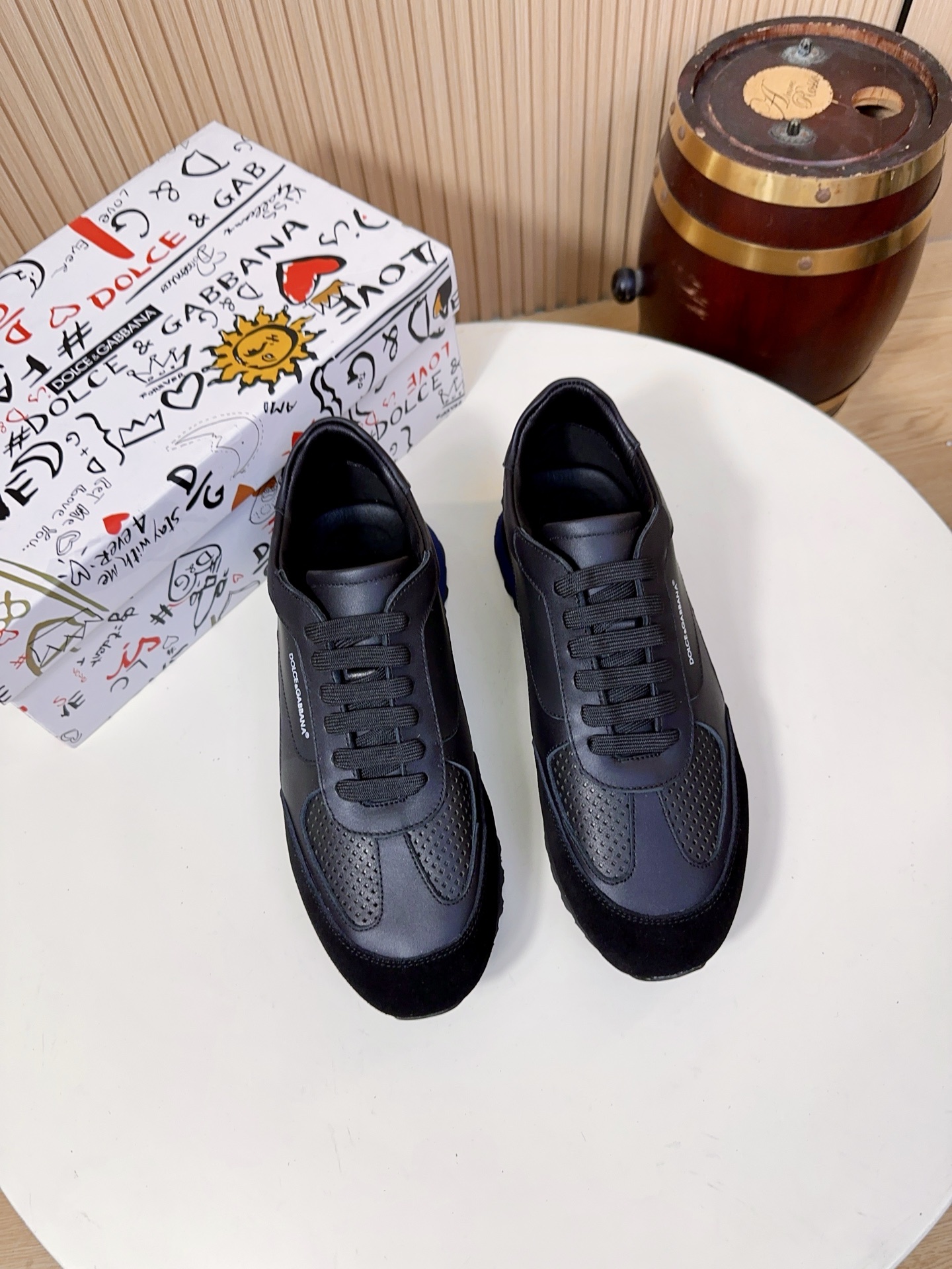 NO:834030,Dolce & Gabbana (referred to as D&G) is a top luxury brand born in Milan, Italy in 1985. It is as famous as Gucci and Prada. The brand focuses on light luxury texture and recognition, and is one of the benchmarks for high-end men's casual shoes.  The main body of the shoe upper is made of imported first-layer calfskin, with part of the black model made of pebbled cowhide. It has a delicate and soft touch, strong toughness, and is not prone to deformation and cracking. It can maintain the shape of the shoe for a long time and has a high-grade matte texture. It is a common material for high-end shoes of luxury brands. Some styles of the shoe body are designed with perforated leather or mesh splicing, which greatly improves the breathability of the upper, solves the problem of stuffy feet in pure leather shoes, and can keep you dry and comfortable in spring and summer.  The red/orange/blue leather splicing part on the side of the shoe, the splicing parts of different materials (cow leather, mesh, suede, perforated leather) are made of the same grade of cowhide. The contrasting color design makes the shoe body more layered and also improves the wear resistance of the shoe side. Some styles are also equipped with suede cowhide, which enriches the texture level.  The lining and insole are standard features of high-end brand shoes. The lining is mostly made of lambskin, which is soft against the skin and does not rub the feet. The tongue and mouth of the shoe are also thickened; the insole has the brand's hot-stamped logo, and some models use memory foam + genuine leather foot pads. While cushioning and rebounding, it can fit the shape of the foot, and the feet will not be tired after walking for a long time.  The soles are made of brand-customized anti-slip rubber material with anti-slip texture design, which has strong grip and is not easy to slip in rainy days. It has been lightweighted, with a single shoe weighing only about 300g, which greatly reduces the burden on the feet. The midsole has a cushioning structure, which can disperse the pressure on the soles of the feet and take into account daily commuting.  Comfortable for short-distance travel.38-44,A9,,Dolce&Gabbana,Dolce&Gabbana,gucci,prada,Dolce&Gabbana,cowhide,sheepskin19860909Dolce & Gabbana（简称D&G,杜嘉班纳）是1985年诞生于意大利米兰的顶级奢侈品牌,与Gucci、Prada齐名.品牌主打轻奢质感与辨识度,是高端男士休闲鞋的标杆之一. 鞋面主体采用进口头层小牛皮,其中黑色款部分区域为荔枝纹牛皮,触感细腻柔软、韧性强,不易变形开裂,长期穿着也能保持鞋型挺括,自带高级哑光质感,是奢侈品牌高端鞋履的常用材质.鞋身部分款式带有打孔皮革或网布拼接设计,大幅提升了鞋面的透气性,解决了纯皮面鞋子闷脚的问题,春夏穿着也能保持干爽舒适. 鞋侧的红/橙/蓝色皮革拼接部分,不同材质（牛皮、网布、反绒皮、打孔皮革）的拼接处采用同等级牛皮材质,撞色设计让鞋身更具层次感,同时也提升了鞋侧的耐磨性,部分款式还搭配了反绒牛皮,丰富了质感层次. 内里与鞋垫品牌高端线鞋款的标配,内里多为羔羊皮,贴肤穿着柔软不磨脚,鞋舌、鞋口处也做了加厚处理；鞋垫带有品牌烫印标识,部分款式采用记忆棉+真皮垫脚,缓震回弹的同时,能贴合脚型,长时间走路也不累脚. 鞋底采用品牌定制的防滑橡胶材质,带有防滑纹路设计,抓地力强,雨天也不易打滑；做了轻量化处理,单只鞋重量仅约300g,大幅减轻脚部负担；中底带有缓震结构,能分散足底压力,兼顾日常通勤与短途出行的舒适感.38-44,A9,,Dolce&Gabbana,Dolce&Gabbana,gucci,prada,Dolce&Gabbana,cowhide,sheepskin,Men's shoes