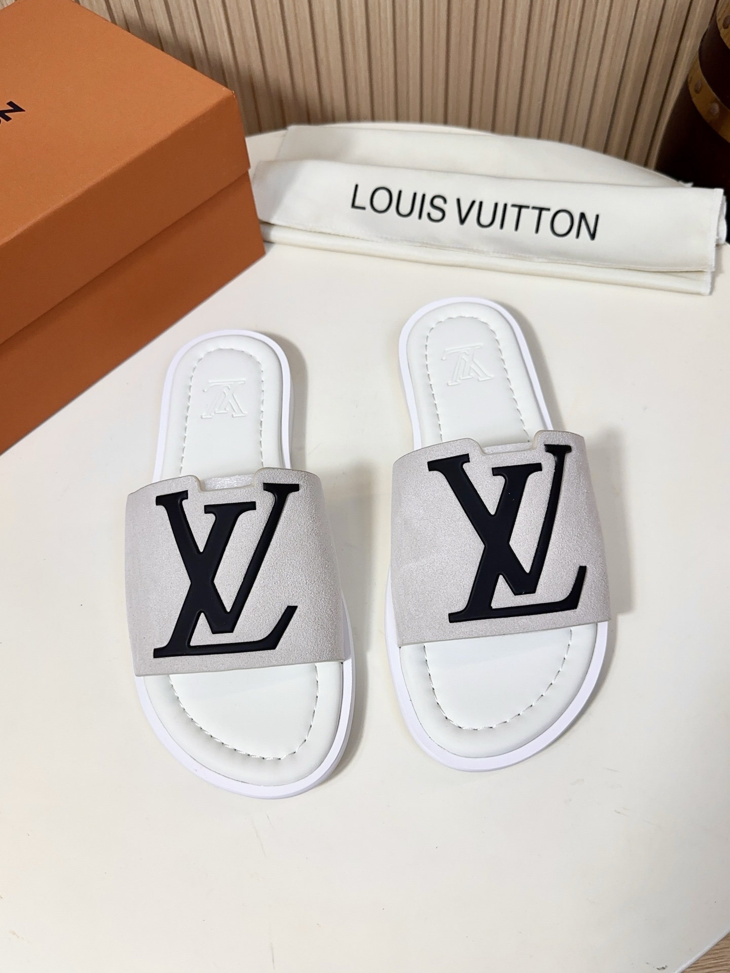 NO:851203,Louis Vuitton (LV for short) is a top luxury brand originating from Paris, France. It was founded in 1854 and has a history of more than 170 years. It belongs to LVMH, the world's largest luxury goods group.  The upper body of the sandals is made of high-quality suede cow leather (cow leather), which is delicate and soft to the touch. It has a matte high-grade texture and is durable and not easy to show signs of wear. The embossed logo on the footbed and the splicing of the upper and decorative logos have been strictly controlled. There are no unnecessary traces of glue or rough edges, which is a reflection of LV's consistent high-level workmanship. Every detail can withstand close inspection. It has a strong three-dimensional effect, is low-key and recognizable.  The midsole is wrapped in sheepskin and filled with memory foam, which is skin-friendly and does not rub the feet. The memory foam can fit the shape of the foot, is soft and comfortable to step on, and will not tire your feet after long-term wear. The anti-slip rubber outsole is wear-resistant and non-slip. The texture is also embellished with LV letters and Monogram flower details, taking into account practicality and brand logo, for daily use.  It is versatile and easy to choose. There are many colors to choose from (there are 10 colors such as yellow, green, black, white, and blue in the picture). Whether it is casual style, sports style or vacation style, it can be easily adapted to both boys and girls. 39-45, 38.46 can be customized. A39,, louis vuitton, louis vuitton, louis vuitton, slippers, cowhide, sheepskin19860909路易威登（Louis Vuitton,简称LV）是源自法国巴黎的顶级奢侈品品牌,创立于1854年,至今已有超过170年的历史,隶属于全球最大奢侈品集团LVMH. 凉拖鞋面主体采用优质绒面牛皮革（牛猄皮）触感细腻柔软,自带哑光高级质感,耐穿不易显旧,鞋床的压印Logo、鞋面与饰标的拼接都经过严格工艺把控,没有多余的胶水痕迹或毛边,是LV一贯的高水准做工体现.每一处细节都经得起放大细看,立体感极强,低调又有辨识度. 中底是羊皮包裹＋记忆泡棉填充,亲肤不磨脚,记忆泡沫能贴合脚型,踩上去软弹舒适,长时间穿也不累脚. 防滑橡胶大底,耐磨防滑,纹路里还点缀了 LV 字母和Monogram花卉细节,兼顾实用性与品牌标识,日常. 百搭不挑人多色可选（图中就有黄、绿、黑、白、蓝等10种配色）,不管是休闲风、运动风还是度假穿搭,都能轻松适配,男生女生都能穿.39-45,38.46可定.A39,,louis vuitton,louis vuitton,louis vuitton,slippers,cowhide,sheepskin,Men's shoes