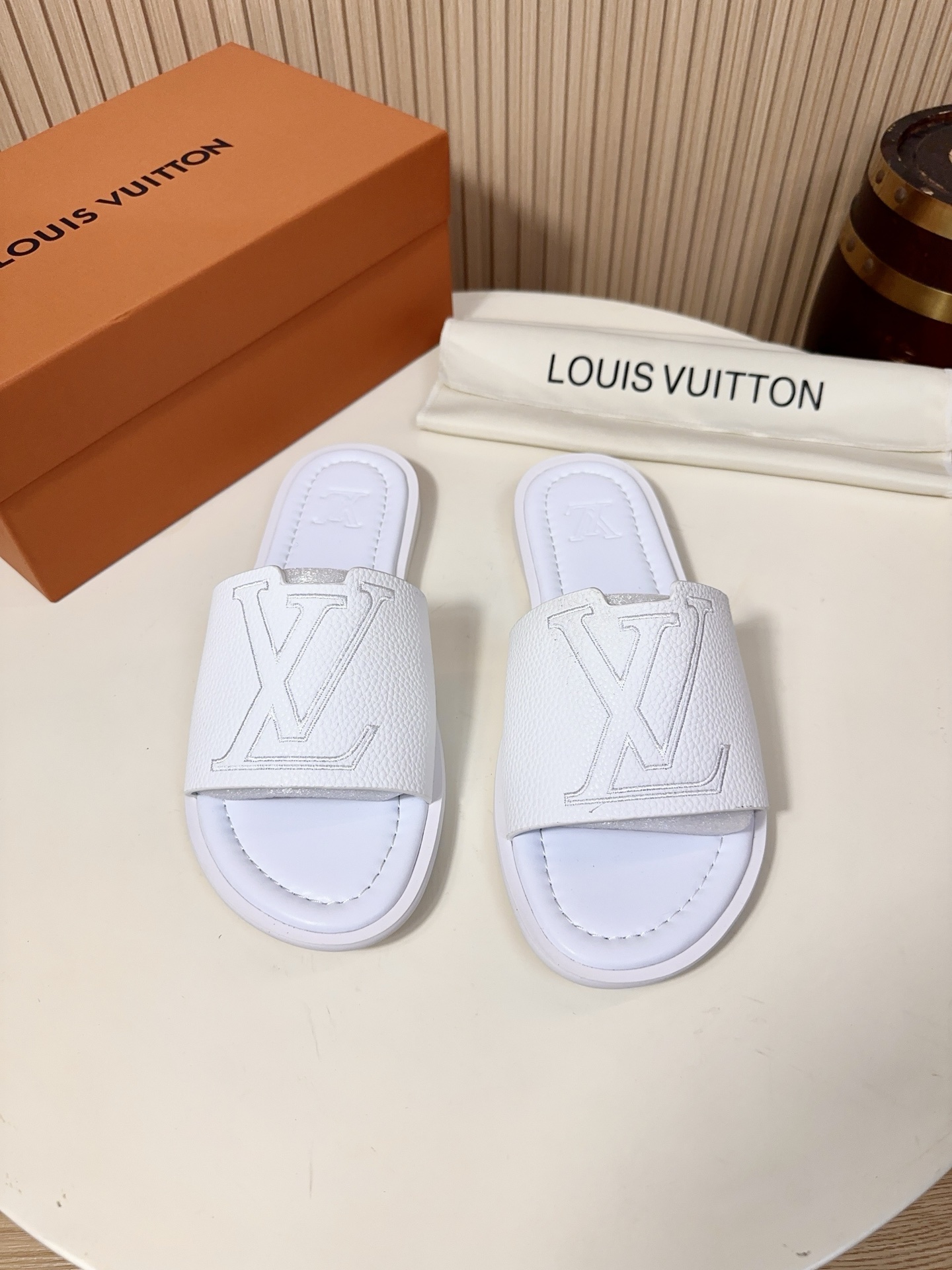 NO:851220,Louis Vuitton (LV for short) is a top luxury brand originating from Paris, France. It was founded in 1854 and has a history of more than 170 years. It belongs to LVMH, the world's largest luxury goods group.  The main body of the sandal upper is made of grained calfskin (lichee grain cowhide) with a delicate lychee texture on the surface. It has a high-grade texture and is wear-resistant, scratch-resistant and resistant to scratches. It is not easy to leave scratches and is easier to take care of than suede. The three-dimensional LV Logo is outlined with high-density embroidery, with clear and full lines, which forms a sharp contrast with the red upper, making the brand highly recognizable and not easy to fade.  The midsole is wrapped in sheepskin and filled with memory foam, which is skin-friendly and does not rub the feet. The memory foam can fit the shape of the foot, is soft and comfortable to step on, and will not tire your feet after long-term wear. The anti-slip rubber outsole is wear-resistant and non-slip. The texture is also embellished with LV letters and Monogram flower details, taking into account practicality and brand logo, for daily use.  Versatile and easy to choose, there are many colors to choose from (there are 10 colors such as yellow, green, black, white and blue in the picture). Whether it is casual style, sports style or holiday wear, it can be easily adapted to both boys and girls. 39-45, 38.46 can be customized. A39, louis vuitton, louis vuitton, louis vuitton, slippers, cowhide, sheepskin, chamois leather19860909路易威登（Louis Vuitton,简称LV）是源自法国巴黎的顶级奢侈品品牌,创立于1854年,至今已有超过170年的历史,隶属于全球最大奢侈品集团LVMH. 凉拖鞋面主体采用粒面小牛皮（荔枝纹牛皮）表面带有细腻的荔枝纹理,质感高级耐磨,抗刮抗造,不易留下划痕,打理起来也比麂皮更省心.采用高密刺绣勾勒出立体的LV Logo,线条清晰饱满,和红色鞋面形成鲜明撞色对比,品牌辨识度拉满,同时不易脱线掉色. 中底是羊皮包裹＋记忆泡棉填充,亲肤不磨脚,记忆泡沫能贴合脚型,踩上去软弹舒适,长时间穿也不累脚. 防滑橡胶大底,耐磨防滑,纹路里还点缀了 LV 字母和Monogram花卉细节,兼顾实用性与品牌标识,日常. 百搭不挑人多色可选（图中就有黄、绿、黑、白、蓝等10种配色）,不管是休闲风、运动风还是度假穿搭,都能轻松适配,男生女生都能穿.39-45,38.46可定.A39,,louis vuitton,louis vuitton,louis vuitton,slippers,cowhide,sheepskin,chamois leather,Men's shoes