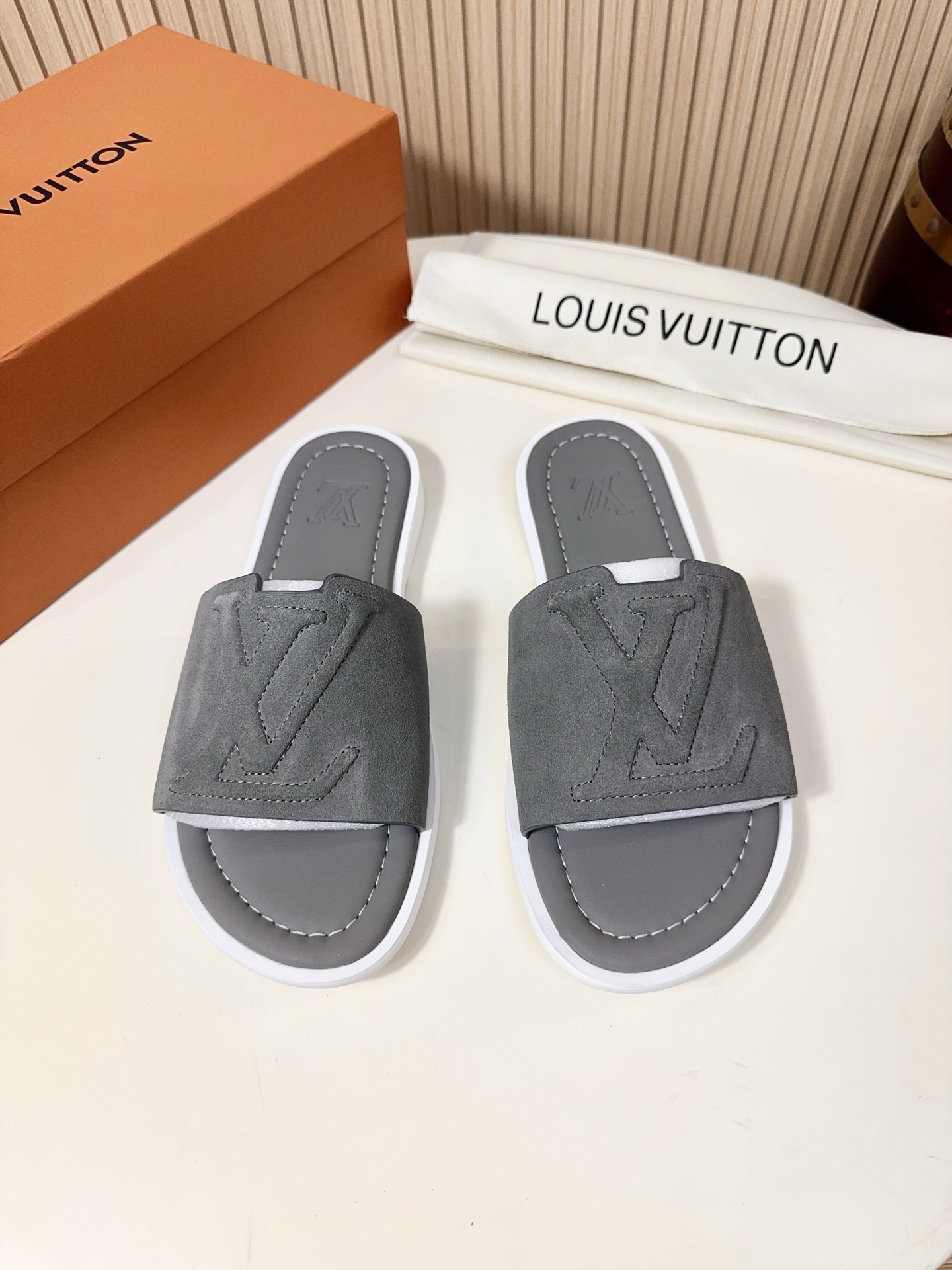 NO:851211,Louis Vuitton (LV for short) is a top luxury brand originating from Paris, France. It was founded in 1854 and has a history of more than 170 years. It is affiliated to LVMH, the world's largest luxury goods group. The main body of the sandal upper is made of high-quality suede cow leather (cow leather), which feels delicate and soft, has a matte high-end texture, is durable and will not show signs of wear, and the LV upper  The logo adopts three-dimensional embossing technology, with clear and full lines, flat edges and no burrs. Every detail can withstand close inspection. It has a strong three-dimensional sense, is low-key and recognizable. The midsole is wrapped in sheepskin + memory foam filling, which is skin-friendly and does not rub the feet. The memory foam can fit the foot shape, is soft and comfortable to step on, and does not tire the feet after long-term wear. The anti-slip rubber outsole is wear-resistant and anti-slip, and is also embellished with LV in the texture.  Letters and Monogram floral details take into account practicality and brand logo, and are suitable for daily use. Versatile and easy to choose, there are many colors to choose from (there are 10 colors such as yellow, green, black, white, and blue in the picture). Whether it is casual style, sports style or vacation wear, it can be easily adapted to both boys and girls. 39-45, 38.46 can be customized. A39, louis vuitton, louis vuitton, louis  vuitton,slippers,cowhide,sheepskin19860909路易威登（Louis Vuitton,简称LV）是源自法国巴黎的顶级奢侈品品牌,创立于1854年,至今已有超过170年的历史,隶属于全球最大奢侈品集团LVMH. 凉拖鞋面主体采用优质绒面牛皮革（牛猄皮）触感细腻柔软,自带哑光高级质感,耐穿不易显旧,鞋面的LV Logo采用立体压印工艺,线条清晰饱满,边缘平整无毛边,每一处细节都经得起放大细看,立体感极强,低调又有辨识度. 中底是羊皮包裹＋记忆泡棉填充,亲肤不磨脚,记忆泡沫能贴合脚型,踩上去软弹舒适,长时间穿也不累脚. 防滑橡胶大底,耐磨防滑,纹路里还点缀了 LV 字母和Monogram花卉细节,兼顾实用性与品牌标识,日常. 百搭不挑人多色可选（图中就有黄、绿、黑、白、蓝等10种配色）,不管是休闲风、运动风还是度假穿搭,都能轻松适配,男生女生都能穿.39-45,38.46可定.A39,,louis vuitton,louis vuitton,louis vuitton,slippers,cowhide,sheepskin,Men's shoes