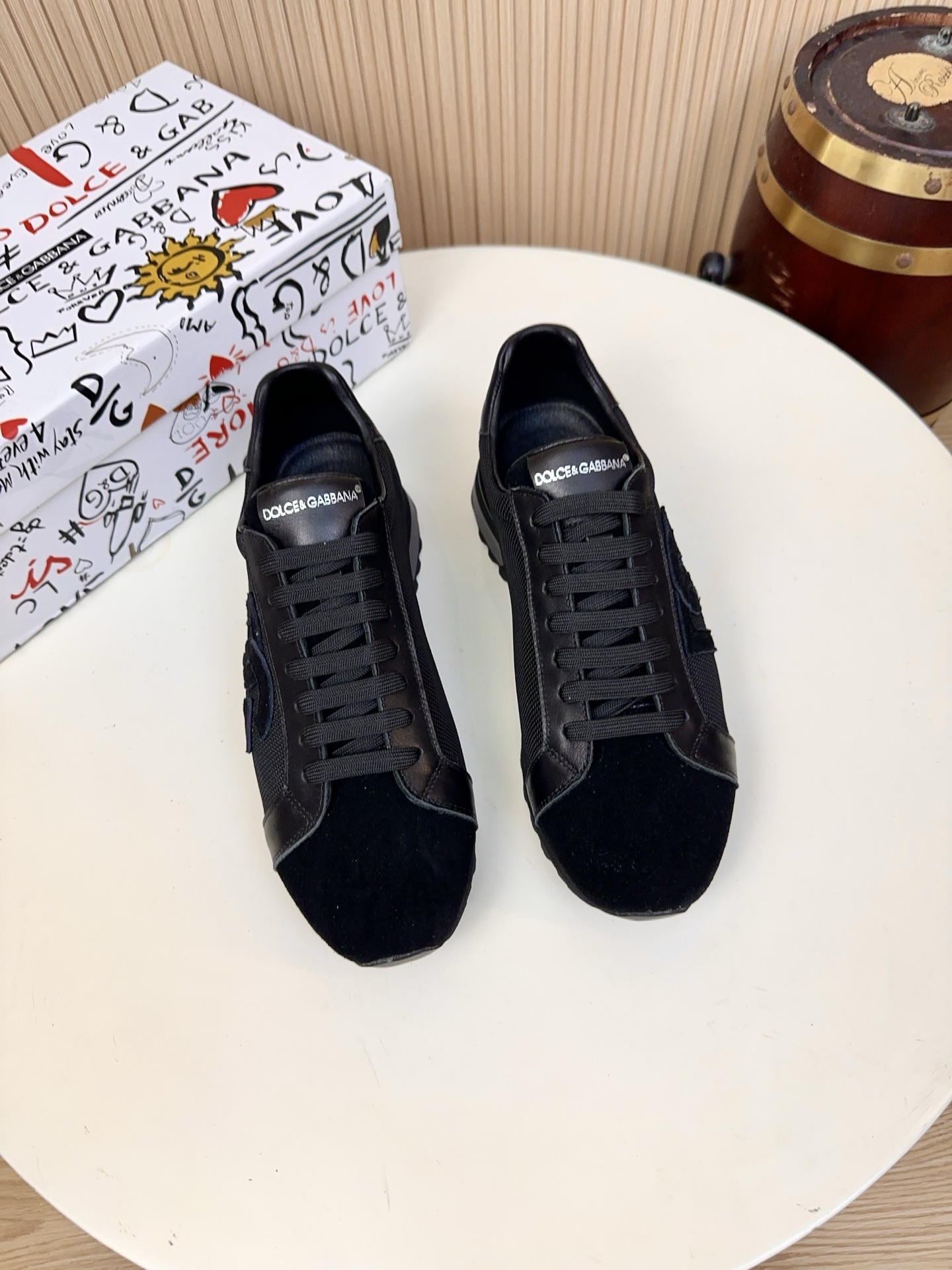 NO:850657,Dolce & Gabbana (referred to as D&G) is a top luxury brand born in Milan, Italy in 1985. It is as famous as Gucci and Prada. The brand focuses on light luxury texture and recognition, and is one of the benchmarks for high-end men's casual shoes.  The upper is made of smooth calfskin + suede (suede) + breathable mesh. The smooth part ensures a firm shape, while the suede enhances the retro texture. The mesh enhances the breathability of the shoe body and reduces the feeling of stuffiness on the feet. The tongue is printed with the Dolce & Gabbana brand logo label, and the heel has a hot-stamped brand logo; the side of the shoe body is decorated with brand-embossed DG letters, which echoes the design language of the graffiti-style shoe box, and has its own brand recognition in a low-key manner.  The inner lining is made of first-layer sheepskin, which feels silky and does not rub your feet. It also improves breathability and reduces foot stuffiness. The insole is a hot-pressed foam insole, covered with leather material, and some styles have a hot-stamped brand logo, which combines support and comfort. The non-slip and wear-resistant rubber outsole has strong grip, taking into account both portability and durability for daily walking. The thin-sole design also brings the simple aesthetics of retro moral training shoes.  38-44,A9,,Dolce&Gabbana,Dolce&Gabbana,gucci,prada,Dolce&Gabbana,cowhide,sheepskin,chamois leather19860909Dolce & Gabbana（简称D&G,杜嘉班纳）是1985年诞生于意大利米兰的顶级奢侈品牌,与Gucci、Prada齐名.品牌主打轻奢质感与辨识度,是高端男士休闲鞋的标杆之一. 鞋面采用光面小牛皮+牛反绒（麂皮）+透气网布拼接,光面部分保证鞋型挺括,反绒提升复古质感,网布则增强鞋身透气性,减少闷脚感.鞋舌印有Dolce & Gabbana品牌徽标标签,后跟带有烫印品牌标识；鞋身侧面带有品牌压印的DG字母装饰,和涂鸦风鞋盒的设计语言相呼应,低调中自带品牌辨识度. 内里采用头层羊皮,触感丝滑,上脚不磨脚,同时提升透气性,减少闷脚感. 鞋垫热压成型泡棉鞋垫,外覆皮革材质,部分款式带有烫印品牌标识,兼顾支撑性与踩感舒适度. 鞋底防滑耐磨橡胶外底,抓地力强,兼顾轻便性与日常行走的耐用性,鞋型薄底设计也自带复古德训鞋的简约美学. 38-44,A9,,Dolce&Gabbana,Dolce&Gabbana,gucci,prada,Dolce&Gabbana,cowhide,sheepskin,chamois leather,Men's shoes