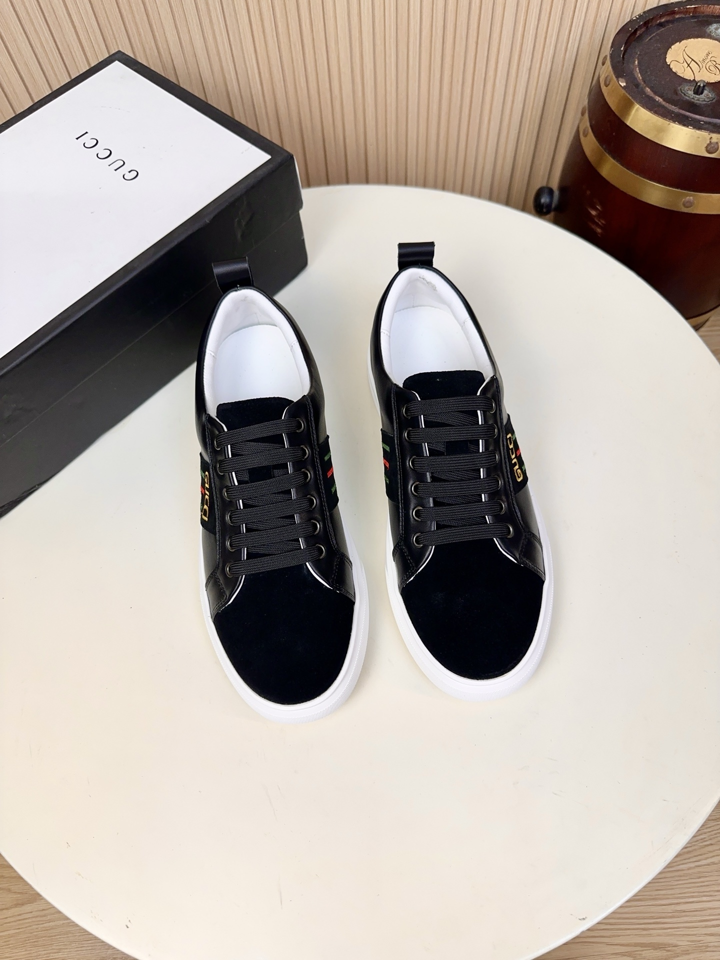NO:850623,Gucci is a top luxury brand founded in Florence, Italy in 1919. It is famous for its retro luxury aesthetics, iconic elements and exquisite Italian craftsmanship. It is a very influential benchmark brand in the global fashion industry. The upper is made of smooth calfskin + cow suede (suede) splicing process. The smooth cowhide part is made of first-grain cowhide, with a delicate and shiny surface. The shoe shape is stiff and not easy to deform, and it is convenient for daily care. The cow suede part is soft and skin-friendly, with a matte retro texture, which also enhances the layering of the shoe body. The red and green webbing on the side of the iconic webbing shoe is a classic element of Gucci. It is paired with a metal/embroidered brand letter logo to low-key highlight the brand identity. The interior is made of first-layer lambskin, which feels silky and breathable, and does not feel stuffy or abrasive when worn for a long time. The insole is Gucci's exclusive cushioning leather insole, with the brand logo printed on the surface and filled with soft foam inside, which combines support and comfort. The sole is made of non-slip and wear-resistant rubber outsole with moderate thickness, which not only ensures grip and wear resistance for daily walking, but also avoids bulkiness through lightweight design. The white rubber binding on the edge of the shoe also brings the simple aesthetics of retro sneakers. 38-44, A03,, gucci, gucci, cowhide, sheepskin, chamois leather19860909Gucci（古驰）是19创立于意大利佛罗伦萨的顶级奢侈品牌,以复古奢华的美学、标志性元素与精湛的意大利工艺著称,是全球时尚界极具影响力的标杆品牌. 鞋面采用光面小牛皮+牛反绒（麂皮）拼接工艺光面牛皮部分选用头层粒面牛皮,表面细腻有光泽,鞋型挺括不易变形,同时方便日常打理；牛反绒部分触感柔软亲肤,自带哑光复古质感,也提升了鞋身的层次感；标志性织带鞋侧的红绿织带是Gucci的经典元素,搭配金属/刺绣品牌字母标识,低调彰显品牌身份. 内里采用头层羔羊皮,触感丝滑透气,长时间穿着不闷脚、不磨脚；鞋垫为Gucci专属的缓震皮革鞋垫,表面印有品牌标识,内部填充软质泡棉,兼顾支撑性与舒适脚感. 鞋底采用防滑耐磨橡胶大底,鞋底厚度适中,既保证了日常行走的抓地力与耐磨性,也通过轻量化设计避免了笨重感,鞋边的白色橡胶包边也自带复古板鞋的简约美学.38-44,A03,,gucci,gucci,cowhide,sheepskin,chamois leather,Men's shoes