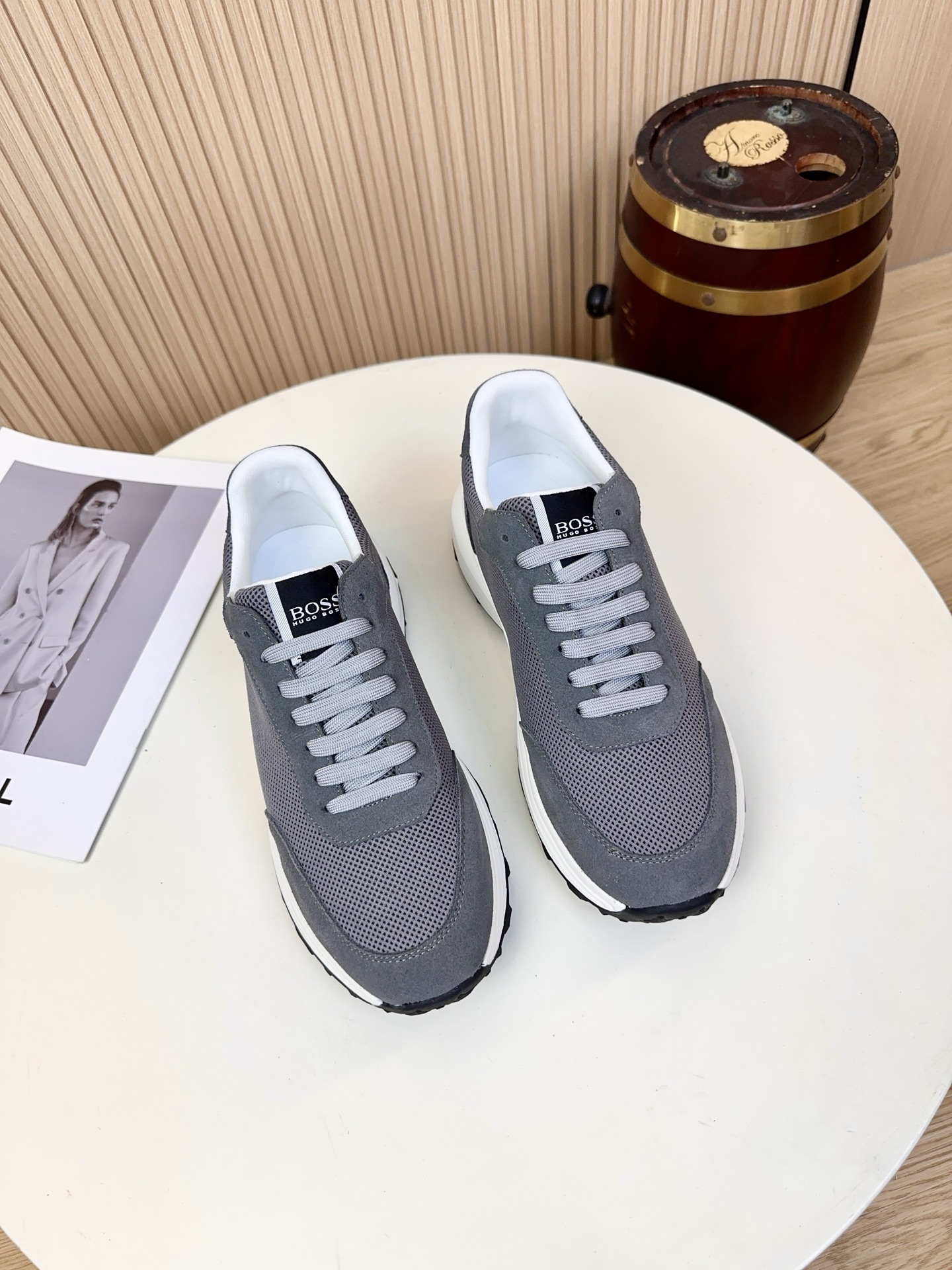 NO:850691,HUGO BOSS is a high-end fashion brand from Germany. Founded in 1919, it is one of the world's well-known luxury brands. This series of BOSS sneakers perfectly balances the brand's business quality with the practicality of daily sports, low-key and self-recognizable.  The upper is made of breathable mesh fabric + cow suede (suede) splicing process. The main part is made of high-density breathable mesh fabric with its own fine ventilation holes, which greatly improves the breathability of the shoe body and reduces the stuffiness of the feet when worn in summer. The toe, side and other easily worn parts are matched with cow suede to enhance the texture and durability of the shoe. The matte texture also brings a retro light luxury atmosphere; the BOSS woven label on the tongue is the brand's iconic element, low-key highlighting the brand identity.  The lining is made of breathable fabric material, which is soft and skin-friendly, reducing foot friction; the insole is a comfortable insole with cushioning foam, and some styles have brand logos, which provide good daily walking support. The soles are made of lightweight non-slip rubber outsole with white rubber edging.  Low-cut lace-up sneakers, the overall style is simple and elegant, the military green/black/grey/navy blue colors are very versatile, 38-44, A35,, sneakers, chamois leather19860909HUGO BOSS 是来自德国的高端时尚品牌,19创立,是全球知名的奢侈品牌之一. 这一系列的 BOSS 运动鞋,完美平衡了品牌的商务质感与日常运动的实用性,低调又自带辨识度. 鞋面采用透气网眼织物+牛反绒（麂皮）拼接工艺主体部分使用高密度透气网眼布,自带细密透气孔,大幅提升鞋身透气性,夏天穿着也能减少闷脚感；鞋头、鞋侧等易磨损部位搭配牛反绒麂皮,提升鞋型质感与耐用性,哑光质感也自带复古轻奢氛围； 鞋舌的BOSS织标是品牌标志性元素,低调彰显品牌身份. 内里采用透气织物材质,触感柔软亲肤,减少磨脚感；鞋垫为带缓震泡棉的舒适鞋垫,部分款式带有品牌标识,提供不错的日常行走支撑性. 鞋底采用轻量化防滑橡胶大底,搭配白色橡胶包边,鞋底边缘做了防滑齿纹设计,抓地力强；同时鞋底自带轻微增高效果,兼顾了实用性与修饰腿型的效果. 低帮系带运动鞋版型,整体风格简约大气,军绿/黑/灰/藏蓝的配色都非常百搭,38-44,A35,,sneakers,chamois leather,Men's shoes