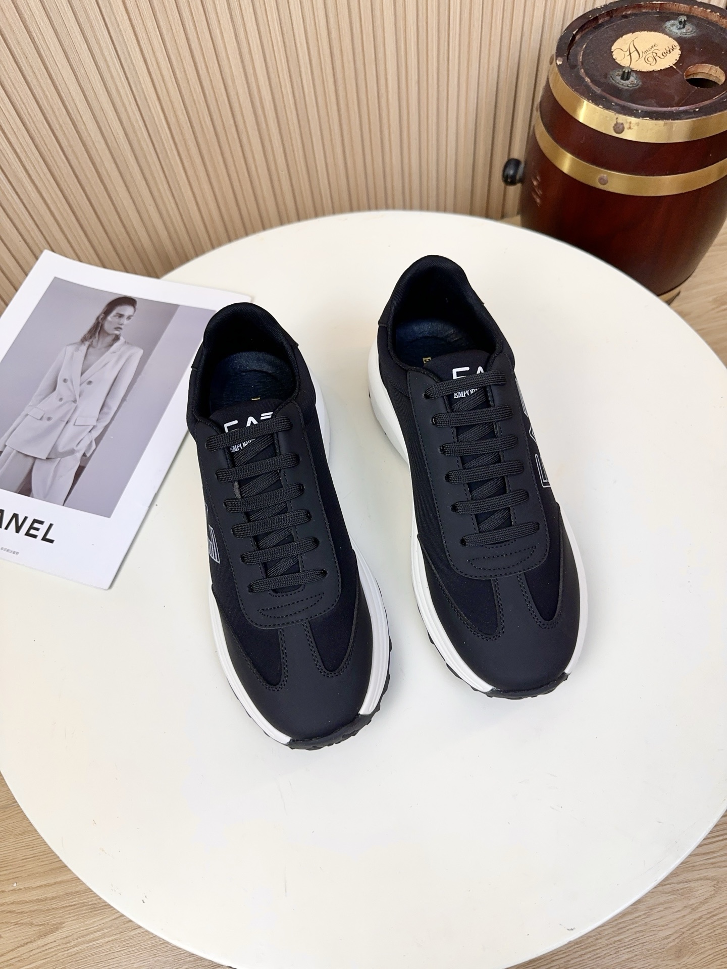 NO:850601,This is a men's casual sports shoe from the Emporio Armani EA7 series, which is a classic model of Armani's sports branch. The tongue and insole are printed with the EA7/Armani eagle-shaped logo, and the tongue has brand words, which low-key highlights the identity of the luxury brand and is an 'invisible business card' for daily wear.  The upper is made of high-density elastic fabric + synthetic leather splicing process. The main part is made of fine matte elastic fabric, which has a smooth texture and a sense of drape. It is lightweight and has good breathability, making it less likely to stuffy the feet after long-term wear; the toe, shoe side, heel, etc. are key  The parts are matched with wear-resistant synthetic leather to improve the stiffness, wrinkle resistance and durability of the shoe, and also provide better support for the shoe body. The large EA7 logo print on the side of the shoe body is a core design element for brand recognition, highlighting the brand identity in a low-key manner.  The interior is made of breathable fabric material, which is soft to the touch and skin-friendly, reducing foot friction and improving overall wearing comfort; the insole is the brand's exclusive cushioning foam insole, which has a certain rebound support effect and will not easily tire your feet after long walks.  The sole is made of anti-slip and wear-resistant rubber outsole, with a layered thickened midsole design, with anti-slip tooth patterns on the edges for strong grip; at the same time, the midsole has a slight heightening effect, which combines practicality and the effect of modifying the leg shape. The retro thick-soled design also has a sense of sports and leisure. 38-44, A35,, armani, armani, sneakers19860909这是Emporio Armani（安普里奥·阿玛尼）EA7系列的男士休闲运动鞋,是阿玛尼运动支线的经典款.鞋舌、鞋垫都印有EA7/阿玛尼鹰形logo,鞋舌有品牌字样,低调彰显奢侈品牌身份,是日常穿搭的“隐形名片”. 鞋面采用高密弹力织物+合成革拼接工艺主体部分使用细腻的哑光弹力织物,质感顺滑且自带垂坠感,兼具轻量化与良好的透气性,长时间穿着不易闷脚；鞋头、鞋侧、后跟等关键部位搭配耐磨合成革,提升鞋型挺括度、抗皱性与耐用性,也为鞋身提供了更好的支撑；鞋身侧面的EA7大logo印花,是品牌辨识度的核心设计元素,低调中彰显品牌身份. 内里采用透气织物材质,触感柔软亲肤,减少磨脚感,提升整体穿着舒适度；鞋垫为品牌专属的缓震泡棉鞋垫,带有一定的回弹支撑效果,长时间行走也不容易累脚. 鞋底采用防滑耐磨橡胶大底,搭配分层式加厚中底设计,边缘带有防滑齿纹,抓地力强；同时中底自带轻微增高效果,兼顾了实用性与修饰腿型的效果,复古厚底设计也自带运动休闲感.38-44,A35,,armani,armani,sneakers,Men's shoes