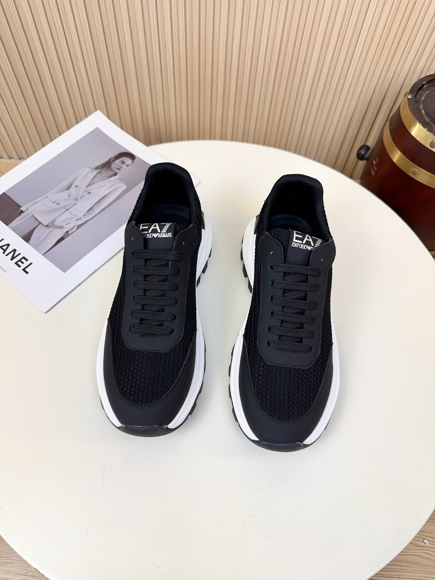 NO:850643,This is a men's casual sports shoe from the Emporio Armani EA7 series, which is a classic model of Armani's sports branch. The tongue and insole are printed with the EA7/Armani eagle-shaped logo, and the tongue has brand words, which low-key highlights the identity of the luxury brand and is an 'invisible business card' for daily wear.  The upper is made of high-elastic knitted mesh + synthetic leather splicing process. The main part is made of breathable knitted mesh, with its own three-dimensional woven texture, which is lightweight, breathable and elastic. It will not make your feet stuffy when worn for a long time, and is suitable for sports or commuting. The toe, side, heel and other key parts are matched with wear-resistant synthetic leather to improve the stiffness and durability of the shoe, and also enhance the support of the shoe body. The EA7 brand logo on the tongue is a core design element for brand recognition.  The interior is made of breathable fabric material, which is soft to the touch and skin-friendly, reducing foot friction and improving overall wearing comfort; the insole is the brand's exclusive cushioning foam insole, which has a certain rebound support effect and will not easily tire your feet after long walks.  The sole is made of non-slip and wear-resistant rubber outsole, with a layered midsole design, with non-slip tooth patterns on the edges for strong grip; at the same time, the midsole has a slight heightening effect, which takes into account practicality and the effect of modifying the leg shape. The thick-soled design also has a retro sports style. 38-44, A35,, armani, armani, sneakers19860909这是Emporio Armani（安普里奥·阿玛尼）EA7系列的男士休闲运动鞋,是阿玛尼运动支线的经典款.鞋舌、鞋垫都印有EA7/阿玛尼鹰形logo,鞋舌有品牌字样,低调彰显奢侈品牌身份,是日常穿搭的“隐形名片”. 鞋面采用高弹针织网布+合成革拼接工艺主体部分使用透气针织网布,自带立体编织纹理,兼具轻量化、透气性与弹性,长时间穿着也不容易闷脚,运动或通勤都很合适；鞋头、鞋侧、后跟等关键部位搭配耐磨合成革,提升鞋型挺括度与耐用性,也增强了鞋身的支撑性；鞋舌的EA7品牌标识,是品牌辨识度的核心设计元素. 内里采用透气织物材质,触感柔软亲肤,减少磨脚感,提升整体穿着舒适度；鞋垫为品牌专属的缓震泡棉鞋垫,带有一定的回弹支撑效果,长时间行走也不容易累脚. 鞋底采用防滑耐磨橡胶大底,搭配分层式中底设计,边缘带有防滑齿纹,抓地力强；同时中底自带轻微增高效果,兼顾了实用性与修饰腿型的效果,厚底设计也自带复古运动风.38-44,A35,,armani,armani,sneakers,Men's shoes