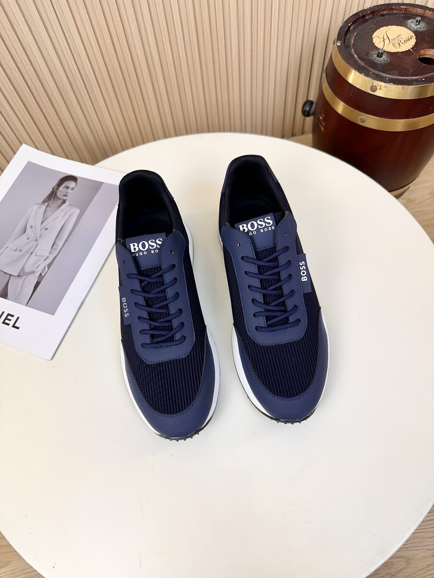NO:850634,HUGO BOSS is a high-end fashion brand from Germany. Founded in 1919, it is one of the world's well-known luxury brands. This series of BOSS sneakers perfectly balances the brand's business quality with the practicality of daily sports, low-key and self-recognizable.  The upper is made of breathable vertical grain fabric + synthetic leather splicing process. The main body of the shoe is made of high-density vertical grain fabric, which has a three-dimensional texture. It is also breathable and will not make your feet suffocated when worn in summer. Wear-resistant synthetic leather is used in easy-to-wear parts such as the toe and shoe sides to improve the stiffness and durability of the shoe and facilitate daily care. The BOSS woven logo on the side of the shoe is the brand's iconic element, low-key highlighting the brand identity.  The lining is made of breathable fabric material, which is soft and skin-friendly, reducing foot friction; the insole is a comfortable insole with cushioning foam, and some styles have brand logos, which provide good daily walking support. The soles are made of lightweight non-slip rubber outsole with white rubber edging.  Low-cut lace-up sneakers, the overall style is simple and elegant, the military green/black/grey/navy blue colors are very versatile, 38-44, A35,, sneakers19860909HUGO BOSS 是来自德国的高端时尚品牌,19创立,是全球知名的奢侈品牌之一. 这一系列的 BOSS 运动鞋,完美平衡了品牌的商务质感与日常运动的实用性,低调又自带辨识度. 鞋面采用透气竖纹织物+合成革拼接工艺鞋身主体为高密度竖纹织物,自带立体肌理感,同时透气性拉满,夏天穿也不容易闷脚；鞋头、鞋侧等易磨损部位搭配耐磨合成革,提升鞋型挺括度与耐用性,也方便日常打理；鞋侧的BOSS织标是品牌标志性元素,低调彰显品牌身份. 内里采用透气织物材质,触感柔软亲肤,减少磨脚感；鞋垫为带缓震泡棉的舒适鞋垫,部分款式带有品牌标识,提供不错的日常行走支撑性. 鞋底采用轻量化防滑橡胶大底,搭配白色橡胶包边,鞋底边缘做了防滑齿纹设计,抓地力强；同时鞋底自带轻微增高效果,兼顾了实用性与修饰腿型的效果. 低帮系带运动鞋版型,整体风格简约大气,军绿/黑/灰/藏蓝的配色都非常百搭,38-44,A35,,sneakers,Men's shoes
