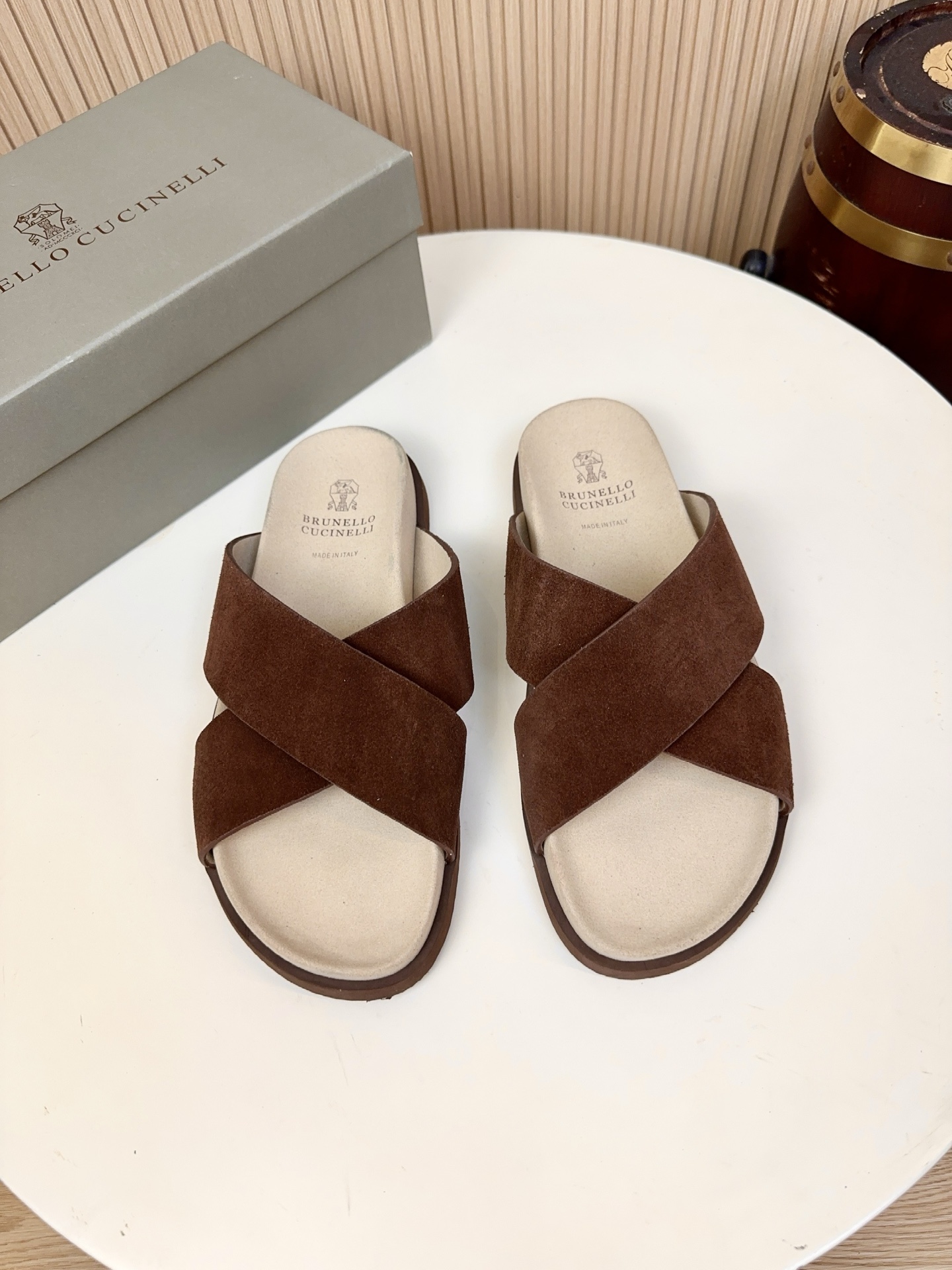 NO:851230,Brunello Cucinelli is a top luxury brand founded in Umbria, Italy in 1978. The founder is known as the 'King of Cashmere'. The brand started with top cashmere craftsmanship and is now recognized globally as one of the 'ceilings of old money style'.  The upper of the sandals is made of imported suede sheepskin (suede) and a suede material made of mixed sheepskin. The surface has a delicate velvet luster, is soft and skin-friendly, and is extremely tough and resistant to deformation and pilling. This leather has been polished by hand and has a slightly mottled texture. It has a high-grade texture and improves wearability.  The insoles are made of the same brand's consistent skin-friendly materials, and some styles are equipped with cashmere/suede linings, which fit the shape of your feet and are not easy to wear on your feet after long-term wear. They also have good breathability and sweat absorption, so your feet won't feel stuffy when worn in summer.  The sole is made of lightweight TPU/rubber composite sole, which is non-slip and wear-resistant. The material is light and soft, and there is almost no weight-bearing feeling on the upper foot. The edges are hemmed, which is both anti-slip and supportive. It will not tire your feet after walking for a long time. It is suitable for daily life, commuting, short-distance travel and other scenarios. Brunello is printed on the insole.  Cucinelli's classic logo is low-key and recognizable. It is not deliberately publicized, but can be recognized by people who understand it. 38-44, multiple colors available, A57, brunello cucinelli, slippers, sheepskin, sheep, chamois leather19860909Brunello Cucinelli（布鲁奈罗·库奇内利）是1978年创立于意大利翁布里亚的顶级奢侈品牌,创始人被誉为“羊绒之王”,品牌以顶级羊绒工艺起家,如今已是全球公认的“老钱风天花板”之一. 凉拖鞋面采用进口反绒羊猄皮（绒面革）甄选混种羊皮打造的反绒材质,表面自带丝绒般的细腻光泽,触感柔软亲肤,同时韧性极强,不易变形、起球.这种皮料经过手工打磨处理,自带轻微斑驳纹理,质感高级,也提升了耐穿性. 鞋垫采用同品牌一贯的亲肤材质,部分款式搭配羊绒/麂皮内里,贴合脚型,长时间穿着也不易磨脚,同时有良好的透气吸汗性,夏天穿不闷脚. 鞋底釆用轻量化TPU/橡胶复合底的防滑耐磨鞋底,材质轻便柔软,上脚几乎无负重感；边缘做了包边处理,兼具防滑性与支撑性,走路久了也不累脚,适配日常、通勤、短途出行等多种场景. 鞋垫上印有Brunello Cucinelli的经典logo,低调又有辨识度,不刻意张扬,却能让懂的人一眼认出.38-44,多色可选A57,,brunello cucinelli,slippers,sheepskin,sheep,chamois leather,Men's shoes
