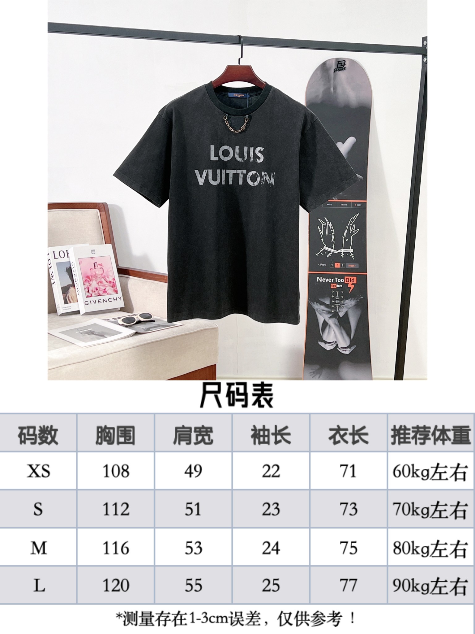p108  路易威登
LV 水洗做旧字母链条短袖T恤

采用进口环保胶浆印花，印花效果通过计算机测色、喷印多方位测试后生产。图案还原精细度高，表观色深度、防渗透性、耐洗涤、耐摩擦、色牢度强

采用32s纯棉双纱平纹面料，克重260g，亲肤持久保型，配套350g螺纹同缸定染无色差

原版定制领标 吊牌 洗水唛 logo防尘纸包装
正品宽松版型男女同款
尺码：XS-L
颜色：水洗黑
款号：9560