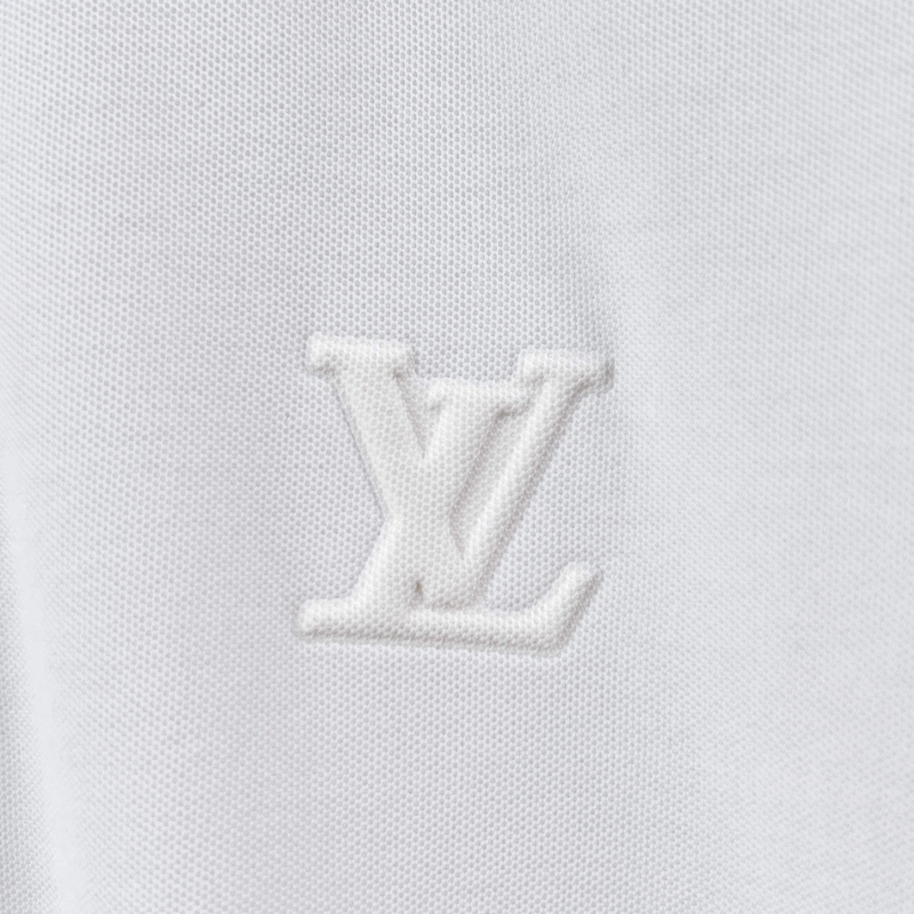 p110 路易威登
LV 凹凸压花珠地棉POLO衫
采用210克珠地棉面料,面料吸湿透气 亲肤。珠地结构表面呈现凹凸疏孔,形似蜂巢,促进空气循环,散热效果优良
衣领袖口罗纹采用进口纱线织造,久穿不变形。
标志性LV压花点缀正面,形态奢华饱满
原版定制领标 吊牌 洗水唛 logo防尘纸包装
正品宽松版型男女同款
尺码:XS-L
颜色:白色
款号:1002