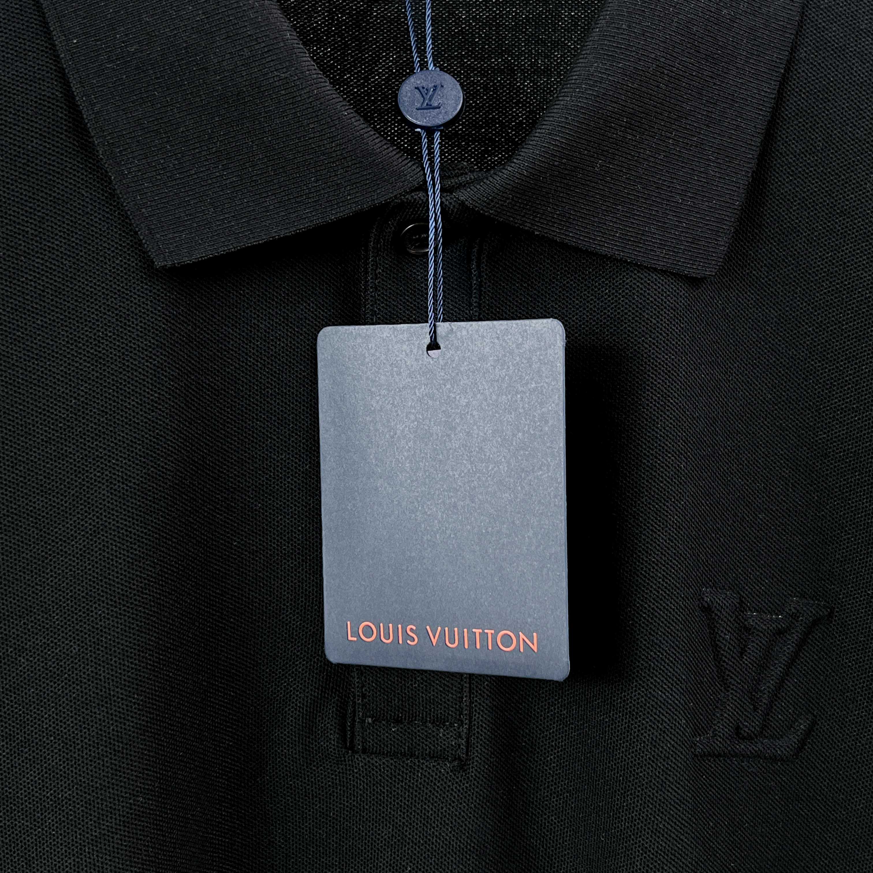 p110 路易威登
LV 凹凸压花珠地棉POLO衫
采用210克珠地棉面料,面料吸湿透气 亲肤。珠地结构表面呈现凹凸疏孔,形似蜂巢,促进空气循环,散热效果优良
衣领袖口罗纹采用进口纱线织造,久穿不变形。
标志性LV压花点缀正面,形态奢华饱满
原版定制领标 吊牌 洗水唛 logo防尘纸包装
正品宽松版型男女同款
尺码:XS-L
颜色:黑色
款号:1002