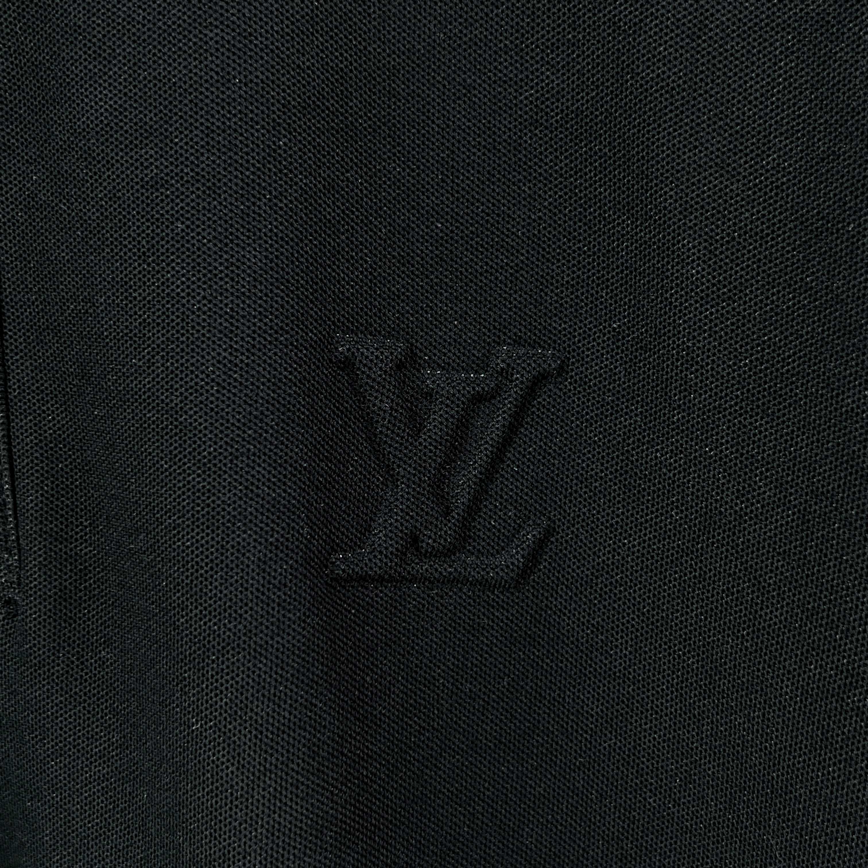 p110 路易威登
LV 凹凸压花珠地棉POLO衫
采用210克珠地棉面料,面料吸湿透气 亲肤。珠地结构表面呈现凹凸疏孔,形似蜂巢,促进空气循环,散热效果优良
衣领袖口罗纹采用进口纱线织造,久穿不变形。
标志性LV压花点缀正面,形态奢华饱满
原版定制领标 吊牌 洗水唛 logo防尘纸包装
正品宽松版型男女同款
尺码:XS-L
颜色:黑色
款号:1002