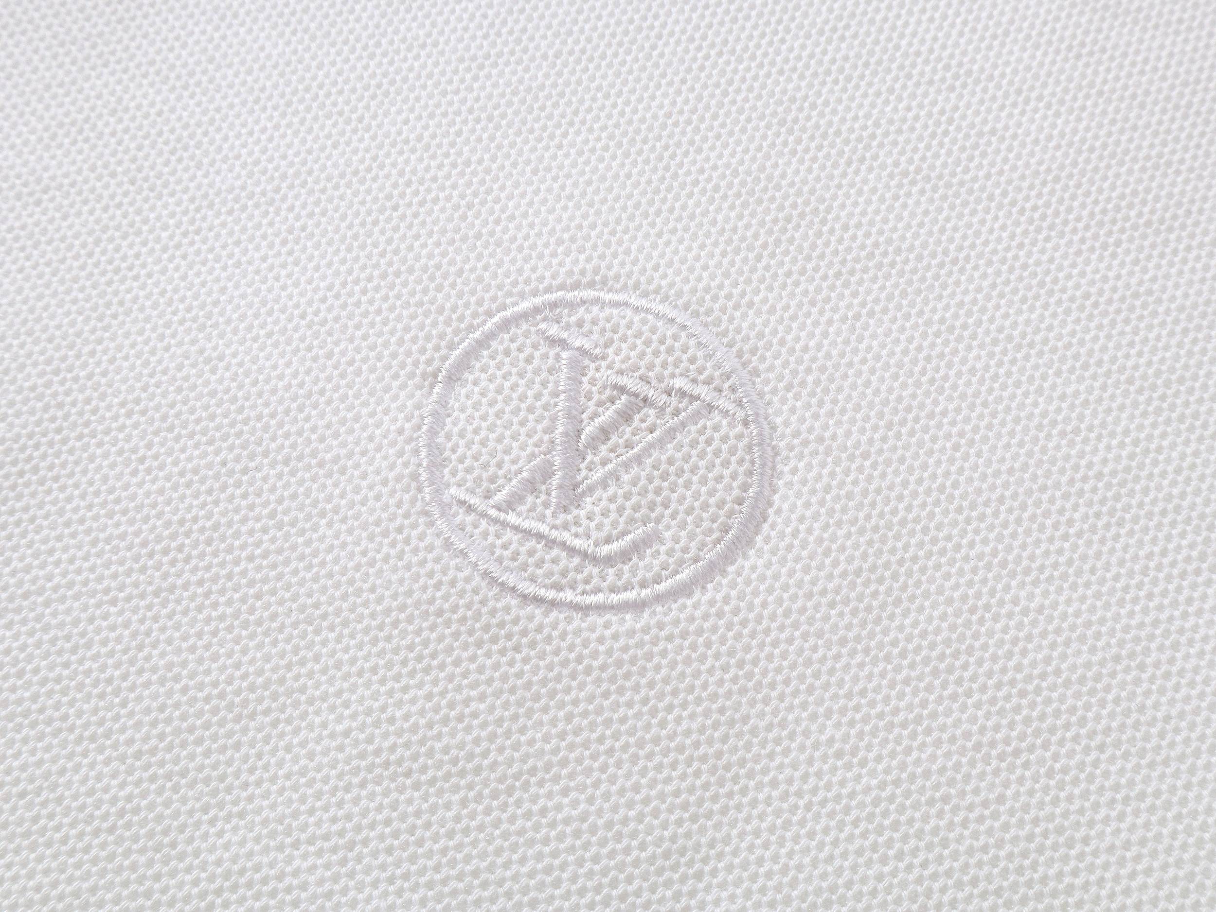 p110 路易威登
LV 小logo刺绣珠地棉POLO衫
采用210克珠地棉面料,面料吸湿透气 亲肤。珠地结构表面呈现凹凸疏孔,形似蜂巢,促进空气循环,散热效果优良
衣领袖口罗纹采用进口纱线织造,久穿不变形。
进口绣花机胸前logo刺绣
原版定制领标 吊牌 洗水唛 logo防尘纸包装
正品宽松版型男女同款
尺码:XS-L
颜色:白色
款号:1001