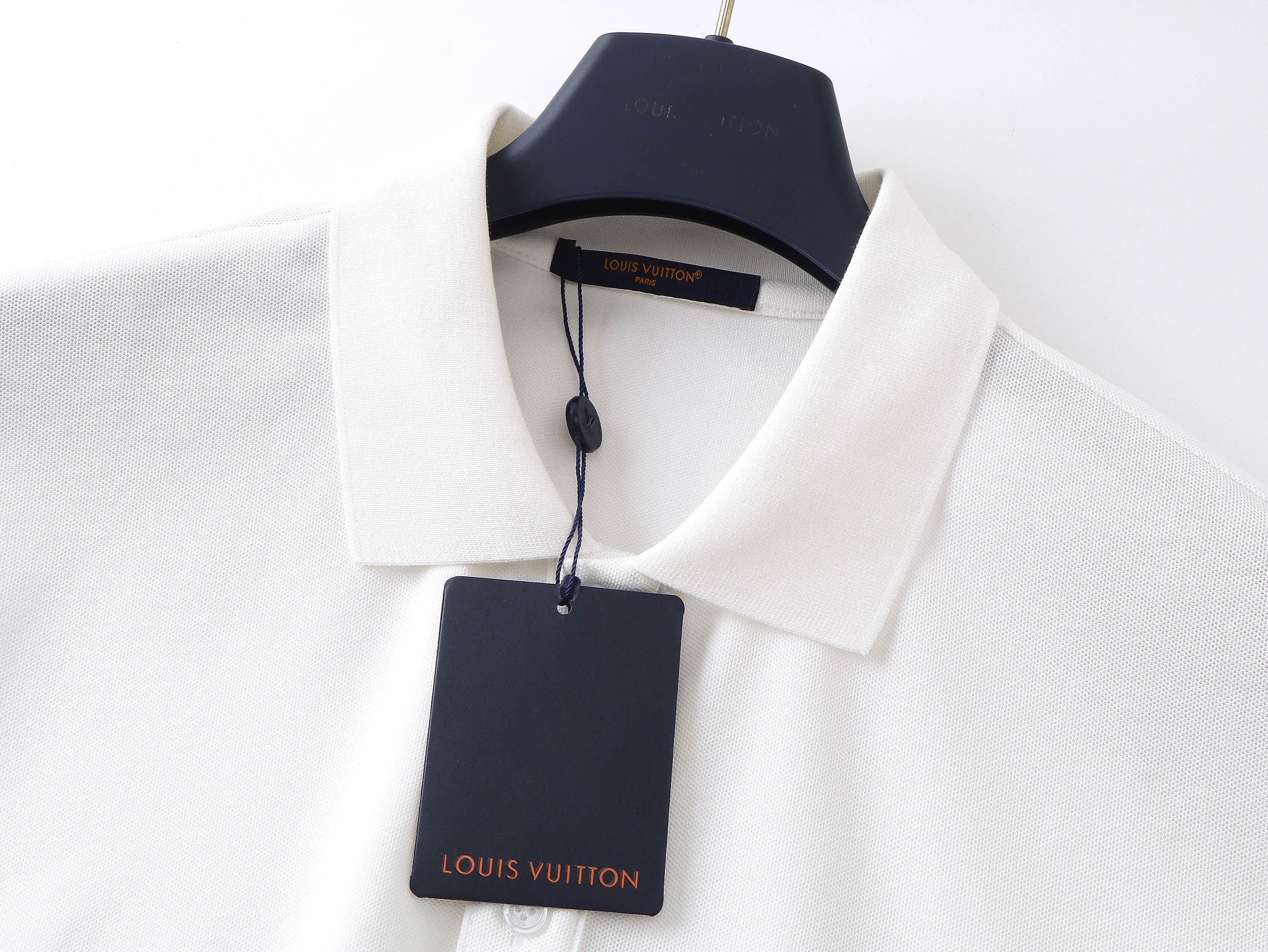 p110 路易威登
LV 小logo刺绣珠地棉POLO衫
采用210克珠地棉面料,面料吸湿透气 亲肤。珠地结构表面呈现凹凸疏孔,形似蜂巢,促进空气循环,散热效果优良
衣领袖口罗纹采用进口纱线织造,久穿不变形。
进口绣花机胸前logo刺绣
原版定制领标 吊牌 洗水唛 logo防尘纸包装
正品宽松版型男女同款
尺码:XS-L
颜色:白色
款号:1001