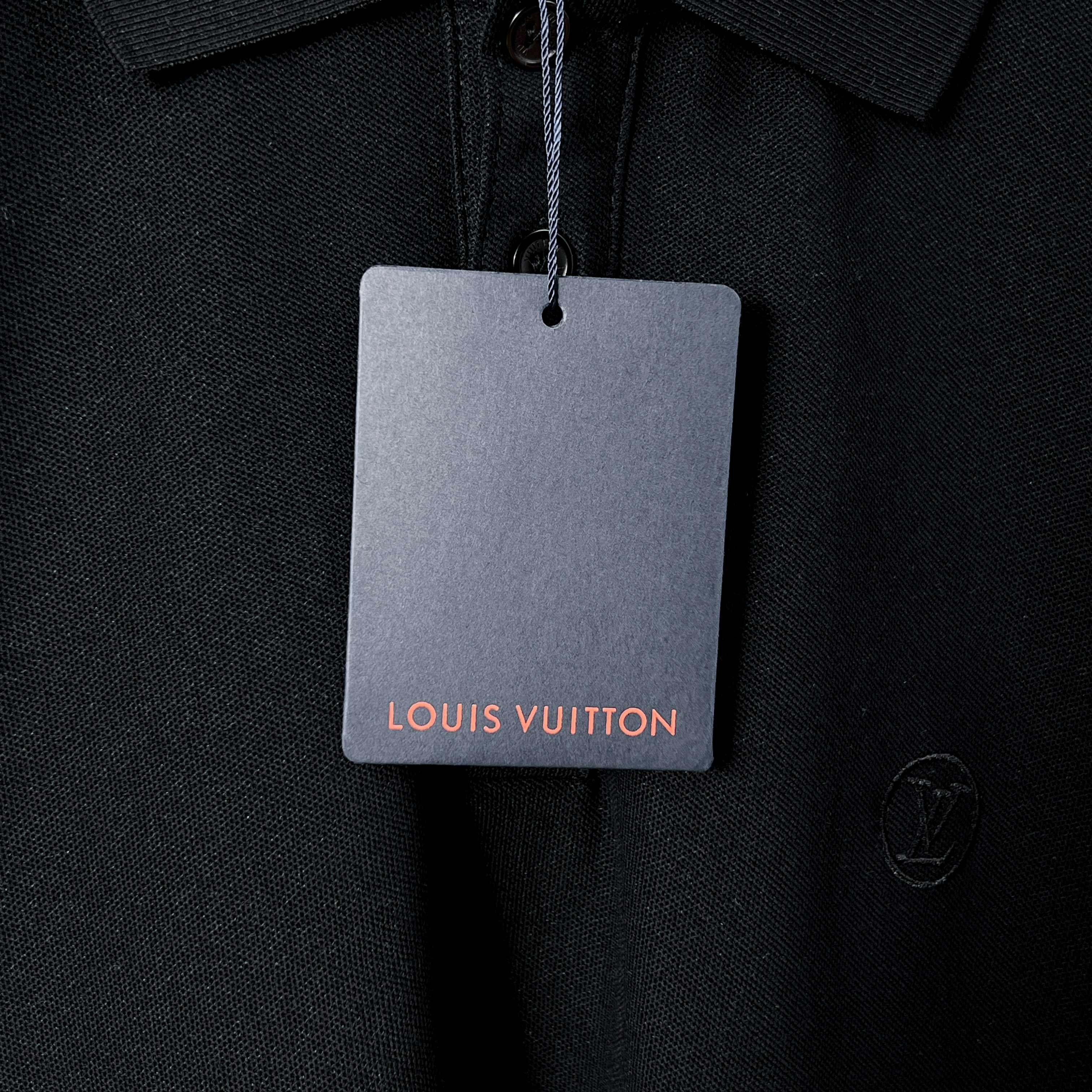 p88  路易威登
LV 小logo刺绣珠地棉POLO衫

采用210克珠地棉面料，面料吸湿透气 亲肤。珠地结构表面呈现凹凸疏孔，形似蜂巢，促进空气循环，散热效果优良
衣领袖口罗纹采用进口纱线织造，久穿不变形。
进口绣花机胸前logo刺绣

原版定制领标 吊牌 洗水唛 logo防尘纸包装
正品宽松版型男女同款
尺码：XS-L
颜色：黑色
款号：1001