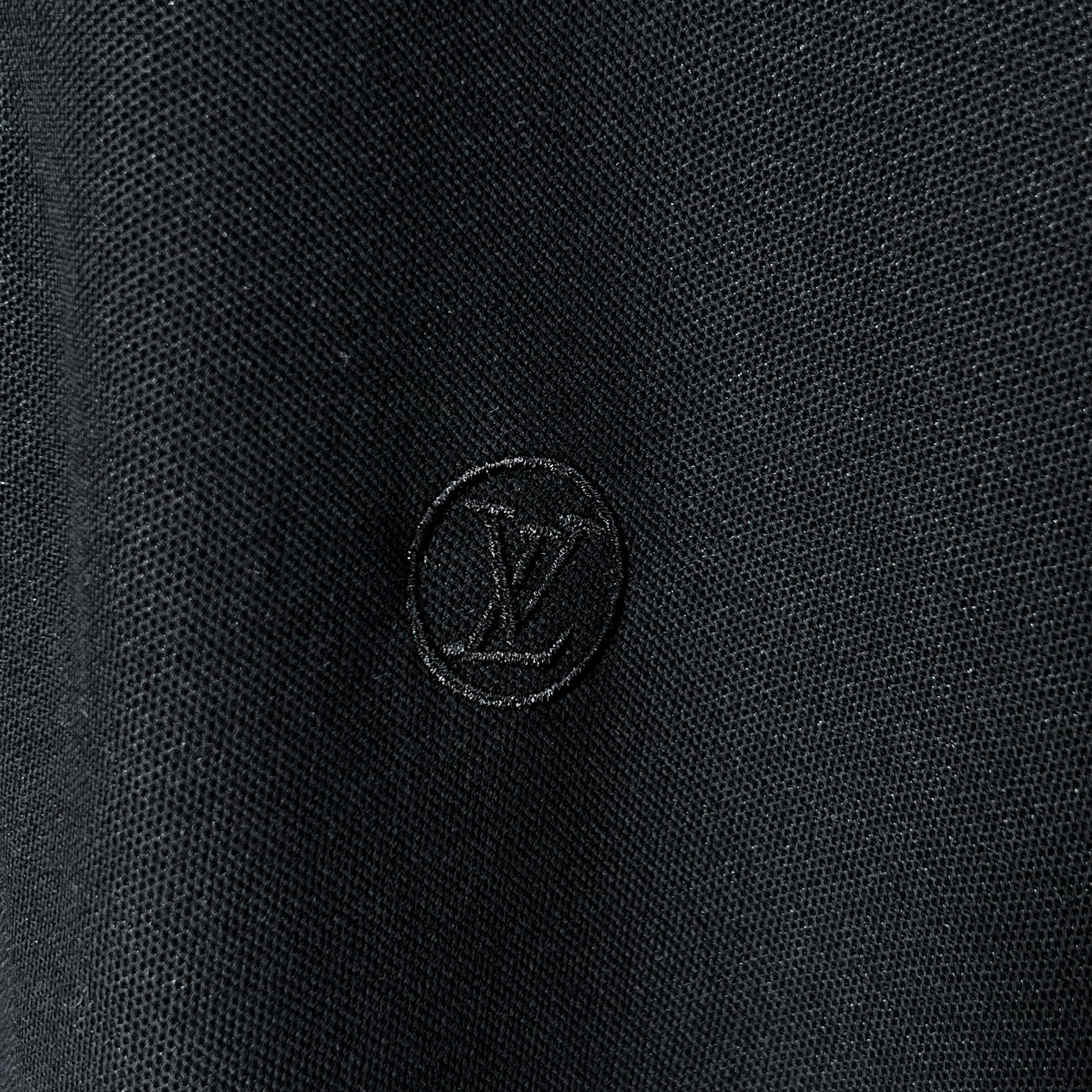 p88  路易威登
LV 小logo刺绣珠地棉POLO衫

采用210克珠地棉面料，面料吸湿透气 亲肤。珠地结构表面呈现凹凸疏孔，形似蜂巢，促进空气循环，散热效果优良
衣领袖口罗纹采用进口纱线织造，久穿不变形。
进口绣花机胸前logo刺绣

原版定制领标 吊牌 洗水唛 logo防尘纸包装
正品宽松版型男女同款
尺码：XS-L
颜色：黑色
款号：1001