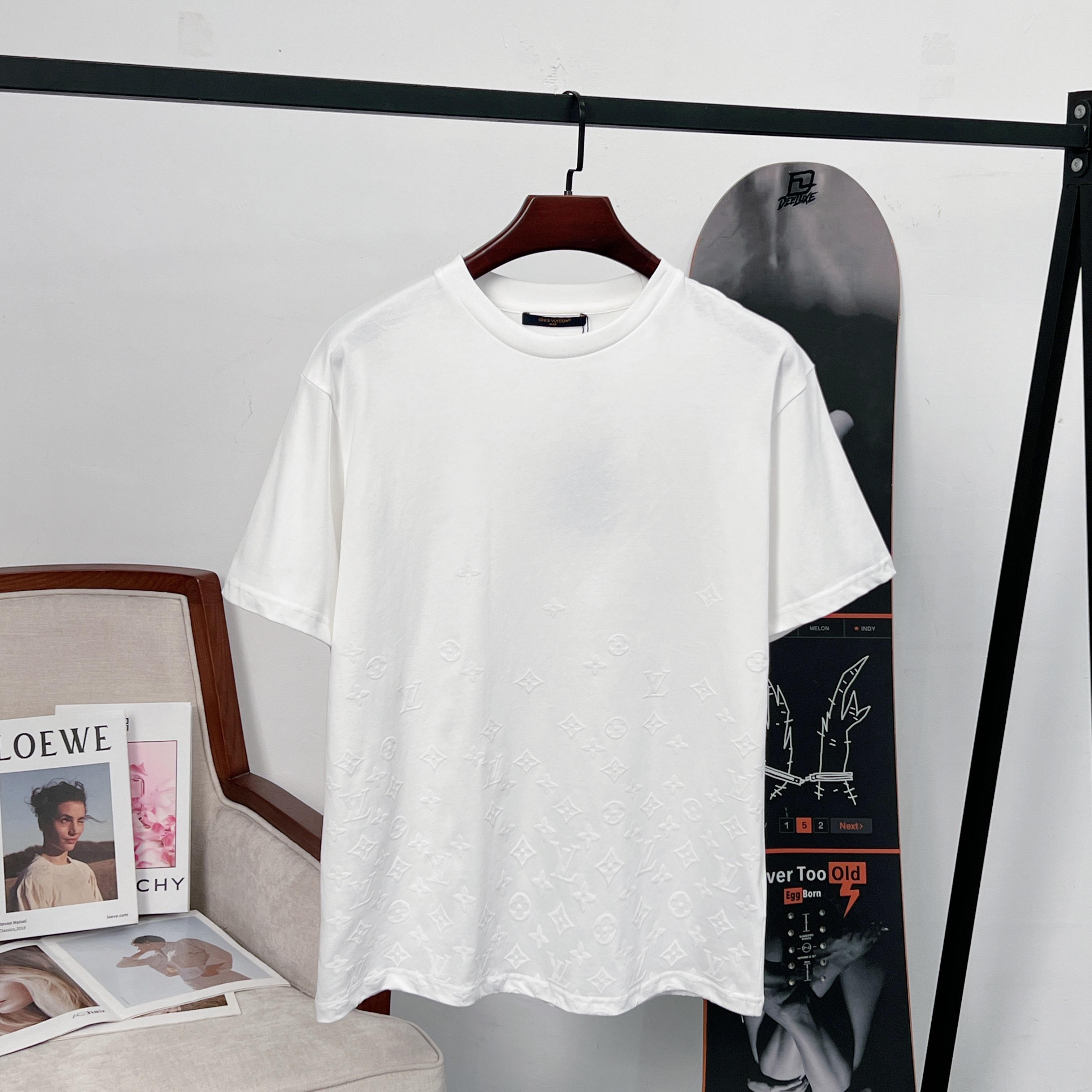 P85 Louis Vuitton LV camiseta de manga corta con estampado de flocado Monogram. El estampado de letras utiliza tecnolog…