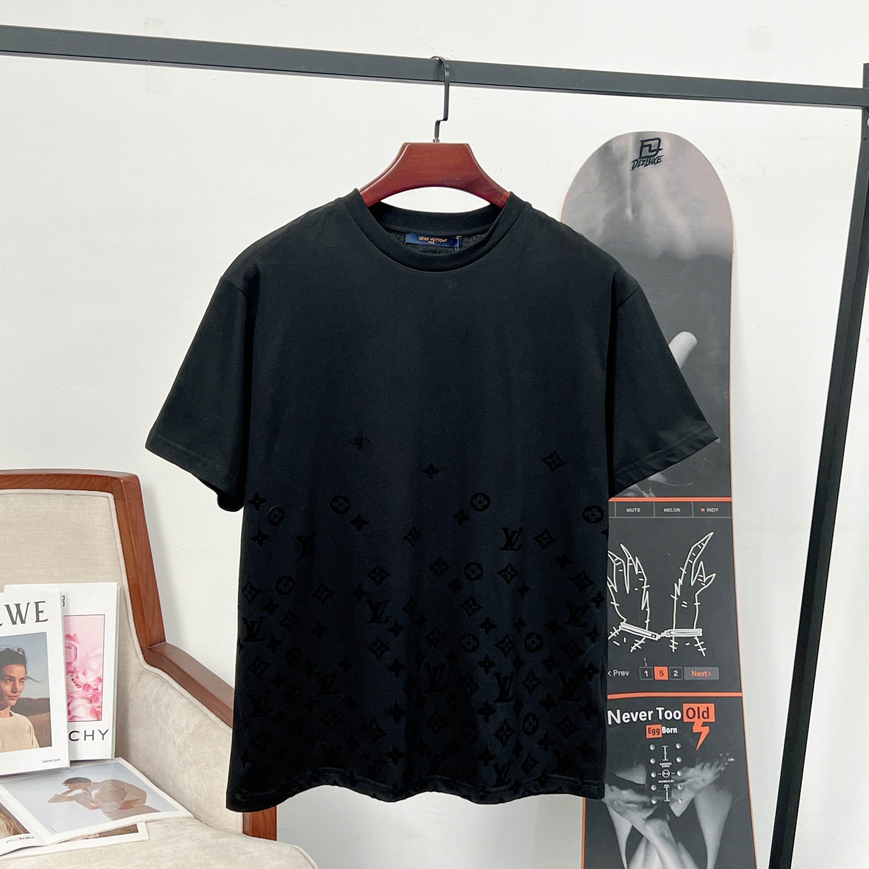 P85 Louis Vuitton LV camiseta de manga corta con estampado de flocado Monogram. El estampado de letras utiliza tecnolog…
