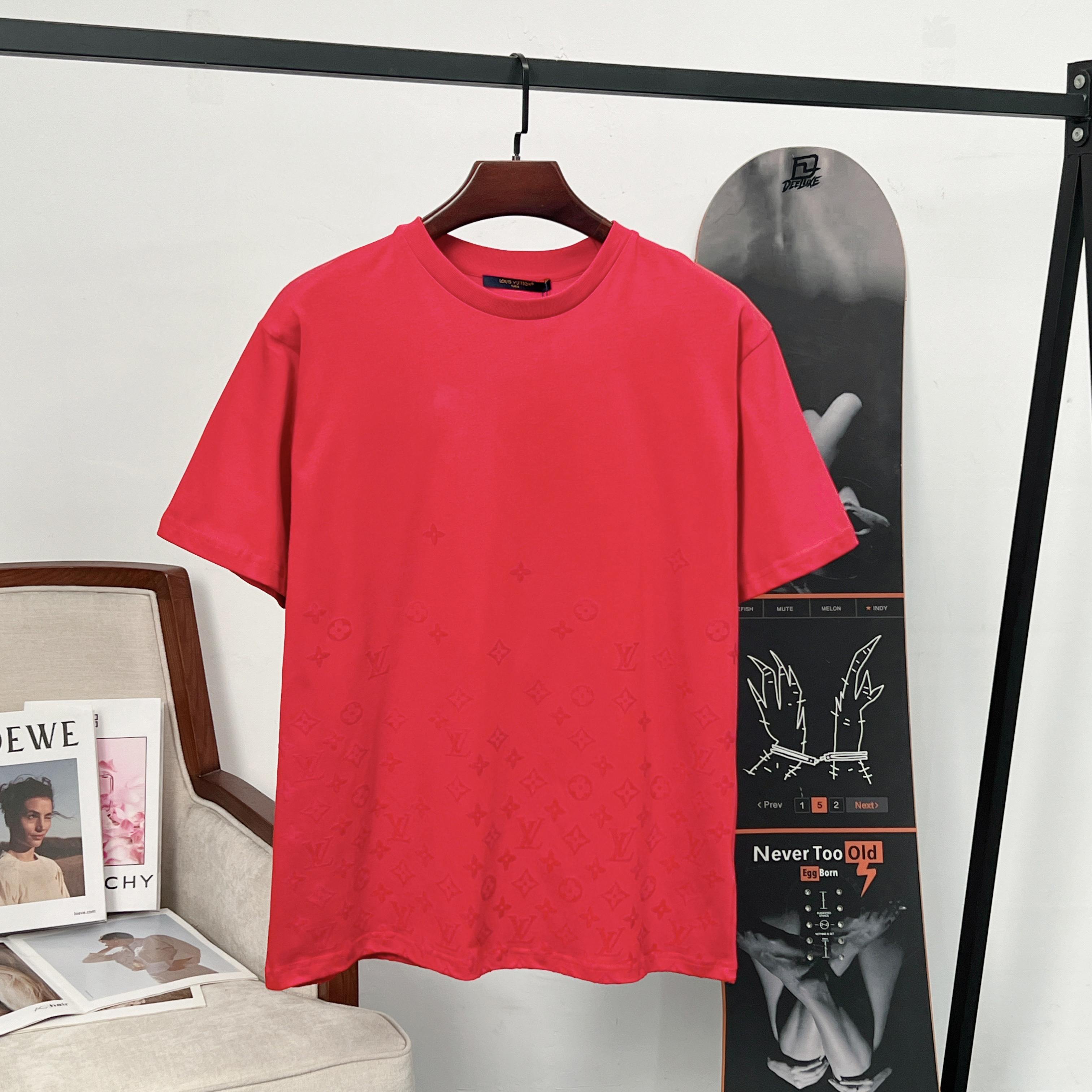 P85 Louis Vuitton LV camiseta de manga corta con estampado de flocado Monogram. El estampado de letras utiliza tecnolog…