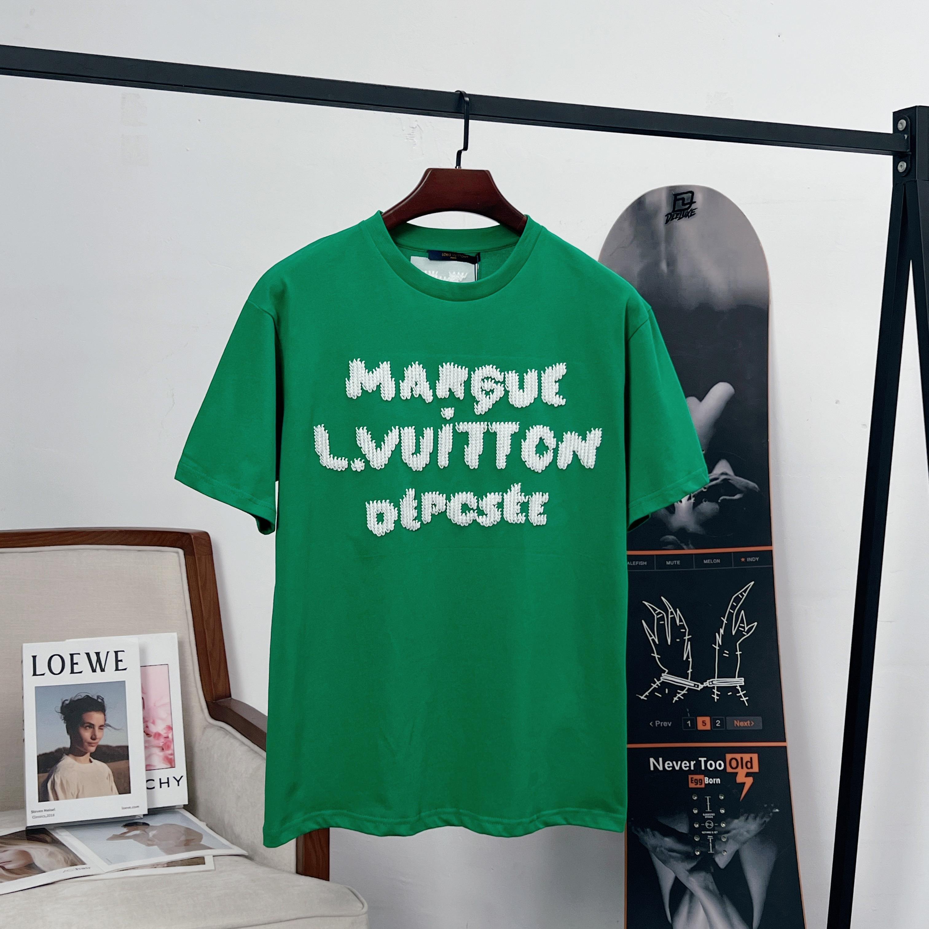 P83 Louis Vuitton LV x Nigo camiseta de manga corta con bordado de letras pixeladas en hilo. Se utiliza hilo suave para…