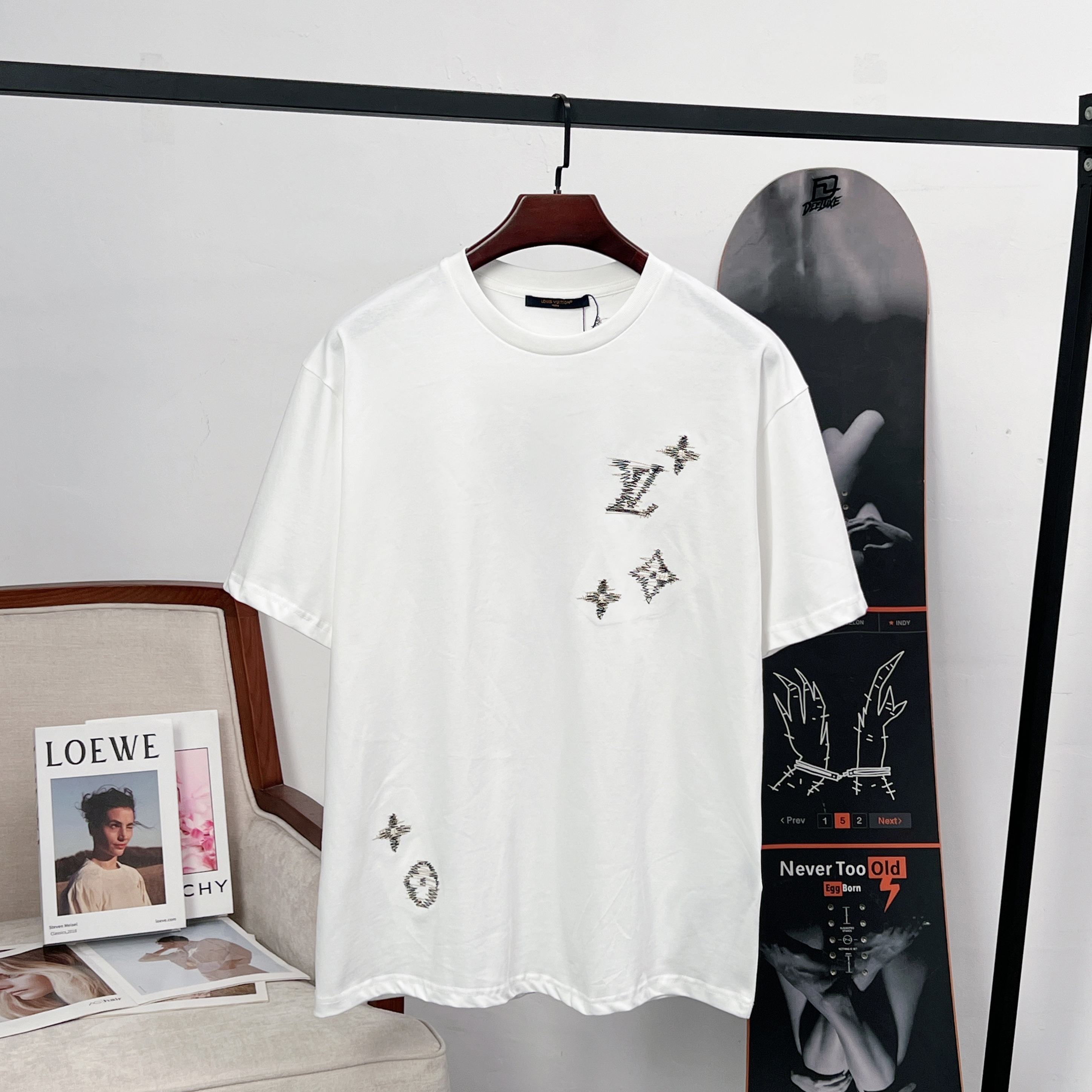 P80 Louis Vuitton LV camiseta de manga corta con bordado de logotipo en hilo de colores contrastados. El hilo de colore…