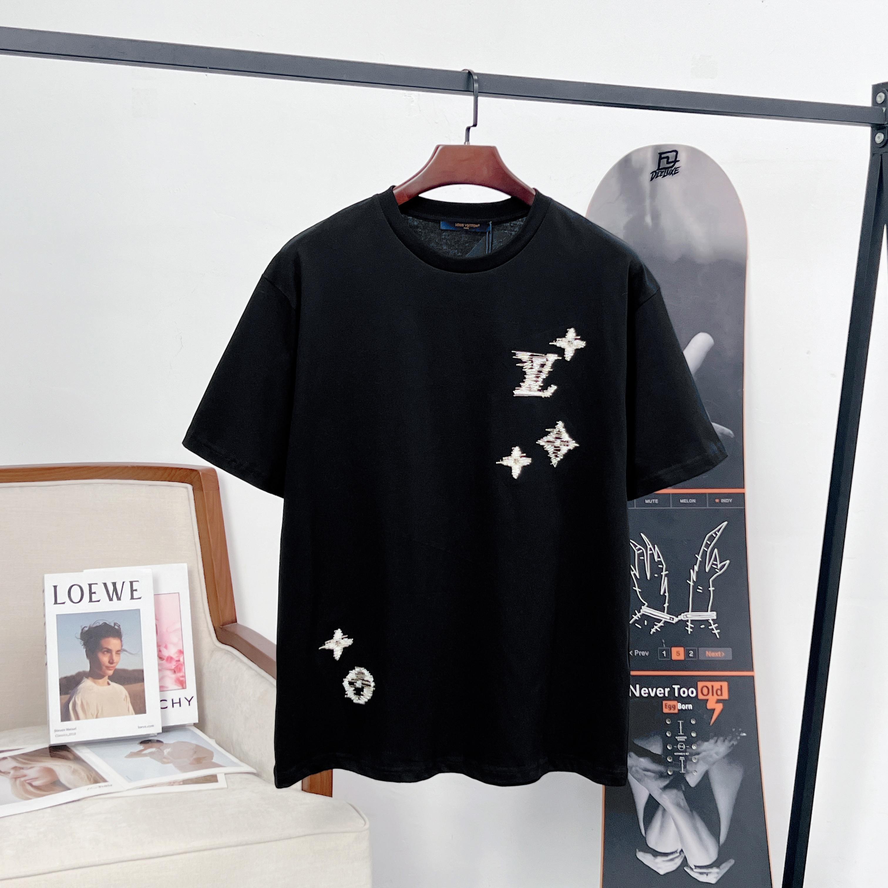P80 Louis Vuitton LV camiseta de manga corta con bordado de logotipo en hilo de colores contrastados. El hilo de colore…